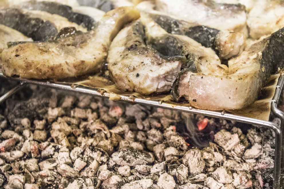 Galleria fotografica






Una foto d'epoca dell'antica bottega di Nuta a Ferrara









Caviale crudo e Caviale cotto di Cristina Maresi









Altri antipasti della Maresi: Crostino di storione affumicato, Crostino di patè di fegato di storione, Storione in saor









Abc, ossia aringa, baccalà e caviale, il primo piatto di Recanati









Spaghetto di Carla Latini, limone, panna acida e caviale ferrarese









Cipolle sotto la cenere, pronte a sposarsi con lo storione cotto ai carboni






