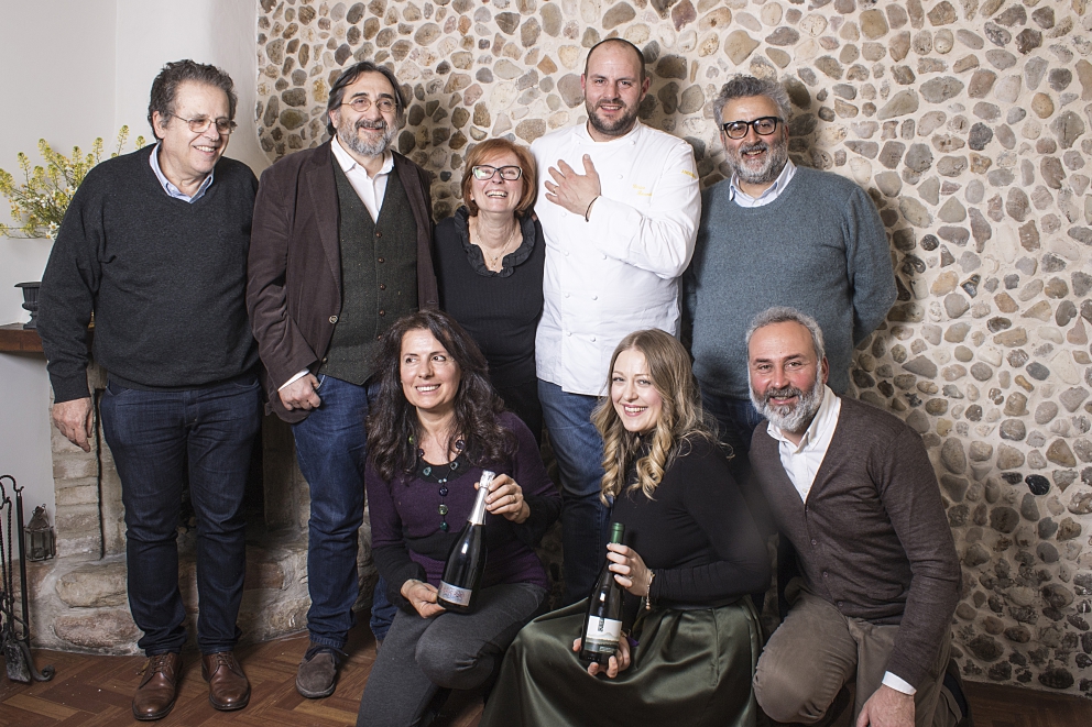 Galleria fotografica






Una foto d'epoca dell'antica bottega di Nuta a Ferrara









Caviale crudo e Caviale cotto di Cristina Maresi









Altri antipasti della Maresi: Crostino di storione affumicato, Crostino di patè di fegato di storione, Storione in saor









Abc, ossia aringa, baccalà e caviale, il primo piatto di Recanati









Spaghetto di Carla Latini, limone, panna acida e caviale ferrarese









Cipolle sotto la cenere, pronte a sposarsi con lo storione cotto ai carboni









Lo storione cotto ai carboni...









...prima dell'impiattamento finale: Storione cotto ai carboni, cipolla bruciata e ostriche









Il libro di Michele Marziani, Il Caviale del Po






