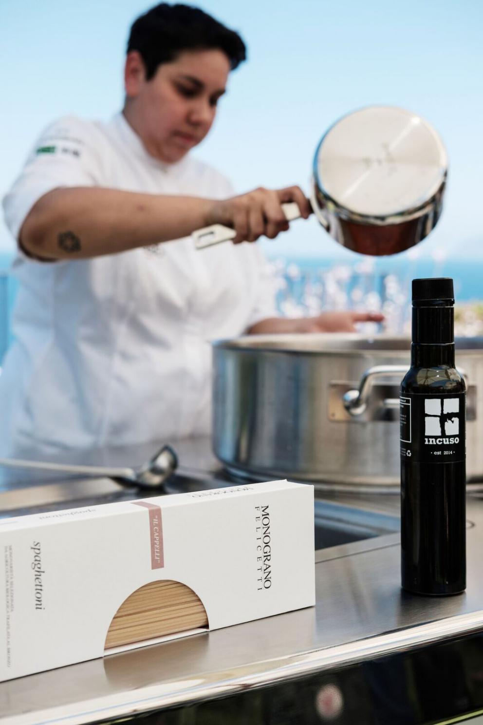 Galleria fotografica






Immagini (e chef) da Care's a Salina (tutte le foto Diego Artioli - Formasette): Ludovico De Vivo






