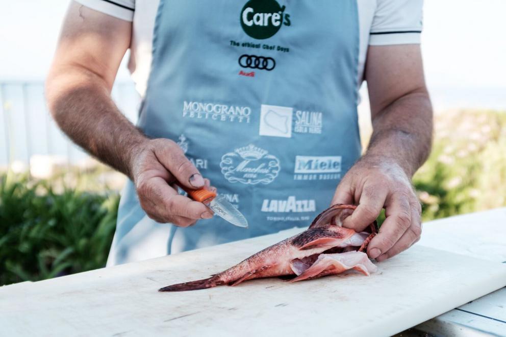 Galleria fotografica






Immagini (e chef) da Care's a Salina (tutte le foto Diego Artioli - Formasette): Ludovico De Vivo









Martina Caruso









Giuseppe Iannotti



















Paolo Ferretti e Norbert Niederkofler









Giancarlo Morelli









Moreno Cedroni con Yoji Tokuyoshi






