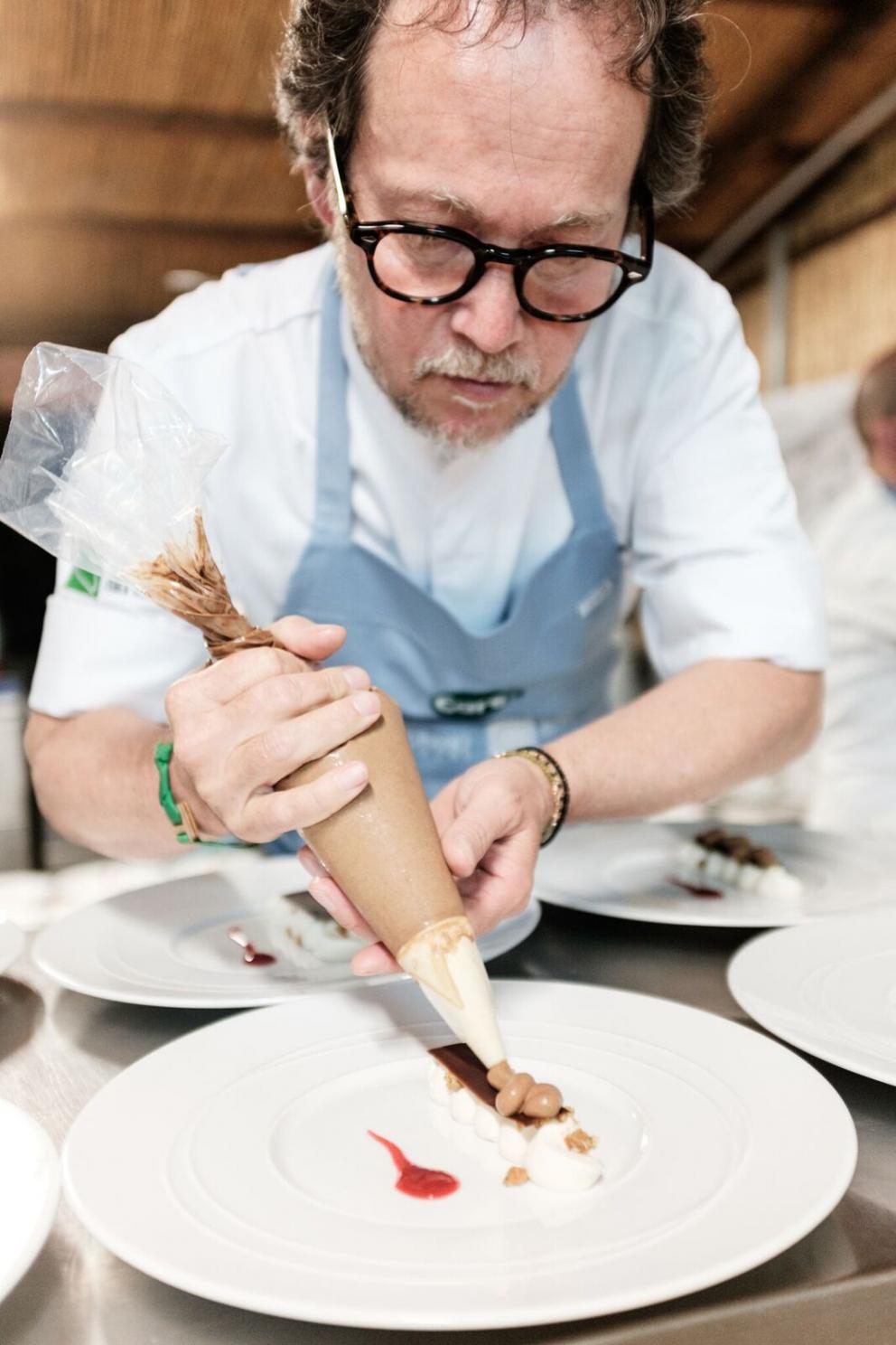 Galleria fotografica






Immagini (e chef) da Care's a Salina (tutte le foto Diego Artioli - Formasette): Ludovico De Vivo









Martina Caruso









Giuseppe Iannotti



















Paolo Ferretti e Norbert Niederkofler









Giancarlo Morelli









Moreno Cedroni con Yoji Tokuyoshi











