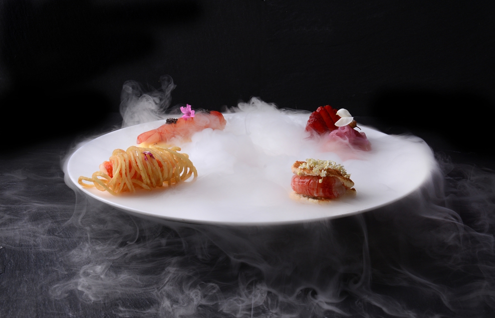 Galleria fotografica






Massimiliano Poggi, Al Cambio, Bologna

Uovo asparagi e parmigiano. Rappresenta la tradizione, non solo bolognese ma italiana. Chiaro che noi, con l'apparato di Altedo, abbiamo una fortuna che non tutte le regioni hanno: l'abbiamo in casa e di qualità assoluta! Riprendo la tradizione e trasformo le consistenze: a essere fritto non è più l'uovo ma la punta degli asparagi; il parmigiano non è più grattato ma viene reso cremoso con aggiunta di brodo di asparagi; aggiungo solo una parte di succo di asparagi crudi perché dà una notevole componente minerale amarognola. Un anticipo di primavera









Alessandro Panichi, Sotto l'Arco, Bologna

Canocchia, radicchio, bottarga e lampone. Dolce, amaro, acido e iodato (foto Bob Noto)









Isa Mazzocchi, La Palta, Borgonovo Valtidone (Piacenza)

Batarò con senape selvatica, pescegatto e pancetta. Una specie di pane schiacciato, con percentuale di polenta, ripieno di salumi piacentini (si serve soprattutto in val tidone). Piacenza in un batarò









Alberto Faccani, Magnolia, Cesenatico (Forlì-Cesena)

Triglia, amaretto, zafferano e limone. La dolcezza e la grassezza della triglia, la nota alcolica del liquore di mandorla, la profondità dello zafferano e l'aspro del limone. Un omaggio all'Italia e al Mediterraneo









Omar Casali, Marè, Cesenatico (Forlì-Cesena)

Bora Nera. Spaghettoni, inchiostro, quinto quarto di seppia, alghe e bergamotto. Materia prima, tecnica e tanto cuore per riportare nel piatto l'affascinante e profondo profumo iodato di una burrascosa giornata sul molo di Cesenatico









Fabrizio Mantovani, Fm con gusto, Faenza (Ravenna)

Patata ratta, lenticchie e caviale. E' una sintesi della mia cucina: una semplice patata con lenticchie, arricchita da un piccolo cucchiaio di caviale. Una crème fraîche allo zafferano e zest di lime. Estetica, istinto e semplicità ragionata









Massimiliano Mascia, San Domenico, Imola (Bologna)

Scampo, goletta e piselli. Amo i colori e i sapori della primavera e mi piace giocare con la contaminazione carne/pesce









Luca Marchini, L'Erba del Re, Modena

Risotto con ostriche, succo di porri, rucola e rabarbaro. E' il frutto della volontà di far coesistere la forza olfattiva del mare, proveniente dalle ostriche adagiate sulla superfice, con la pseudo-dolcezza di un risotto cremoso, la cui cottura viene fatta con un succo di porri grigliati e brasati. Giocano un ruolo di equilibrio la freschezza e asprezza del rabarbaro e il lieve amaro della rucola selvatica









Massimo Bottura, Osteria Francescana, Modena

Sometimes maillard, sometimes partrige... even bollito in civèt sauce. Ovvero, "A volte germano reale, a volte pernice... persino il bollito in salsa civet"









Irina Steccanella e Beppe Palmieri, Panino, Modena

Tortellini SuperPanna. Comprare una grande materia prima per fare un grande tortellino, e restiuire valore e qualità a un piatto della cucina domestica degenerato col tempo









Gianluca Gorini, Le Giare, Montiano (Forlì-Cesena)

Cetriolo, liquore Varnelli e uova di pesce affumicate. Note vegetali che incontrano quelle marine e affumicate per un interpretazione a 360 gradi del cetriolo, dal germoglio al fiore









Riccardo Agostini, Il Piastrino, Pennabilli (Rimini)

Animella d’agnello, latte ed estratto d’alloro. L'idea è quella di proporre un'animella inconsueta, d'agnello, senza nascondere le sue caratteristiche gustative come da tradizione ma esaltandole con il concentrato di latte di pecora per rafforzarne il gust. Vista la componente grassa, ho utilizzato l'alloro per il suo gusto amaro e la sua rinfrescante balsamicità









Terry Giacomello, Inkiostro, Parma

La pasta a modo nostro. Tagliolini tiepidi al bianco d'uovo con crema di parmigiano 36 mesi, rosso d'uovo sbattuto, caviale di tartufo e foglie di timo. E' un albume d'uovo cotto a vapore, steso come la pasta tradizionale, tagliato a mano a tagliolino, contornato da una crema di parmigiano, macchiata con un rosso d'uovo sbattuto e guarnito con foglie di timo e caviale di tartufo









Marco Parizzi, Parizzi, Parma

Consommé di buccia di patate, cipolla bruciata e ostriche con anolini di salmone. Il contrasto tra ingredienti di scarto e ingredienti pregiati, l'apparenza rassicurante di un piatto tipico con gusti completamente stravolti









Carla Aradelli, Riva, Ponte Dell'Olio (Piacenza)

Polpo, radicchio tardivo, crochetta di patate e majonese di rape rosse. Un piatto di semplicità ricercata: polpo e patate (la tradizione) e prodotti di stagione (radicchio tardivo e rapa rossa) creano un gioco di colori, radici e consistenze









Rino Duca, Il Grano di Pepe, Ravarino (Bologna)

Riso alla mandorla, gambero rosso e capperi. In Sicilia storicamente si cucinavano risi e non risotti. Nel mio piatto s'incontrano l'eleganza della mandorla, la sapidità del cappero e la profondità del gambero crudo









Matteo Salbaroli, Osteria L'Acciuga, Ravenna

Polpo arrostito, crema di topinambur e nocciole tostate. L'ho proposto al cenone e ha avuto così successo che lo riproponiamo anche l'inverno. Non solo polipo e patate









Gianni e Fulvia D'Amato, Caffè Arti e Mestieri, Reggiolo (Reggio Emilia)

Il viola della lingua. Lingua salmistrata cotta, spuma di patata viola, cavolo viola in agrodolce, polvere di lamponi disidratati









Gianpaolo Raschi, Guido, Rimini

Pancotto di pesce. Sono le mie origini marinaro-contadine, una lunga tradizione che si fonda sul concetto di recupero. Un tempo della memoria al quale sono profondamente legato e che ripercorro di continuo a bordo della mia Delorean (foto Giorgio Salvatori)









Franco Cimini, Antica Osteria del Mirasole, San Giovanni in Persiceto (Bologna)

Tagliatelle all'antico ragù di cortile. Un'antica ricetta delle campagne bolognesi che prevede l'utilizzo delle parti meno nobili degli animali da cortile (rigaglie), tra le quali creste, durelli, fegatini e ovine embrionali. Si contraddistingue per le diverse consistenze del ragù









Aurora Mazzucchelli, Marconi, Sasso Marconi (Bologna)

Il germano incontra un'acciuga. Il racconto del viaggio della migrazione germano. Lo scontro del mare con la terra e l'incontro del sapido col selvatico









Piergiorgio Parini, Povero Diavolo, Torriana (Parma)

Brasato di narce (anagramma di "carne", anche detto "l'animale che non c'è"). Il piatto rievoca alla vista e al palato l'opulenza e corposità di un brasato pur essendo composto di soli elementi vegetali: la base è un kiwi, glassato con ristretto di verdure, salse fermentate e vino rosso, spolverato con erbe balsamiche (foto Passione Gourmet)









Alberto Degl'Innocenti, Tirabusciò, Bibbiena (Arezzo)

Gnocchetti di pane verna allo scalogno, salsa di ribollita, cubetti di pane croccante al cavolo nero e cialda di Parmigiano. Un classico toscano a modo mio






