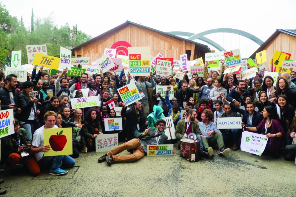 Galleria fotografica






La copertina di Slow Food. Storia di un’utopia possibile, di Carlo Petrini e Gigi Padovani, Giunti-Slow Food Editore, pagg 356, settembre 2017, 18 euro (15,30 euro acquistandolo qui)









Il manifesto Slow-food uscito il 3 novembre 1987 sul Gambero Rosso, con una chiocciola disegnata da Gianni Sassi









Carlin Petrini a Terra Madre









Passo indietro, siamo agli albori di Slow Food: Cantè i'euv nel 1979









Cantè i'euv nel 1979. Si riconosce Petrini, quarto da sinistra









Il primo numero della rivista La Gola, nell'ottobre 1982









La prima guida vini, nel 1988









La tessera Arcigola 1988









La tessera Arcigola 1989









La prima tessera Slow Food, nel 1990









Foto ricordo del congresso di Parigi nel 1989









Il congresso a Venezia nel 1990









Rivista Slow Food, 1993









Petrini con le gemelle Nete e Carlo Rambaldi a Sanremo









Anni Novanta: Giovanni Ravinale, Carlìn Petrini, Azio Citi 









1996: primo Salone del Gusto di Torino









1996: Laboratorio del Gusto al primo Salone di Torino









Una vignetta del 1996









2003: Vandana Shiva, Carlo Petrini e Alice Waters









Petrini nel 2004 tra l'allora presidente della Regione Piemonte, Enzo Ghigo, e l'allora sindaco di Torino Sergio Chiamparino









Il primo Terra Madre nel 2004









Petrini, Vandana Shiva ed Enzo Bianchi a Terra Madre nel 2004









2006: Carlo d'Inghilterra a Pollenzo









Petrini in Kenia nel 2012









Petrini a Berlino nel 2014







