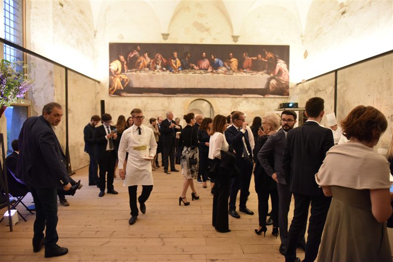 Photogallery
















Gianluca Galimberti, sindaco di Cremona



















Stefano Cerveni al lavoro














Il grande Romano Tamani









Iginio Massari









Christophe Sanchez al microfono









Fabio Caressa









Edoardo Raspelli














C'era anche Cristina Parodi






