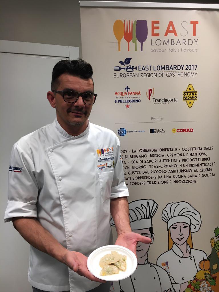 Galleria fotografica






Al centro Vanni Bottura e Marzia Gandellini di Genuitaly. Sono con Federico Kaus e Daniela Sasso, che curano il servizio del piatto









Samuel Perico mentre prepara i casoncelli









Vanni Righi con la madre - Scalco Grasso









Lo staff del Collina









Andrea Leali









Andrea e Niccolò della Trattoria Via Vai









Leonardo Lazzaroni di Tradizioni Padane









Lo staff delle Antiche Rive: da sinistra Manuel Garbellini, Rocco Sinisi, Paola Betta






