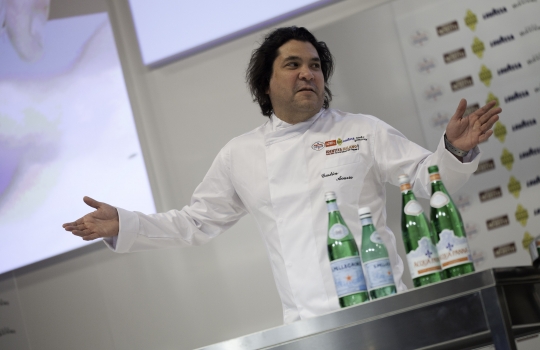 Galleria fotograficaDa sinistra, Massimiliano Alajmo delle Calandre di Rubano (Padova), Corrado Assenza&nbsp;del Caff&egrave; Sicilia di Noto (Siracusa) e Aimo Moroni del Luogo di Aimo e Nadia a MilanoUn sorridente Moreno Cedroni, cuoco della Madonnina del Pescatore di Senigallia (Ancona)A sinistra Paolo Marchi, a destra Claudio Ceroni. I due vertici di Identit&agrave; GoloseRoberto Restelli, a lungo curatore dell'edizione italiana della Guida MichelinLuciana Bianchi, giornalista italo-brasilianaGiuliano Baldessari, sous chef delle Calandre di Rubano,&nbsp;Padova; Alfredo Pratolongo, direttore comunicazione e affari istituzionali Heineken Italia e Paolo MarchiRodrigo Oliveira, cuoco paulista del Mocot&ograve;Pausa caff&egrave; allo spazio LavazzaDa sinistra, il giornalista Stefano Vegliani, il cuoco Carlo Cracco e il suop sous chef Matteo BaronettoMassimo Bottura dell'Osteria Francescana di Modena e Matteo Baronetto del ristorante Cracco di MilanoIl giornalista Gabriele Zanatta con Riccardo Monco e Italo Bassi, chef dell'Enoteca Pinchiorri di FirenzeRoberto ed Enrico (Bobo e Chicco) Cerea del ristorante Da Vittorio di Brusaporto (Bergamo)Alessandra Rotondi, sommelier romana di stanza a New YorkMatteo e Camilla Lunelli di Cantine Ferrari premiano i fratelli CereaGiulia Corradetti di Identit&agrave; Golose e Davide Scabin, chef del Combal.Zero di Rivoli, TorinoPremiati Oleifici Barbera premia Missy Robbins, cuoca americana di A Voce a New York. A destra, Paolo MarchiIl giornalista Andrea PetriniRosita Dassisti e Claudio Ceroni&nbsp;di Magenta BureauDi spalle, Marco Bolasco, direttore editoriale di Slow Food e Paolo Lopriore, cuoco del Canto di SienaChiara Quaglia e Piero Gabrieli di Molino Quaglia premiano il "pizzaiolo" Simone Padoan de I Tigli di San Bonifacio a VeronaMassimo Bottura, Osteria Francescana, ModenaEnzo Vizzari, direttore delle Guida ai Ristoranti Espresso e Paolo MarchiSulla sedia il pastaio Giovanni Assante, a terra il cuoco paulista Alex Atala con la sommelier Alessandra RotondiClaudio Ceroni e Paolo Marchi rendono omaggio ad Alessandra Piazzoni, colonna di Magenta BureauPaolo Marchi stretto tra la collega Livia Chiriotti e l'agronomo di Valhrona&nbsp;Jean-Fran&ccedil;ois DargeinFr&eacute;d&eacute;ric Bau,&nbsp;ma&icirc;tre p&acirc;tissier di ValhronaRen&eacute; Redzepi, chef del Noma di CopenaghenLa giornalista Livia Chiriotti con Luca Lacalamita, giovane pasticcere dell'Enoteca Pinchiorri di FirenzeHeinz Beck, chef della Pergola di RomaPaolo Marchi premia Missy Robbins e Claudio Sadler del ristorante Sadler di MilanoLe formule di Niko Romito, chef del ristorante Reale di Castel di Sangro (Chieti)Marchi con Paolo Donei del Malga Panna di TrentoGiovanni Minetti di Casa E. Mirafiore (a destra) consegna ad Alessandro Gilmozzi del Molin di Cavalese il premio di Artigiano della GolaAlfio Ghezzi della Locanda Margon di TrentoLa giornalista e scrittrice Alessandra MeldolesiAlfredo Zini di Fipe premia Viviana Varese del ristorante Alice di Milano: suo il premio&nbsp;Identit&agrave; vincenti a MilanoDa sinistra, il foodwriter Nicola Massa con Roberta Sudbrack, cuoca del ristorante omonimo di Rio de Janeiro