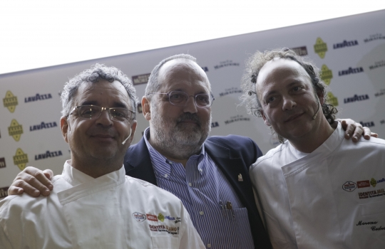 Galleria fotograficaDa sinistra, Massimiliano Alajmo delle Calandre di Rubano (Padova), Corrado Assenza&nbsp;del Caff&egrave; Sicilia di Noto (Siracusa) e Aimo Moroni del Luogo di Aimo e Nadia a MilanoUn sorridente Moreno Cedroni, cuoco della Madonnina del Pescatore di Senigallia (Ancona)A sinistra Paolo Marchi, a destra Claudio Ceroni. I due vertici di Identit&agrave; GoloseRoberto Restelli, a lungo curatore dell'edizione italiana della Guida MichelinLuciana Bianchi, giornalista italo-brasilianaGiuliano Baldessari, sous chef delle Calandre di Rubano,&nbsp;Padova; Alfredo Pratolongo, direttore comunicazione e affari istituzionali Heineken Italia e Paolo MarchiRodrigo Oliveira, cuoco paulista del Mocot&ograve;Pausa caff&egrave; allo spazio LavazzaDa sinistra, il giornalista Stefano Vegliani, il cuoco Carlo Cracco e il suop sous chef Matteo BaronettoMassimo Bottura dell'Osteria Francescana di Modena e Matteo Baronetto del ristorante Cracco di MilanoIl giornalista Gabriele Zanatta con Riccardo Monco e Italo Bassi, chef dell'Enoteca Pinchiorri di FirenzeRoberto ed Enrico (Bobo e Chicco) Cerea del ristorante Da Vittorio di Brusaporto (Bergamo)Alessandra Rotondi, sommelier romana di stanza a New YorkMatteo e Camilla Lunelli di Cantine Ferrari premiano i fratelli CereaGiulia Corradetti di Identit&agrave; Golose e Davide Scabin, chef del Combal.Zero di Rivoli, TorinoPremiati Oleifici Barbera premia Missy Robbins, cuoca americana di A Voce a New York. A destra, Paolo MarchiIl giornalista Andrea PetriniRosita Dassisti e Claudio Ceroni&nbsp;di Magenta BureauDi spalle, Marco Bolasco, direttore editoriale di Slow Food e Paolo Lopriore, cuoco del Canto di SienaChiara Quaglia e Piero Gabrieli di Molino Quaglia premiano il "pizzaiolo" Simone Padoan de I Tigli di San Bonifacio a VeronaMassimo Bottura, Osteria Francescana, ModenaEnzo Vizzari, direttore delle Guida ai Ristoranti Espresso e Paolo MarchiSulla sedia il pastaio Giovanni Assante, a terra il cuoco paulista Alex Atala con la sommelier Alessandra RotondiClaudio Ceroni e Paolo Marchi rendono omaggio ad Alessandra Piazzoni, colonna di Magenta BureauPaolo Marchi stretto tra la collega Livia Chiriotti e l'agronomo di Valhrona&nbsp;Jean-Fran&ccedil;ois DargeinFr&eacute;d&eacute;ric Bau,&nbsp;ma&icirc;tre p&acirc;tissier di ValhronaRen&eacute; Redzepi, chef del Noma di CopenaghenLa giornalista Livia Chiriotti con Luca Lacalamita, giovane pasticcere dell'Enoteca Pinchiorri di FirenzeHeinz Beck, chef della Pergola di RomaPaolo Marchi premia Missy Robbins e Claudio Sadler del ristorante Sadler di MilanoLe formule di Niko Romito, chef del ristorante Reale di Castel di Sangro (Chieti)Marchi con Paolo Donei del Malga Panna di TrentoGiovanni Minetti di Casa E. Mirafiore (a destra) consegna ad Alessandro Gilmozzi del Molin di Cavalese il premio di Artigiano della GolaAlfio Ghezzi della Locanda Margon di TrentoLa giornalista e scrittrice Alessandra MeldolesiAlfredo Zini di Fipe premia Viviana Varese del ristorante Alice di Milano: suo il premio&nbsp;Identit&agrave; vincenti a MilanoDa sinistra, il foodwriter Nicola Massa con Roberta Sudbrack, cuoca del ristorante omonimo di Rio de JaneiroGaston Acurio, chef peruviano di Astrid y Gaston