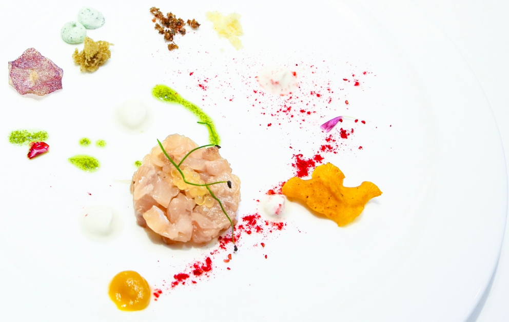 Galleria fotografica






Giorgio Damini, Damini & Affini, Arzignano (Vicenza)

La mia caesar salad - L'idea è sicuramente nata dopo le mie esperienze londinesi, quando ho scoperto come una salsa cambi completamante il gusto dell'insalata. Quindi ho cercato di esaltare tutti gli ingredienti dividendoli uno per uno, senza mescolare nulla, poi un pizzico di macelleria con la carne disidratata al posto del pollo e, dulcis in fundo, il pane di Eugenio Pol









Alessandro Dal Degan, La Tana, Asiago (Vicenza)

Crudo di anatra fiammeggiata, topinambur, foglie di faggio e sorbo dell'uccellatore - E' un piatto che per tonalita amaro-salate e per quelle dei colori è un simbolo della stagione fredda e della monocromia invernale. Un omaggio alla lentezza









Alessio Longhini, Stube Gourmet dell'hotel Europa, Asiago (Vicenza)

Riso carnaroli mantecato alla crema di topinambur, crudo di ricciola, caramello di birra stout, uova di salmone - Piatto che rispecchia le mie esperienze. Raccoglie gusti e consistenze diversi tra loro









Alfio Ghezzi, Locanda Margon, Trento

Non aglio e olio, non cacio e pepe, ma insolito Trentino - Spaghetti Monograno Felicetti, TrentoDoc Ferrari Perlé, Trentingrana e olio extravergine Garda Trentino Dop Uliva... Un piatto che nasce sulla suggestione di Bottura: «...ma siamo proprio sicuri che la tradizione sia rispettosa del territorio?». E che si sviluppa attraverso la tecnica dei due classici, aglio e olio e cacio e pepe, declinati però in chiave trentina









Giuliano Baldessari, Aqua Crua, Barbarano Vicentino (Vicenza)

Mungotto alle capesante, artemisia e argilla - Lo propongo perché offre un punto di vista diverso sul mondo del risotto. Il mungotto è il nome che ho dato al "risotto" fatto con i fagioli mung al posto del riso









Lionello Cera, Antica Osteria Cera, Campagna Lupia (Venezia)

Spaghettino freddo con cavolfiore, champagne rosé, scampo e ostrica - Un piatto che nasce dopo avere cotto il cavolfiore assieme ai gusci delle canocchie. Ho pensato di conferirgli acidità e ho fatto ridurre dello champagne con anice stellato. Poi scampo crudo battuto e un pezzo di ostrica per ricordare il mare in purezza









Nicola Dinato, Feva, Castelfranco Veneto (Treviso)

Risotto al broccolo di Bassano, cannocchie, mandarino, alici - "...with tangerine trees and broccoli skies..". Citiamo, modificandola, una frase del brano Lucy in the Skies with Diamonds, dei Beatles. Proponiamo l'italianità in un primo piatto invernale, che coglie spunti dal territorio limitrofo (il broccolo di Bassano del Grappa, le cannocchie della Laguna di Venezia), ma anche da altrove (i mandarini siciliani, la colatura di alici di Cetara). Il tutto unito da un grande riso, il Principato di Lucedio









Giuseppe D’Aquino, Oseleta, Cavaion Veronese (Verona)

Spaghetti al pomodoro del piennolo, burrata e scorza di limone – Un piatto che nella sua semplicità è diventato il must del ristorante Oseleta. Un piatto per il quale a detta di tanti vale la pena fare il viaggio









Riccardo Gaspari, El Brite de Larieto, Cortina d'Ampezzo (Belluno)

Spaghetto di montagna - Il profumo del bosco sfida la tradizione italiana in un semplice spaghetto aglio e olio









Donato Episcopo, La Corte dell'hotel Villa Abbazia, Follina (Treviso)

Mandorla di Toritto, composta di fichi “paradiso”, spugna all’alloro e gelato moka - Questo dessert nasce da un capriccio di mia mamma che, durante un mio viaggio, decise di mettermi di nascosto, in valigia, un vasetto di fichi secchi. Non so come fece a passare i controlli in aeroporto e comunque quando lo trovai fu una bella sorpresa. Mi ricordo che da ragazzo, quando andavo a casa delle zie o dei nonni, con il caffè offrivano dei fichi secchi con al centro una mandorla e un pezzettino di foglia di alloro (usanza della mia terra, che è il Salento)









Alberto Basso, 3Quarti, Grancona (Vicenza)

Risi e latte, miele, sfere di birra al lampone e ribes - Riso e latte è la tradizione, il cibo povero per eccellenza nelle nostre zone. Siamo partiti quindi da questo e dalla semplicità per sviluppare un dolce inusuale e per certi versi anche un po' estremo. Il riso viene cotto nel latte e mantecato col gorgonzola, per dare un po’ di sapidità, e miele del bosco di Rigoni di Asiago. Lo serviamo con lamponi disidratati, ribes e sfere di birra al lampone









Nicola Portinari, La Peca, Lonigo (Vicenza)

Anguilla in forno di braci con guava e tamarindo - L'anguilla è difficile da affrontare per la clientela a causa della sua grassezza. Quindi la sfida è creare un piatto da consigliare per poi ricevere complimenti e la conseguente voglia di mangiarlo di nuovo. Risulta croccante fuori e morbido dentro, con la guava che con la sua fresca tannicità doma la parte grassa dell'anguilla, mentre il tamarindo addolcisce e rende raffinato e vellutato il suo sapore rustico e leggermente terroso









Leandro Luppi, Vecchia Malcesine, Malcesine (Verona)

Raviolo aperto di spaghetti, lago e zafferano - Un chiaro omaggio al Marchesi del Raviolo aperto e allo Scabin dello spaghetto cotto in sottovuoto. In più, il mio lago









Lorenzo Cogo, El Coq, Marano Vicentino (Vicenza)

Ritorno alla sapidità - Alice sotto sale, rapa, dragoncello, kiwi fermentato, petali di carciofo e umibudo









Piergiorgio Siviero, Lazzaro 1915, Pontelongo (Padova)

Scam-pato verso i colli – Uno scampo di Chioggia tostato in saor, noce salata e tarassaco, chips di topinambur. Risalendo dalle valli di Chioggia lungo il Bacchiglione, il percorso tra storia e identità del mio territorio









Massimiliano Alajmo, Le Calandre, Rubano (Padova)

Mozzarella di mandorle - Una finta mozzarella di pasta cotta di zucchero, miele e albume soffiato come uno zucchero filato, senza l’utilizzo di coloranti o altri elementi artificiali. La ricostruzione olfattiva del piatto rimanda a una vera mozzarella per la presenza dell’acqua, dell’olio extra vergine di oliva, dell’origano e dei canditi vegetali. Ironia e immaginazione per travestire la mandorla e proiettarla in un’altra dimensione, per far riscoprire in pochi istanti una sensazione lattico-tattile-olfattiva e visiva in un dolce che non contiene nemmeno una goccia di latte – foto Bob Noto









Pierchristian Zanotto, Gambrinus, San Polo di Piave (Treviso)

Gamblù – E’ il nostro "blu" vegetale affinato in bacche di uva rabosa bio, sedano rapa e pane al pepe rosa. Seguendo il nostro percorso di cucina etica e responsabile, senza rinunciare alla golosità dei grandi formaggi









Oliver Piras e Alessandra del Favero, Aga dell'hotel Villa Trieste, San Vito di Cadore (Belluno)

Linguine, mirtilli, luppolo e salsiccia di manzo cruda - Abbiamo ricreato con due varietà di mirtilli diverse lo stesso ph del pomodoro e il condimento ricorda il classico sugo alla campidanese delle mie zone d'origine






