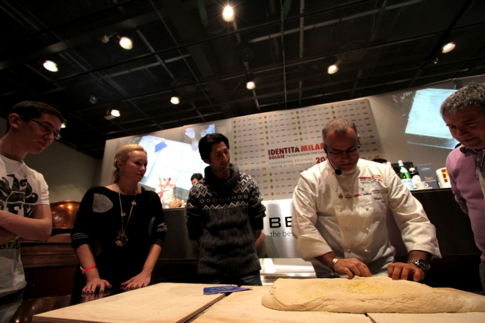 Galleria fotografica






Francesca Morandin sul palco. Sta studiando come ottenere lievitati di qualità gluten free, ha raccontato la "sua" colazione con pane senza glutine a lievito madre





