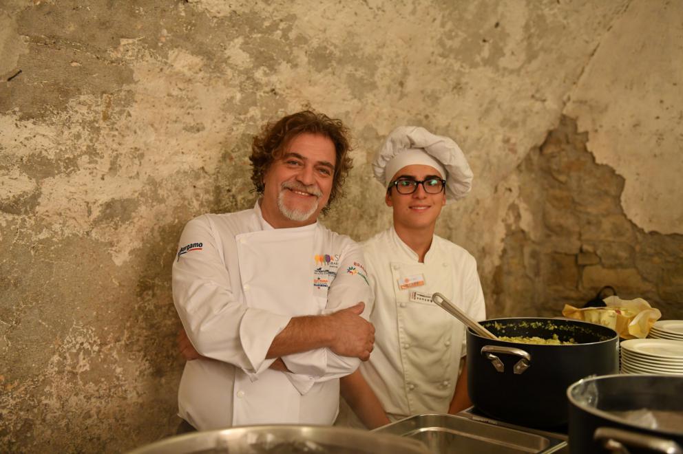 Galleria fotograficaTeatro dell'evento di&nbsp;East Lombardy, il&nbsp;monastero di Ast&igrave;no,&nbsp;Bergamo.&nbsp;E'&nbsp;un complesso conventuale plurisecolare di origine&nbsp;vallombrosana&nbsp;non pi&ugrave; attivo e&nbsp;restaurato nel 2015.
Alcuni degli illustri cuochi che hanno preso parte all'evento. Si riconoscono&nbsp;Carlo Cracco,&nbsp;Chicco Cerea,&nbsp;Tonino Cannavacciuolo&nbsp;e&nbsp;Bobo Cerea
L'affluenza ad "Astino nel Gusto": oltre 4mila partecipanti in&nbsp;3 giorni, 1.100 solo nell'evento di domenica
Ha aperto le danze&nbsp;Antonia Klugmann,&nbsp;L'Argine&nbsp;di Venc&ograve; (Gorizia),&nbsp;proponendo il suo&nbsp;Orzo, farro e radice amara.
Davide Oldani&nbsp;del ristorante&nbsp;D'O&nbsp;di Cornaredo (Milano), al fianco di&nbsp;Lisa Casali.&nbsp;L'autore della cucina Pop ha mostrato a tutti l&rsquo;importanza di lavorare con materie prime buone perch&eacute;, anche se povere, sono in grado di dare origine a piatti emozionanti.
Heinz Beck,&nbsp;La Pergola&nbsp;del Rome Cavalieri, Roma, 3 stelle Michelin,&nbsp;ha preparato &ldquo;Fontana o Pomodoro?&rdquo;: pomodoro, tonno fresco, semi di chia, capperi e chinoa soffiata. Un piatto concettuale, ispirato ai due grandi artisti evocati nel titolo
Tonino Cannavacciuolo,&nbsp;Villa Crespi&nbsp;(Orta San Giulio, Novara)
Chicco Cerea&nbsp;e&nbsp;Paolo Rota,&nbsp;Da Vittorio&nbsp;(Brusaporto, Bergamo):&nbsp;i padroni di casa preparano uno dei piatti protagonisti della serata di domenica: Risotto con lo Strachitunt
Carlo Cracco,&nbsp;Cracco, Milano (trasloco a breve, in galleria Vittorio Emanuele II). Ha proposto un classico della sua cucina, l&rsquo;&rdquo;Uovo affumicato&rdquo;. Cooking show sold out e tutti in fila allo stand per non lasciarsi sfuggire l&rsquo;occasione di vederlo all&rsquo;opera
Philippe L&eacute;veill&eacute;, Miramonti l'Altro (Concesio, Brescia). Ha cucinato Lumache e polenta, ritorno alla tradizione
