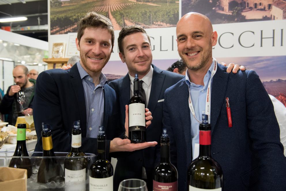 Galleria fotografica






Acetaia Giusti - Il Gran Deposito Aceto Balsamico di Giuseppe Giusti, la più antica azienda produttrice di Aceto Balsamico di Modena fondata nel 1605, ha portato al congresso l’intera Collezione Storica Giusti, una selezione di pregiati aceti balsamici invecchiati fino a 100 anni, assieme a un panettone all’aceto balsamico creato per Acetaia Giusti dall’Antica Pasticceria Muzzi. «Il nostro aceto è sempre in viaggio – ci ha raccontato Claudio Giusti – E' molto interessante vedere come viene utilizzato nelle cucine fusion di tutto il mondo, in Giappone, in Korea e nelle cucine americane e sudamericane». A Identità Golose il Banda Rossa, un aceto balsamico che invecchia in antiche botticelle risalenti al 1600, è stato in assoluto il preferito dagli chef









Agrimontana - Con Agrimontana abbiamo fatto un viaggio tra estetica, ragione e sentimento grazie a diversi appuntamenti con il pastry consultant Emmanuele Forcone che ci ha fatto scoprire forme e strutture in pasticceria; Andrea Tortora, pastry chef, che ha fatto la colomba, preparato la colazione e reinterpretato il pandoro; Diego Crosara, pastry consultant, che ha preparato un Gelato e cioccolato tra dolce e salato; e lo chef Marco Perez che ci ha mostrato un “cibo da favola” in un gioco di molteplici sapori dal gusto unico. Protagonisti i frutti della natura: zenzero candito, amarena chiara, albicocche, pere e olive siciliane candite









Alaska Seafood Marketing Institute (ASMI) - Presenti allo stand di Alaska Seafood i pesci che rappresentano l'eccellenza del gusto, il trionfo della naturalità e, soprattutto, della qualità. Abbiamo scoperto la raffinatezza dei prodotti ittici dell'Alaska: salmone selvaggio, black cod, granchio reale e ikura. Alessio Taffarello, chef di Lile in cucina, ha preparato deliziosi finger food con alcune di queste prelibatezze. Un viaggio meraviglioso dove l'alta qualità della materia prima e la libertà creativa dello chef hanno creato un'esperienza gustativa indimenticabile









Ambasciatori del Gusto - Presenti al congresso anche gli Ambasciatori del Gusto: cuochi, ristoratori, pizzaioli, sommelier, persone di sala, pasticcieri e gelatieri che attraverso il proprio mestiere si sono distinti nella valorizzazione del patrimonio agroalimentare ed enogastronomico italiano. L’associazione Ambasciatori del Gusto è una realtà senza scopo di lucro, espressione dell’eccellenza della ristorazione e della pasticceria italiana









Angelo dello chef - Angelo e Roberta Castellani hanno presentato tutto ciò che può essere utile per uno chef e ristoratore: arredo tavola, forniture complete per cucine professionali, pregiate porcellane, tutto per il finger food, macchinari, specialità alimentari e articoli per la pasticceria









Antica Corte Pallavicina - Come ogni anno i fratelli Spigaroli ci hanno proposto un viaggio di gusto tra i migliori salumi della Bassa Parmense. In primis il mitico culatello di Zibello che ora come 500 anni fa viene prodotto naturalmente, senza conservanti e affinato nelle cantine dell’Antica Corte Pallavicina. La proposta di salumi ha visto inoltre protagonisti il salame gentile, la mariola, il lardo di maiale nero e il “fioccaccio”, assieme a un culatello di Suino Nero di Parma 36 mesi abbinato a un metodo classico della cantina Berlucchi









Artmenu Factory - Con Artmenu Factory abbiamo intrapreso un viaggio all’insegna della qualità e del made in Italy: portamenu e carte dei vini nei materiali più svariati, dall’ecopelle stile canvas all’ecopelle imitazione legno. Lontana da qualsiasi criterio di standardizzazione, l’azienda lavora rigorosamente a mano le proprie realizzazioni coniugando sempre eleganza e funzionalità









Associazione Le Soste - L’associazione Le Soste riunisce ottantacinque tra i migliori ristoranti di cucina italiana nel nostro Paese e nel Mondo. L’idea originaria prese forma nel 1982 durante una cena tra ristoratori amici: alcuni tra i maggiori chef italiani stabilirono di incontrarsi periodicamente per condividere spunti e progetti sull’enogastronomia italiana d’eccellenza e rendere noti ai propri clienti i ristoranti che perseguivano quotidianamente gli ideali di cultura gastronomica, convivialità, accoglienza, cortesia e raffinatezza. Il modello di riferimento furono dal principio le grandi associazioni francesi come Traditions et Qualité e Relais Gourmands. Da allora tanti anni sono passati, ma lo spirito di amicizia tra i diversi soci, nonché il percorso comune teso all’alta qualità, animano ancora oggi i membri Le Soste









Azienda agricola San Pietro a Pettine - L’azienda agricola San Pietro a Pettine è stata presente a Identità Milano 2017 per rappresentare l’Umbria e per raccontare l’eccellenza di un territorio che sta vivendo un momento difficile. Allo stand si sono alternate degustazioni di specialità gastronomiche al tartufo, tra cui il succo di tartufo nero pregiato, ultimo nato in azienda, che ha fatto il suo debutto al congresso









Azienda agricola Valier - Daniele Valier è stato il primo a credere nella valorizzazione della noce verde e ora la sua azienda agricola Valier è la prima e unica a livello nazionale a lavorarla e valorizzarla in ogni sua stagionalità. Allo stand dell’azienda abbiamo conosciuto l’intera linea di prodotti Noce Verde e Noce Secca: farina e pasta di noci, noci sgusciate e olio di noce estratto a freddo dalla spremitura della noce Lara prima qualità









Berlucchi - Berlucchi ha accolto gli ospiti nella sua lounge all black dove, oltre all’assaggio di ’61 Brut, Satèn e Rosè, si sono tenute degustazioni di audaci abbinamenti di salmone Upstream, culatello da maiale nero affinato 36 mesi dell’Antica Corte Pallavicina, con ’61 Nature 2009, Franciacorta non dosato, affinato 5 anni sui lieviti. Cristina Bowerman di Glass Hostaria ha deliziato il pubblico con tre finger in un originale “elogio della purezza”









Bonaventura Maschio - Prime Uve, il prodotto simbolo di Bonaventura Maschio, ha ispirato i cocktail dei bartender in abbinamento alle creazioni di grandi chef. Marco Russo e Wicky Priyan, Flavio Angiolillo e Moreno Cedroni, Mattia Pastori e Marcello Trentini sono stati i protagonisti di “Alambicchi, sorsi e assaggi”, le degustazioni ispirate all’uso versatile di Prime Uve che Bonaventura Maschio ha proposto ogni giorno presso lo stand. Per Prime Uve sono stati anche studiati dei cocktails da Noi di Sala, in particolare da Marco Civitelli e Abdel El Attaoui di Ceresio 7. «Abbiamo raccontato il tema del viaggio con i nostri prodotti e la loro diversità d’origine: alcuni, come la grappa, sono tradizionalmente italiani, altri sono dei gin che parlano un’altra lingua ma noi li abbiamo reinterpretati in chiave tricolore – ci hanno spiegato Anna e Andrea Maschio - I nostri prodotti per la mixology hanno fatto un viaggio che parte dal Messico, dai Caraibi, dall’Inghilterra, dall’Irlanda, per arrivare fino a noi»









Carozzi Formaggi - Shottini di taleggio, limone e Martini, muffin al cioccolato e olive taggiasche accompagnati da primosale, gazpacho e formaggio di capra: Carozzi Formaggi quest’anno ha voluto proprio stupire il pubblico di Identità Golose che ha potuto vivere un viaggio nel mondo del formaggio più raffinato e gustoso. Durante la kermesse, ad accompagnare l’azienda valsassinese c’era lo chef Marco Rossi che con il suo estro ha saputo conquistare i presenti declinando il formaggio in una serie di finger food ricercati. La collaborazione tra Carozzi e lo chef del ristorante Al Rustico di Lambrugo è sfociata nella creazione del libro “Dal mare alla montagna, e ritorno”: uno scrigno composto da una serie di ricette volte a presentare i formaggi Top Level Carozzi sotto diversi punti di vista. I formaggi Carozzi hanno chiuso la tre giorni da protagonisti all’evento Identità di Champagne organizzato da Ruinart









Coltelleria Silvano Collini - Per la prima volta al congresso la Coltelleria Collini ha presentato Ibrà, una nuova linea artigianale e semi-artigianale di coltelleria da chef firmata Silvano Collini. «L’insolita forma a “B” di questi coltelli è un omaggio a Bra, la mia città» ci ha spiegato Silvano Collini, che nei tre giorni di congresso ci ha offerto degustazioni di vini e assaggi di prodotti tipici del territorio delle Langhe e Roero, elaborati e presentati dallo chef Luca Dall'Aglio









Comune di Arenzano – Villa Figoli - La Villa Figoli Des Geneys è la sede per la nuova Accademia di Alta Formazione per l'Hótellerie di Bordo. È la prima scuola in Italia dedicata esclusivamente alla formazione di professionisti dell'hótellerie che lavoreranno sulle navi passeggeri: cuochi, pasticceri, panettieri, animatori, addetti al servizio clienti e altre figure legate all'accoglienza e all'intrattenimento di bordo. L’iniziativa nasce dalla collaborazione tra Regione Liguria, Comune di Arenzano e Fondazione ITS Accademia Italiana Marina Mercantile, che gestisce la scuola con l’obiettivo di promuovere l’eccellenza italiana nel comparto dell’ospitalità di bordo









Consorzio Prugne della California - Il Consorzio delle Prugne della California, realtà che raggruppa 900 coltivatori di susine e 29 confezionatori di prugne che da oltre 150 anni si dedicano alla coltivazione e alla raccolta di questo superalimento di pregio, ci ha fatto scoprire i suoi prodotti con degustazioni giornaliere di prugne, concentrati e puree assieme a brioche e biscotti preparati dallo chef Andrea Valentinetti. Ricche di sostanze nutrienti e considerate estremamente benefiche per la salute e il benessere, le prugne rappresentano il prodotto per eccellenza da tenere anche in cucina. Per questa ragione, sia i cuochi professionisti che quelli meno esperti amano includere le prugne nelle loro creazioni culinarie per sostituire un po’ del burro, dell’olio o dello zucchero nella ricetta









Consorzio tutela Arancia Rossa Igp - Il Consorzio Tutela Arancia Rossa di Sicilia Igp ha proposto una serie di degustazioni dedicate all’arancia rossa, prodotta esclusivamente in Sicilia (a Catania, Enna e Siracusa) grazie alle forti escursioni termiche. Il Consorzio, che conta oggi oltre 600 soci fra produttori e confezionatori per 6.500 ettari di coltivazione certificata, ha l’obiettivo di tutelare, promuovere e valorizzare Tarocco, Moro e Sanguinello che, con le varie cultivar, sono le varietà di arancia rossa previste dal disciplinare di produzione









Contadi Castaldi - Contadi Castaldi ha presentato la sua filosofia aziendale e prodotti di alto livello per quella che l’azienda stessa definisce “una nuova generazione di Franciacorta”: il Soul Satèn, una riserva franciacortina, 100% Chardonnay, affinata 72 mesi sui lieviti per un gusto scattante, fresco e piacevole









Coppini Arte Olearia - L’olio extravergine T.o.p. di Coppini Arte Olearia è stato l’olio ufficiale di Identità Milano 2017, utilizzato per le preparazioni di tutti gli chef durante i tre giorni di congresso. T.o.p. - Tracciabilità Origine Prodotto è un’iniziativa che racchiude e rappresenta l’anima più profonda della Coppini Arte Alearia. Il nucleo del progetto è stato concepito nei primi anni ’80 e ora è un sigillo che contiene l’anima, la filosofia e la storia step by step dell’azienda, dai primi passi fino a oggi. I prodotti di Coppini sono stati esaltati da degustazioni con abbinamenti innovati di Stefano Guizzetti, Terry Giacomello del ristorante stellato Inkiostro e Alfonso Vitelli del ristorante Areadocks









Dissapore-Ifood - Dalla rete al congresso più importante d’Italia: iFood.it e Dissapore.com a Identità Golose 2017 sono stati presenti con più di 20 iFood Social Reporter per raccontare live attraverso i social gli istanti più significativi del congresso, assieme a interviste con gli ospiti e i protagonisti dell’evento al Dissapore Café. «Sono passati cinque anni da quando venni per la prima volta al congresso come blogger, esserci oggi con questo spazio è una grandissima soddisfazione» ci ha raccontato Vatinee Suvimol, responsabile iFood









Divine Creazioni Surgital - Allo stand di Divine Creazioni si sono alternate preparazioni e degustazioni di panciotti con finferli e fontina e spaghetti cacio e pepe della linea Divine Creazioni, assieme alle due ricette realizzate dallo chef stellato Paolo Gramaglia. Novità presentata al congresso i mammoli, delicati e morbidi gnocchi di patata viola della miglior specie: le vitelotte









East Lombardy - Lo stand di East Lombardy ha scandito i tre giorni di congresso a ritmo di colazioni, pranzi e aperitivi preparati dagli chef e dalle aziende protagoniste del grande progetto che vede la Lombardia Orientale Regione Gastronomica Europea 2017. Alla Scuola di Identità Golose, inoltre, è stato ospitato l’evento di lancio di East Lombardy con brindisi a cura del Franciacorta e cooking show con degustazione di Petronilla e Paolo Frosio del Frosio di Almè, Riccardo Camanini del Lido 84 di Gardone Riviera, Sergio Carboni del ristorante Locanda degli Artisti a Cappella De' Picenardi e Vera Caffini dell'Aquila Nigra di Mantova









Eccellenza Ellenica - Eccellenza Ellenica ha riportato al congresso la cooperativa di produttori di zafferano ellenico, krokos kozanis, insieme a un nuovo prodotto, la bottarga trikalinos, e un calendario di attività ricco e goloso con degustazioni di gelati d’autore. Ad aprire le danze allo stand sono state le signore della pasticceria Il Girasole e, a seguire, gli chef Felix Lo Basso, Cesare Grandi, Gaetano Riccio Pesciolini, Fabio Zanetello, Laura Ghezzi, Marcello Trentini, Cesare Battisti, Paolo Paciaroni e Vasiliki Pierrakea






