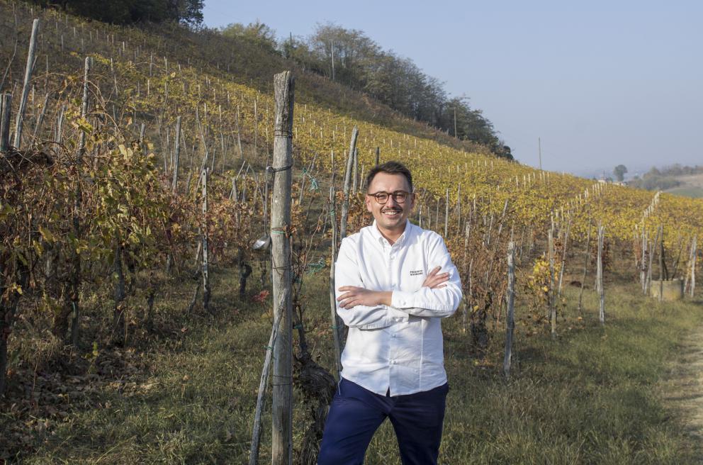 Galleria fotografica






La nostra cena negli scatti di Tanio Liotta. Conosciamo chi produce il pane, è la cooperativa Pausa Cafè, lo impastano i detenuti di una delle due prigioni di Alessandria, quella di San Michele. Ne avevamo parlato qui: Il buon pane dei cattivi. Poi ci sono anche grissini home made e taralli artigianali di Vincenzo Fiore









Bonbon di cinghiale, polvere di barbabietola, ketchup di barbabietola rossa









Buonissimi i Tacos di wafer, guacamole e maionese alla paprika affumicata









Patata pietrificata, maionese di zafferano e i suoi fiori









Finto pomodorino su pane verde all'acciuga









S'inizia il pasto vero e proprio: qui Pescato del Mediterraneo crudo e cotto incontra l'Oriente, ossia gambero rosso di Mazara, ricciola, cipolla rossa di Breme, gel della stessa, peperoncino fresco, riso selvaggio soffiato, latte di cocco, lemon grass, zenzero, acqua di cottura delle cozze. Piatto molto intrigante, spinge su sentori dolci e aromatici/speziati. A parte sono serviti dei calamaretti spillo fritti con paprika affumicata: un po' troppo sale









Uovo bio, carciofo, caviale di trota, Casanova: l'uovo è de La Montagnola, azienda agricola di Riccardo e Gabriele Nicora a Bocco, frazione di Brallo di Pregola (Pv), zona a cavallo tra la bassa valle Staffora e la valle del Trebbia, «da loro mi rifornisco anche di uno splendido zafferano», spiega Sgorbini. È in doppia panatura di pane e panko, poi una fonduta di Casanova (formaggio prodotto dal Caseificio Cavanna sempre in valle Staffora, a pasta molle da latte vaccino intero pastorizzato), un po' dello stesso Casanova a tocchetti, il gambo del carciofo cotto a bassa temperatura e uova di trota. Piatto molto buono, fondente









Deliziosa l'Animella, panna acida al pepe di Timut, daikon e lamponi. L'animella è fritta e poi spolverata di polvere di lamponi, il daikon in infusione di acetosella rossa, poi fondo di cottura di vitello. Perfetto il bilanciamento degli aromi e delle texture: acido/grasso, dolce/piccante, morbido/croccante









Divertente - anche come presentazione - la reinterpretazione di un classico oltrepadano: Ravioli al brasato, cialde di Grana Padano, bieta, jus di vitello









Risotto ai quattro formaggi dell'Oltrepò Pavese. Il riso Riserva San Massimo ha alla base una crema di pere, è mantecato con extravergine e poco burro, e un po' di limone. I formaggi sono liquidi nelle ampolline in fondo, e di altissima qualità, e ognuno richiama una diversa percezione di gusto: stafforella del Caseificio Cavanna per l'acido (è un formaggio vaccino a pasta molle): il Latte & Co di Marco Bernini per l'amaro (erborinato vaccino annegato in salamoia di roquefort e pistacchio di Bronte. Di Bernini abbiamo parlato qui: In viaggio dal casaro-alchimista); il Quadro a pasta fiorita de Il Boscasso (formaggio di capra a latte crudo, stagionato 40 giorni) per il sapido; Grana Padano Dop 20 mesi dell'azienda agrigola Garbelli per l'umami. Da versare a piacere; il dolce, come detto, è già nella crema di pere. Anche in questo caso, piatto molto intrigante









Grissini bolliti Milano (un omaggio ai due maestri), che poi sarebbero Bartolini (i suoi famosi grissini bolliti) e Ribaldone (lo Spaghetto Milano, ne abbiamo parlato qui: uno spaghettone Monograno Felicetti mantecato con un risotto alla milanese stracotto, mantecato con Grana Padano e burro, poi frullato per ottenere una crema di riso allo zafferano). In questo caso Sgorbini unisce le due idee, aggiunge midollo ghiacciato grattugiato e gremolada









Piatto favoloso, quello che vale il viaggio: Diaframma, ostrica, insalatina, arancia. Pulito, essenziale, ricco, equilibrato. Il diaframma è cotto a bassa temperatura a 55°, poi affumicato e finito alla piastra: magnifico. Viene condito con una salsa di ostriche frullate con la loro acqua ed extravergine; a stemperare lo scontro ferroso-iodato arriva la parte vegetale, con le note dolci e acide dell'arancia che si ritrovano anche nel fondo bruno aromatizzato









Come side dish, un'Ostrica con salsa ponzu. Elegantissima









Pollo ficatum, limone, pomelo, cicorie: di nuovo una cottura a bassa temperatura, in questo caso del petto del pollo, mentre la coscetta è panata e fritta. Poi salsa agropiccante di pomelo, insalatina di cicorie, maionese al limone senza uova









Buono anche lo Storione, bernese, cavolfiore, olive. Il pesce è marinato in sale grosso, poi fiammeggiato con salsa di soia, miele, miso e aceto, quindi cavolfiore crudo, polvere di olive nere e verdi, alghe, una bernese classica e agretti









Maialino agropiccante, pastinaca all'anice, cavolo viola fermentato: la carne a bassa temperatura, poi piastrata









Limone e liquirizia: panna cotta, sorbetto di limone, gel di liquirizia, meringa al limone. Buonissimo, fresco, accattivante









Zuppa di Voghera: una interpretazione di un dolce tipico della pasticceria Vellini di Voghera (fatto con pan di Spagna, cioccolato... una sorta di tiramisù, con crema agli agrumi). Qui crumble di caramello salato, crema pasticcera agli agrumi, gel al cardamomo, granita di caffè, panna ghiacciata. Sarebbe solo goloso, se il cardamomo non gli conferisse quella nota in più









Tarte di frolla, cioccolato affumicato, sorbetto di ibiscus, sale Maldon, cacao amaro. Eccessiva la nota affumicata






