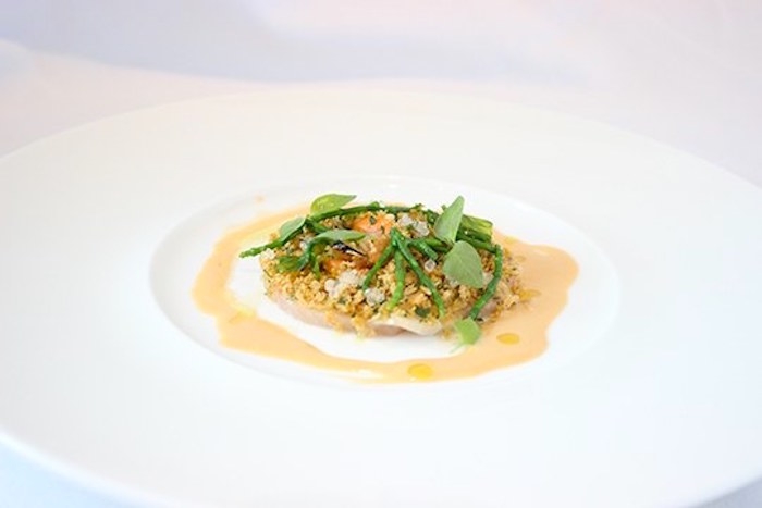 Galleria fotografica






Giorgio Damini, Damini & Affini, Arzignano (Vicenza)

La mia caesar salad - L'idea è sicuramente nata dopo le mie esperienze londinesi, quando ho scoperto come una salsa cambi completamante il gusto dell'insalata. Quindi ho cercato di esaltare tutti gli ingredienti dividendoli uno per uno, senza mescolare nulla, poi un pizzico di macelleria con la carne disidratata al posto del pollo e, dulcis in fundo, il pane di Eugenio Pol









Alessandro Dal Degan, La Tana, Asiago (Vicenza)

Crudo di anatra fiammeggiata, topinambur, foglie di faggio e sorbo dell'uccellatore - E' un piatto che per tonalita amaro-salate e per quelle dei colori è un simbolo della stagione fredda e della monocromia invernale. Un omaggio alla lentezza









Alessio Longhini, Stube Gourmet dell'hotel Europa, Asiago (Vicenza)

Riso carnaroli mantecato alla crema di topinambur, crudo di ricciola, caramello di birra stout, uova di salmone - Piatto che rispecchia le mie esperienze. Raccoglie gusti e consistenze diversi tra loro









Alfio Ghezzi, Locanda Margon, Trento

Non aglio e olio, non cacio e pepe, ma insolito Trentino - Spaghetti Monograno Felicetti, TrentoDoc Ferrari Perlé, Trentingrana e olio extravergine Garda Trentino Dop Uliva... Un piatto che nasce sulla suggestione di Bottura: «...ma siamo proprio sicuri che la tradizione sia rispettosa del territorio?». E che si sviluppa attraverso la tecnica dei due classici, aglio e olio e cacio e pepe, declinati però in chiave trentina









Giuliano Baldessari, Aqua Crua, Barbarano Vicentino (Vicenza)

Mungotto alle capesante, artemisia e argilla - Lo propongo perché offre un punto di vista diverso sul mondo del risotto. Il mungotto è il nome che ho dato al "risotto" fatto con i fagioli mung al posto del riso









Lionello Cera, Antica Osteria Cera, Campagna Lupia (Venezia)

Spaghettino freddo con cavolfiore, champagne rosé, scampo e ostrica - Un piatto che nasce dopo avere cotto il cavolfiore assieme ai gusci delle canocchie. Ho pensato di conferirgli acidità e ho fatto ridurre dello champagne con anice stellato. Poi scampo crudo battuto e un pezzo di ostrica per ricordare il mare in purezza









Nicola Dinato, Feva, Castelfranco Veneto (Treviso)

Risotto al broccolo di Bassano, cannocchie, mandarino, alici - "...with tangerine trees and broccoli skies..". Citiamo, modificandola, una frase del brano Lucy in the Skies with Diamonds, dei Beatles. Proponiamo l'italianità in un primo piatto invernale, che coglie spunti dal territorio limitrofo (il broccolo di Bassano del Grappa, le cannocchie della Laguna di Venezia), ma anche da altrove (i mandarini siciliani, la colatura di alici di Cetara). Il tutto unito da un grande riso, il Principato di Lucedio









Giuseppe D’Aquino, Oseleta, Cavaion Veronese (Verona)

Spaghetti al pomodoro del piennolo, burrata e scorza di limone – Un piatto che nella sua semplicità è diventato il must del ristorante Oseleta. Un piatto per il quale a detta di tanti vale la pena fare il viaggio









Riccardo Gaspari, El Brite de Larieto, Cortina d'Ampezzo (Belluno)

Spaghetto di montagna - Il profumo del bosco sfida la tradizione italiana in un semplice spaghetto aglio e olio









Donato Episcopo, La Corte dell'hotel Villa Abbazia, Follina (Treviso)

Mandorla di Toritto, composta di fichi “paradiso”, spugna all’alloro e gelato moka - Questo dessert nasce da un capriccio di mia mamma che, durante un mio viaggio, decise di mettermi di nascosto, in valigia, un vasetto di fichi secchi. Non so come fece a passare i controlli in aeroporto e comunque quando lo trovai fu una bella sorpresa. Mi ricordo che da ragazzo, quando andavo a casa delle zie o dei nonni, con il caffè offrivano dei fichi secchi con al centro una mandorla e un pezzettino di foglia di alloro (usanza della mia terra, che è il Salento)









Alberto Basso, 3Quarti, Grancona (Vicenza)

Risi e latte, miele, sfere di birra al lampone e ribes - Riso e latte è la tradizione, il cibo povero per eccellenza nelle nostre zone. Siamo partiti quindi da questo e dalla semplicità per sviluppare un dolce inusuale e per certi versi anche un po' estremo. Il riso viene cotto nel latte e mantecato col gorgonzola, per dare un po’ di sapidità, e miele del bosco di Rigoni di Asiago. Lo serviamo con lamponi disidratati, ribes e sfere di birra al lampone









Nicola Portinari, La Peca, Lonigo (Vicenza)

Anguilla in forno di braci con guava e tamarindo - L'anguilla è difficile da affrontare per la clientela a causa della sua grassezza. Quindi la sfida è creare un piatto da consigliare per poi ricevere complimenti e la conseguente voglia di mangiarlo di nuovo. Risulta croccante fuori e morbido dentro, con la guava che con la sua fresca tannicità doma la parte grassa dell'anguilla, mentre il tamarindo addolcisce e rende raffinato e vellutato il suo sapore rustico e leggermente terroso









Leandro Luppi, Vecchia Malcesine, Malcesine (Verona)

Raviolo aperto di spaghetti, lago e zafferano - Un chiaro omaggio al Marchesi del Raviolo aperto e allo Scabin dello spaghetto cotto in sottovuoto. In più, il mio lago









Lorenzo Cogo, El Coq, Marano Vicentino (Vicenza)

Ritorno alla sapidità - Alice sotto sale, rapa, dragoncello, kiwi fermentato, petali di carciofo e umibudo









Piergiorgio Siviero, Lazzaro 1915, Pontelongo (Padova)

Scam-pato verso i colli – Uno scampo di Chioggia tostato in saor, noce salata e tarassaco, chips di topinambur. Risalendo dalle valli di Chioggia lungo il Bacchiglione, il percorso tra storia e identità del mio territorio









Massimiliano Alajmo, Le Calandre, Rubano (Padova)

Mozzarella di mandorle - Una finta mozzarella di pasta cotta di zucchero, miele e albume soffiato come uno zucchero filato, senza l’utilizzo di coloranti o altri elementi artificiali. La ricostruzione olfattiva del piatto rimanda a una vera mozzarella per la presenza dell’acqua, dell’olio extra vergine di oliva, dell’origano e dei canditi vegetali. Ironia e immaginazione per travestire la mandorla e proiettarla in un’altra dimensione, per far riscoprire in pochi istanti una sensazione lattico-tattile-olfattiva e visiva in un dolce che non contiene nemmeno una goccia di latte – foto Bob Noto









Pierchristian Zanotto, Gambrinus, San Polo di Piave (Treviso)

Gamblù – E’ il nostro "blu" vegetale affinato in bacche di uva rabosa bio, sedano rapa e pane al pepe rosa. Seguendo il nostro percorso di cucina etica e responsabile, senza rinunciare alla golosità dei grandi formaggi









Oliver Piras e Alessandra del Favero, Aga dell'hotel Villa Trieste, San Vito di Cadore (Belluno)

Linguine, mirtilli, luppolo e salsiccia di manzo cruda - Abbiamo ricreato con due varietà di mirtilli diverse lo stesso ph del pomodoro e il condimento ricorda il classico sugo alla campidanese delle mie zone d'origine









Fabrizia Meroi, Laite, Sappada (Belluno)

Piatto del Piave - Salmerino leggermente marinato, yogurt alla camomilla di fiume, salsa di patate dolci e olio al crescione, meringhe all'alga spirulina e caramella effervescente.
Il piatto è dedicato al fiume che nasce a Sappada. Nel 2015 ricorreva inoltre il centenario della Prima Guerra Mondiale, evento storico che ha visto protagonista proprio il Piave









Corrado Fasolato, Spinachile Resort, Schio (Vicenza)

Filetto di Triglia con iceberg di ortaggi invernali e moka ai germogli di bosco - È una triglia cotta a bassa temperatura e poi messa su degli iceberg di ortaggi (frullati di verdure sifonati a -40°) e un brodo denso di gallina. Il tutto va irrorato con un’estratto di germogli di piante di bosco profumato con riccioli freschi di legno di castagno. Il calore scioglie gli iceberg e il tutto si trasforma quasi in un passato di verdure









Andrea Stella, Dalla Libera, Sernaglia della Battaglia (Treviso)

Gnocchi di patate soffiati con acciuga di Cetara e puntarelle - Già mia zia Libera circa cinquant'anni preparava ottimi gnocchi; così io ho deciso di riproporli in forma e consistenze nuove. Vengono soffiati in forno, mentre la base viene realizzata con l'acciuga di Cetara che per sua caratteristica è meno salata delle altre. La croccantezza viene data dalle puntarelle









Michele Cella, Basilico Tredici, Treviso

Riso, carbone, baccalà e “saor” - Sono particolarmente legato a questo piatto in quanto è stato premiato come miglior ricetta alla sesta edizione del Festival Triveneto del Baccalà - Trofeo Tagliapietra, vincendo così la manifestazione gastronomica itinerante che quest'anno ha raccolto 28 ristoranti tra Veneto, Friuli Venezia Giulia e Trentino Alto Adige e che rappresenta l’evento simbolo ed esemplare della passione per il baccalà in cui gli chef e le loro brigate si sfidano per ideare “la migliore ricetta innovativa”. Sono particolarmente legato a questo piatto anche perché rappresenta in pieno il mio concetto di cucina, in quanto ci sono prodotti che amo del mio territorio. Rispecchia la mia chiave di lettura della tradizione – foto Tobia Berti









Francesco Brutto, Undicesimo Vineria, Treviso

Riso acido - Si tratta semplicemente di un riso cotto nel succo di melograno fermentato e poi condito con tre polveri: di frutti di bosco, di karkadè e di buccia di chulo key lime bruciato. La cosa interessante per me sono le diverse acidità che lo compongono, nettamente differenti, e tutte riconoscibili: dall'acido-dolce del melograno, all'acido-amaro della polvere di limone. Gli ingredienti sono tutti autoprodotti: il limone è una piantina che mi è stata regalata da un amico di ritorno dalla Florida e che ora sta nel giardino del ristorante; i frutti di bosco sono stati raccolti quest'estate a casa mia, dove mia mamma ha coltivato anche un paio di piante di karkadè; i melograni vengono dal giardino di un nostro cameriere









Alessandro Intini, Nidaba, Montebelluna (Treviso)

Verdure alla griglia, purea di zucca e miso, gel al sakè, cavolo nero, spinacio fritto - Non c'è niente di più semplice del nutrirsi della terra, non c’è niente di più difficile del nutrirsi di essa









Andrea Asoli, Serena Baiano, Michelangelo Doria, Sabina Joksimovic, Venissa, Venezia

Pazzi "a' …mare" - Ruotepazze Benedetto Cavalieri, frutti di mare, acqua di datterini e sabbia di corallo. I frutti di mare cambiano texture, diventano gel e vanno a riempire le ruote che sono mantecate con l’acqua dei molluschi. Un’esplosione di mare in un boccone









Giancarlo Perbellini, Casa Perbellini, Verona

Quaglia affumicata, pomodori confit, carciofi, pistacchi e crema di Grana Padano - Presente nella prima carta del 2016, grande successo del 2015, è il piatto del nuovo corso di Casa Perbellini che ha riscosso lodi da tutta la clientela e che manterremo finché sarà stagione di carciofi









Italo Bassi, Confusion Lounge, Verona

Salmone in guacamole avvolto in carta di riso, con gelatina di ponzu, mandorle tostate, ikurae e leche di tigre al mango - Interpretazione oltre confine di una semplice tartare di salmone. Oriente e Centro America si uniscono in un unico piatto









Matteo Rizzo, Il Desco, Verona

Merluzzo nero e le sue trippe alla parmigiana - Lo propongo per il legame che ha con la storia della mia famiglia. E' espressione delle mie esperienze e idee









Simone Lugoboni, Oste Scuro, Verona

Astice bretone al vapore su crema e chips di topinambur con profumo d'arancio - Piatto stagionale (topinambur e arancio) che rivaluta l'astice bretone o blu (un'altra marcia a confronto col canadese) e che mi ricorda il mio periodo lavorativo trascorso da giovane in Francia









Norbert Niederkofler, St. Hubertus del Rosa Alpina, Badia (Bolzano)

Lumache con radice di prezzemolo, broccolo selvatico e riso venere - L’idea di questo piatto? Slow down a little bit in our life: ci sono tante cose belle da vedere e da vivere, perciò ci dovremmo prendere del tempo per poter apprezzare questi momenti. Il concetto di Cook the Mountain è sempre più forte nel nostro lavoro e ora con l’arrivo di Care's completiamo questo con il lavoro per un domani di sostenibilità, educazione, formazione. Questi sono i pensieri del nostro futuro - foto Daniel Töchterle









Giorgio Schifferegger, Valier dell'hotel Four Points, Bolzano

Polpo, fregola e cren – Ossia il mio polpo vestito di gulash






