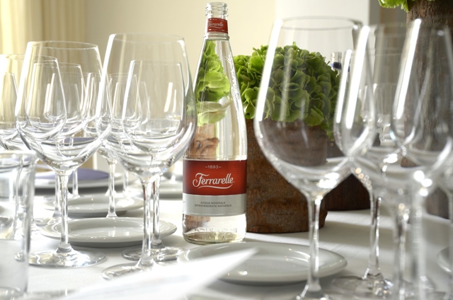 Galleria fotografica






Baccalà Giraldo, patate di Nardò e olive Leccine di Andrea Ribaldone









Cialledda, ventresca di tonno rosso Balfegò con quintessenza prima di origano di Domenico Schingaro









Sedanino di grano arso con crema di peperoni gialli, salsiccia a punta di coltello di Altamura croccante e ricotta leggermente acidula di Pietro Zito









Ricciola candita, insalata di ceci, limoni e olive di Paolo Rota









Finto hamburger di agnello Varvara, alici, salsa all'olio di oliva monocultivar coratina Muraglia e agrumi di Cristina Bowerman









Saltimbocca alla Martina Franca style, by Combal.Zero di Davide Scabin









Da Sud a Oriente di Corrado Assenza









Pietro Zito, Corrado Assenza, Paolo Rota e Andrea Ribaldone






