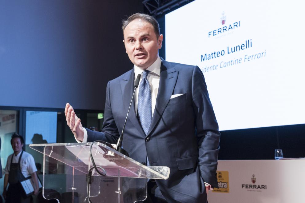 Galleria fotografica






Il viaggio nel mondo di Grana Padano è iniziato il primo giorno di congresso con due degustazioni orizzontali tenute dal Consorzio di Tutela ed è terminato con lo chef Andrea Ribaldone e i suoi sfiziosissimi finger food. La domenica Matteo Baronetto (nella foto con gli GnamBox ed Elisabetta Serraiotto, responsabile Marketing di Grana Padano) ha preparato originali tapas ideate per l'occasione, mentre per la giornata di chiusura il maestro Franco Pepe ci ha regalato la sua personale interpretazione della pizza fritta con il Grana Padano









Durante la pausa lavori, dalle 13 alle 15, lo spazio S.Pellegrino ha offerto ai visitatori del congresso la degustazione di un piatto d’autore: il sabato di Paolo Griffa e Alessandro Rapisarda (nella foto), finalisti rispettivamente della prima e della seconda edizione di S.Pellegrino Young Chef, la domenica un dolce di Loretta Fanella e lunedì il piatto Carciofo&Carciofo di Cristina Bowerman. Domenica alla tavola rotonda Coltivare il talento gli chef Cristina Bowerman, Caterina Ceraudo, Loretta Fanella, Anthony Genovese, Davide Oldani, Ciccio Sultano, Paolo Griffa e Alessandro Rapisarda hanno raccontato storie di successo tra maestri e allievi. E poi è stata da non perdere la specialissima Experience Box...









Giovanni Pellegrino, Alberto Basso e Giuseppe Lo Iudice (nella foto), giovani talenti del Premio Birra Moretti Grand Cru, hanno proposto le loro creazioni ideate in abbinamento con Birra Moretti Grand Cru, rispettivamente: Beer Donuts con Birra Moretti La Bianca, Pancia di maiale iberico, luppolo e Birra Moretti Grand Cru e Anatra alla Birra Moretti Lunga Maturazione, anche in abbinamento









Le miscele iTierra! Origins, in cui si coniugano eccellenza del prodotto, rispetto per l’ambiente e attenzione al sociale e la special edition di “Kafa”, uno dei caffè più pregiati al mondo che nasce nella foresta etiope, sono stati i  protagonisti dello spazio espositivo Lavazza, che ha ospitato un ’esperienza sensoriale con esclusivi aperitivi di food pairing firmati dallo chef Cesare Battisti e dal bartender Dennis Zoppi. A stupire i visitatori l’esclusiva auto “stellata” Smart Forfood, primo ristorante su quattro ruote nato dalla collaborazione tra Lavazza, Mercedes-Benz Italia, Michelin, Focaccia Group e Medici Style, sotto la direzione creativa di Davide Oldani (foto)









Allo stand di Vino Libero & Compagnia, il gruppo Fontanafredda (nella foto, Andrea Farinetti) ci ha raccontato la biodiversità agroalimentare italiana con un viaggio di degustazioni attraverso l’Italia del vino, tra le regioni più importanti del panorama enologico italiano, dal Piemonte fino alla Sicilia









Dopo 4 anni dalla prima edizione è tornato Bread Religion nello spazio Petra Molino Quaglia. Cuochi, pizzaioli, pasticcieri e panettieri hanno accompagnato gli ospiti del congresso lungo un viaggio di profumi e sapori che parte dal grano. Pagnotte da affettare, ciabatte alveolate, focacce salate e dolci lievitati, panini morbidi o con la crosta, impasti di lievito madre con farine Petra macinate a pietra o biologiche, con e senza glutine: queste le forme del pane che i professionisti ospiti hanno farcito per interpretare la loro idea del “viaggio”






