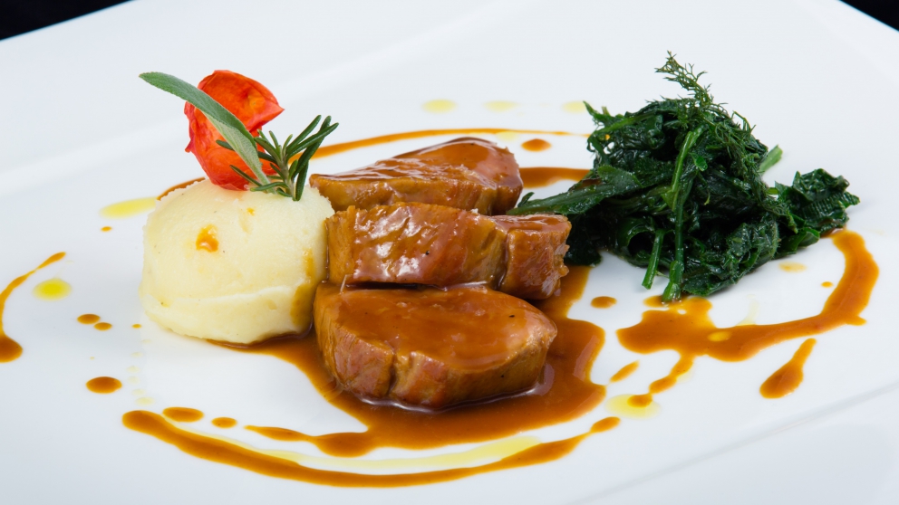 Galleria fotografica






Di grande complessità il Crudo di gambero rosso con stracciatella di burrata al pepe nero e centrifuga di pomodoro datterino al basilico, caviale di storione e polpa di ricci, sferzante, tonico, di mare in tempesta e di terra feconda. Da non perdere per alternanza di tendenze dolci, acidità eterogenee, speziatura e sapidità









La Vitellina a punta di coltello con fonduta di formaggi cremosi e bacche di ginepro dell’Etna affumicata agli aghi di pino investe tre sensi: per la vista è un’immagine evocativa della Muntagna, col rosso della carne al centro a simboleggiare la lava e il bianco della fonduta a rappresentare la neve; per l’olfatto è inebriante il fumo di pino che si diffonde nell’aria quando si solleva la cloche; per il palato è la gioia di un piatto intenso e polposo, bilanciato nella cremosità e nelle acidità silvestri e impreziosito da un delicata affumicatura al ricordo di bosco









Ancora la Vitellina a punta di coltello con fonduta di formaggi cremosi e bacche di ginepro dell’Etna affumicata agli aghi di pino









Rigogliosa celebrazione del mare sono le Linguine all’aglio, olio e peperoncino con tagliatelle di calamaro, gambero rosso, bottarga di tonno, polpa di ricci e crumble di crostacei (nella foto), mentre il gusto ricco delle carni grasse si è esaltato nei Paccheri artigianali mantecati con fonduta al primo sale, petto d’anatra affumicato in casa e cremoso al foie gras









Più coinvolgente la preparazione risottata della Zuppetta calda di crostacei con spaghettino artigianale spezzato: non lasciano indifferenti un notevole scheletro acido, le dolci nuance amidate in armonica lotta con le piccole scie amarognole e speziate e le intriganti sensazioni iodate









Buono il Filetto di ricciola cotto a basso temperatura, laccato al miele d’arancio, verdurine croccanti e mousse di patate al verdello...






