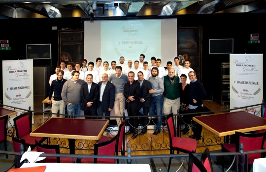 Galleria fotograficaIl Teatro del Gusto, al terzo piano della Citt&agrave; del Gusto del Gambero Rosso a Roma, Il teatro ha ospitato la finale della prima edizione del Premio Birra Moretti Grand Cru.Paolo MarchiFederico de Cesare Viola, giornalista, e Alessandra Medolago, titolare di Cantiere di Comunicazione.Alberto Rini con la sua assistente
&nbsp;La Pasta e fagioli di Alberto Rini
&nbsp;Giovanni Sorrentino con il suo assistente
&nbsp;Il Tiramis&ugrave; di Antonio Cuomo
&nbsp;Baccal&agrave; confit in grasso d'oca con mostarda di zucca al cren e laccatura di Birra Moretti Gran Cru di Daniele Zennaro
&nbsp;Giuliano BaldessariIl Carpaccio di manzo al ginepro di Giuliano BaldessariIl Ghiacciolo di birra di Giuliano BaldessariMario CapitaneoMelanzane e birra di Mario CapitaneoL'Oro di Napoli di Mario Strazzullo
&nbsp;Miah Sohel e il suo assistente
&nbsp;La terra incontra il mare di Miah Sohel
&nbsp;Il Baccal&agrave; va in vacanza di Fabrizio Ferrari
&nbsp;La Pasta e fagioli di Mirko MatteoniLa cerimonia di premiazione della prima edizione del Premio Birra Moretti Grand Cru. Da sinistra Paolo Marchi, Alfredo Pratolongo (Heineken Italia) e Carlo Ottaviano (Gambero Rosso) Massimo Bottura e Giuliano Baldessari, alle loro spalle Cristina BowermanTre menzioni speciali da parte della giuria per altrettanti cuochi. Da sinistra: Andrea Cuomo, suo il Tiramis&ugrave; che ha impressionato per esecuzione e contenuti innovativi, Mario Capitaneo, autore di sorprendenti e geniali Melanzane alla birra, e Mirko Matteoni, colui che meglio di tutti ha saputo interpretare la birra sia come ingrediente sia come abbinamento.
&nbsp;