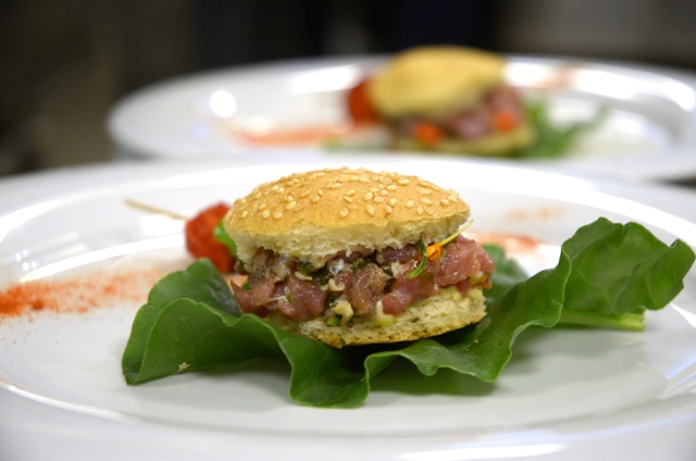 Galleria fotografica






Baccalà Giraldo, patate di Nardò e olive Leccine di Andrea Ribaldone









Cialledda, ventresca di tonno rosso Balfegò con quintessenza prima di origano di Domenico Schingaro









Sedanino di grano arso con crema di peperoni gialli, salsiccia a punta di coltello di Altamura croccante e ricotta leggermente acidula di Pietro Zito









Ricciola candita, insalata di ceci, limoni e olive di Paolo Rota







