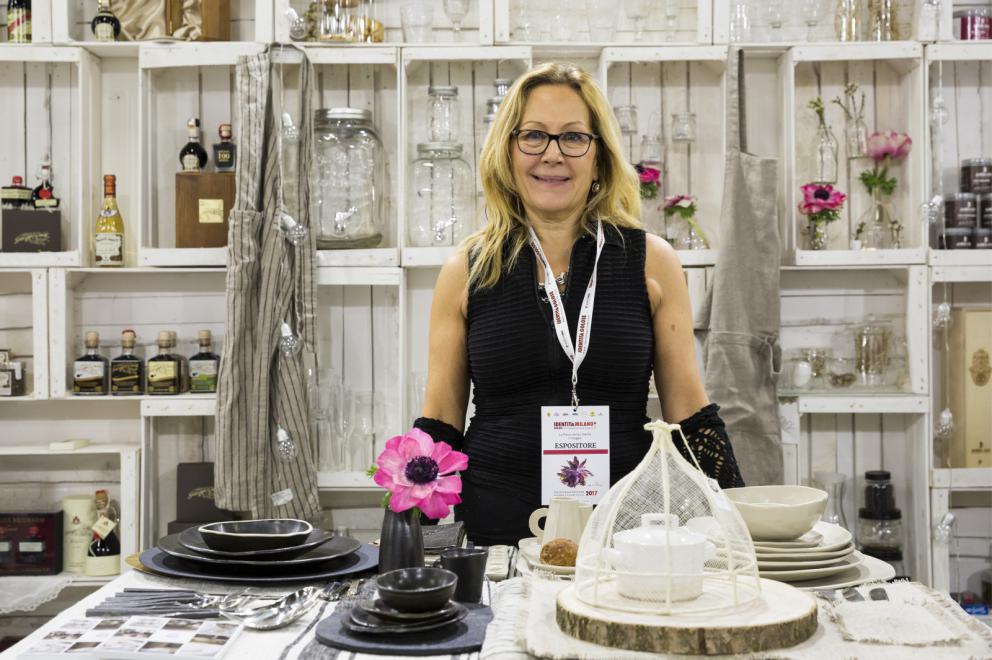 Galleria fotografica






Acetaia Giusti - Il Gran Deposito Aceto Balsamico di Giuseppe Giusti, la più antica azienda produttrice di Aceto Balsamico di Modena fondata nel 1605, ha portato al congresso l’intera Collezione Storica Giusti, una selezione di pregiati aceti balsamici invecchiati fino a 100 anni, assieme a un panettone all’aceto balsamico creato per Acetaia Giusti dall’Antica Pasticceria Muzzi. «Il nostro aceto è sempre in viaggio – ci ha raccontato Claudio Giusti – E' molto interessante vedere come viene utilizzato nelle cucine fusion di tutto il mondo, in Giappone, in Korea e nelle cucine americane e sudamericane». A Identità Golose il Banda Rossa, un aceto balsamico che invecchia in antiche botticelle risalenti al 1600, è stato in assoluto il preferito dagli chef









Agrimontana - Con Agrimontana abbiamo fatto un viaggio tra estetica, ragione e sentimento grazie a diversi appuntamenti con il pastry consultant Emmanuele Forcone che ci ha fatto scoprire forme e strutture in pasticceria; Andrea Tortora, pastry chef, che ha fatto la colomba, preparato la colazione e reinterpretato il pandoro; Diego Crosara, pastry consultant, che ha preparato un Gelato e cioccolato tra dolce e salato; e lo chef Marco Perez che ci ha mostrato un “cibo da favola” in un gioco di molteplici sapori dal gusto unico. Protagonisti i frutti della natura: zenzero candito, amarena chiara, albicocche, pere e olive siciliane candite









Alaska Seafood Marketing Institute (ASMI) - Presenti allo stand di Alaska Seafood i pesci che rappresentano l'eccellenza del gusto, il trionfo della naturalità e, soprattutto, della qualità. Abbiamo scoperto la raffinatezza dei prodotti ittici dell'Alaska: salmone selvaggio, black cod, granchio reale e ikura. Alessio Taffarello, chef di Lile in cucina, ha preparato deliziosi finger food con alcune di queste prelibatezze. Un viaggio meraviglioso dove l'alta qualità della materia prima e la libertà creativa dello chef hanno creato un'esperienza gustativa indimenticabile









Ambasciatori del Gusto - Presenti al congresso anche gli Ambasciatori del Gusto: cuochi, ristoratori, pizzaioli, sommelier, persone di sala, pasticcieri e gelatieri che attraverso il proprio mestiere si sono distinti nella valorizzazione del patrimonio agroalimentare ed enogastronomico italiano. L’associazione Ambasciatori del Gusto è una realtà senza scopo di lucro, espressione dell’eccellenza della ristorazione e della pasticceria italiana









Angelo dello chef - Angelo e Roberta Castellani hanno presentato tutto ciò che può essere utile per uno chef e ristoratore: arredo tavola, forniture complete per cucine professionali, pregiate porcellane, tutto per il finger food, macchinari, specialità alimentari e articoli per la pasticceria









Antica Corte Pallavicina - Come ogni anno i fratelli Spigaroli ci hanno proposto un viaggio di gusto tra i migliori salumi della Bassa Parmense. In primis il mitico culatello di Zibello che ora come 500 anni fa viene prodotto naturalmente, senza conservanti e affinato nelle cantine dell’Antica Corte Pallavicina. La proposta di salumi ha visto inoltre protagonisti il salame gentile, la mariola, il lardo di maiale nero e il “fioccaccio”, assieme a un culatello di Suino Nero di Parma 36 mesi abbinato a un metodo classico della cantina Berlucchi









Artmenu Factory - Con Artmenu Factory abbiamo intrapreso un viaggio all’insegna della qualità e del made in Italy: portamenu e carte dei vini nei materiali più svariati, dall’ecopelle stile canvas all’ecopelle imitazione legno. Lontana da qualsiasi criterio di standardizzazione, l’azienda lavora rigorosamente a mano le proprie realizzazioni coniugando sempre eleganza e funzionalità









Associazione Le Soste - L’associazione Le Soste riunisce ottantacinque tra i migliori ristoranti di cucina italiana nel nostro Paese e nel Mondo. L’idea originaria prese forma nel 1982 durante una cena tra ristoratori amici: alcuni tra i maggiori chef italiani stabilirono di incontrarsi periodicamente per condividere spunti e progetti sull’enogastronomia italiana d’eccellenza e rendere noti ai propri clienti i ristoranti che perseguivano quotidianamente gli ideali di cultura gastronomica, convivialità, accoglienza, cortesia e raffinatezza. Il modello di riferimento furono dal principio le grandi associazioni francesi come Traditions et Qualité e Relais Gourmands. Da allora tanti anni sono passati, ma lo spirito di amicizia tra i diversi soci, nonché il percorso comune teso all’alta qualità, animano ancora oggi i membri Le Soste









Azienda agricola San Pietro a Pettine - L’azienda agricola San Pietro a Pettine è stata presente a Identità Milano 2017 per rappresentare l’Umbria e per raccontare l’eccellenza di un territorio che sta vivendo un momento difficile. Allo stand si sono alternate degustazioni di specialità gastronomiche al tartufo, tra cui il succo di tartufo nero pregiato, ultimo nato in azienda, che ha fatto il suo debutto al congresso









Azienda agricola Valier - Daniele Valier è stato il primo a credere nella valorizzazione della noce verde e ora la sua azienda agricola Valier è la prima e unica a livello nazionale a lavorarla e valorizzarla in ogni sua stagionalità. Allo stand dell’azienda abbiamo conosciuto l’intera linea di prodotti Noce Verde e Noce Secca: farina e pasta di noci, noci sgusciate e olio di noce estratto a freddo dalla spremitura della noce Lara prima qualità









Berlucchi - Berlucchi ha accolto gli ospiti nella sua lounge all black dove, oltre all’assaggio di ’61 Brut, Satèn e Rosè, si sono tenute degustazioni di audaci abbinamenti di salmone Upstream, culatello da maiale nero affinato 36 mesi dell’Antica Corte Pallavicina, con ’61 Nature 2009, Franciacorta non dosato, affinato 5 anni sui lieviti. Cristina Bowerman di Glass Hostaria ha deliziato il pubblico con tre finger in un originale “elogio della purezza”









Bonaventura Maschio - Prime Uve, il prodotto simbolo di Bonaventura Maschio, ha ispirato i cocktail dei bartender in abbinamento alle creazioni di grandi chef. Marco Russo e Wicky Priyan, Flavio Angiolillo e Moreno Cedroni, Mattia Pastori e Marcello Trentini sono stati i protagonisti di “Alambicchi, sorsi e assaggi”, le degustazioni ispirate all’uso versatile di Prime Uve che Bonaventura Maschio ha proposto ogni giorno presso lo stand. Per Prime Uve sono stati anche studiati dei cocktails da Noi di Sala, in particolare da Marco Civitelli e Abdel El Attaoui di Ceresio 7. «Abbiamo raccontato il tema del viaggio con i nostri prodotti e la loro diversità d’origine: alcuni, come la grappa, sono tradizionalmente italiani, altri sono dei gin che parlano un’altra lingua ma noi li abbiamo reinterpretati in chiave tricolore – ci hanno spiegato Anna e Andrea Maschio - I nostri prodotti per la mixology hanno fatto un viaggio che parte dal Messico, dai Caraibi, dall’Inghilterra, dall’Irlanda, per arrivare fino a noi»









Carozzi Formaggi - Shottini di taleggio, limone e Martini, muffin al cioccolato e olive taggiasche accompagnati da primosale, gazpacho e formaggio di capra: Carozzi Formaggi quest’anno ha voluto proprio stupire il pubblico di Identità Golose che ha potuto vivere un viaggio nel mondo del formaggio più raffinato e gustoso. Durante la kermesse, ad accompagnare l’azienda valsassinese c’era lo chef Marco Rossi che con il suo estro ha saputo conquistare i presenti declinando il formaggio in una serie di finger food ricercati. La collaborazione tra Carozzi e lo chef del ristorante Al Rustico di Lambrugo è sfociata nella creazione del libro “Dal mare alla montagna, e ritorno”: uno scrigno composto da una serie di ricette volte a presentare i formaggi Top Level Carozzi sotto diversi punti di vista. I formaggi Carozzi hanno chiuso la tre giorni da protagonisti all’evento Identità di Champagne organizzato da Ruinart









Coltelleria Silvano Collini - Per la prima volta al congresso la Coltelleria Collini ha presentato Ibrà, una nuova linea artigianale e semi-artigianale di coltelleria da chef firmata Silvano Collini. «L’insolita forma a “B” di questi coltelli è un omaggio a Bra, la mia città» ci ha spiegato Silvano Collini, che nei tre giorni di congresso ci ha offerto degustazioni di vini e assaggi di prodotti tipici del territorio delle Langhe e Roero, elaborati e presentati dallo chef Luca Dall'Aglio









Comune di Arenzano – Villa Figoli - La Villa Figoli Des Geneys è la sede per la nuova Accademia di Alta Formazione per l'Hótellerie di Bordo. È la prima scuola in Italia dedicata esclusivamente alla formazione di professionisti dell'hótellerie che lavoreranno sulle navi passeggeri: cuochi, pasticceri, panettieri, animatori, addetti al servizio clienti e altre figure legate all'accoglienza e all'intrattenimento di bordo. L’iniziativa nasce dalla collaborazione tra Regione Liguria, Comune di Arenzano e Fondazione ITS Accademia Italiana Marina Mercantile, che gestisce la scuola con l’obiettivo di promuovere l’eccellenza italiana nel comparto dell’ospitalità di bordo









Consorzio Prugne della California - Il Consorzio delle Prugne della California, realtà che raggruppa 900 coltivatori di susine e 29 confezionatori di prugne che da oltre 150 anni si dedicano alla coltivazione e alla raccolta di questo superalimento di pregio, ci ha fatto scoprire i suoi prodotti con degustazioni giornaliere di prugne, concentrati e puree assieme a brioche e biscotti preparati dallo chef Andrea Valentinetti. Ricche di sostanze nutrienti e considerate estremamente benefiche per la salute e il benessere, le prugne rappresentano il prodotto per eccellenza da tenere anche in cucina. Per questa ragione, sia i cuochi professionisti che quelli meno esperti amano includere le prugne nelle loro creazioni culinarie per sostituire un po’ del burro, dell’olio o dello zucchero nella ricetta









Consorzio tutela Arancia Rossa Igp - Il Consorzio Tutela Arancia Rossa di Sicilia Igp ha proposto una serie di degustazioni dedicate all’arancia rossa, prodotta esclusivamente in Sicilia (a Catania, Enna e Siracusa) grazie alle forti escursioni termiche. Il Consorzio, che conta oggi oltre 600 soci fra produttori e confezionatori per 6.500 ettari di coltivazione certificata, ha l’obiettivo di tutelare, promuovere e valorizzare Tarocco, Moro e Sanguinello che, con le varie cultivar, sono le varietà di arancia rossa previste dal disciplinare di produzione









Contadi Castaldi - Contadi Castaldi ha presentato la sua filosofia aziendale e prodotti di alto livello per quella che l’azienda stessa definisce “una nuova generazione di Franciacorta”: il Soul Satèn, una riserva franciacortina, 100% Chardonnay, affinata 72 mesi sui lieviti per un gusto scattante, fresco e piacevole









Coppini Arte Olearia - L’olio extravergine T.o.p. di Coppini Arte Olearia è stato l’olio ufficiale di Identità Milano 2017, utilizzato per le preparazioni di tutti gli chef durante i tre giorni di congresso. T.o.p. - Tracciabilità Origine Prodotto è un’iniziativa che racchiude e rappresenta l’anima più profonda della Coppini Arte Alearia. Il nucleo del progetto è stato concepito nei primi anni ’80 e ora è un sigillo che contiene l’anima, la filosofia e la storia step by step dell’azienda, dai primi passi fino a oggi. I prodotti di Coppini sono stati esaltati da degustazioni con abbinamenti innovati di Stefano Guizzetti, Terry Giacomello del ristorante stellato Inkiostro e Alfonso Vitelli del ristorante Areadocks









Dissapore-Ifood - Dalla rete al congresso più importante d’Italia: iFood.it e Dissapore.com a Identità Golose 2017 sono stati presenti con più di 20 iFood Social Reporter per raccontare live attraverso i social gli istanti più significativi del congresso, assieme a interviste con gli ospiti e i protagonisti dell’evento al Dissapore Café. «Sono passati cinque anni da quando venni per la prima volta al congresso come blogger, esserci oggi con questo spazio è una grandissima soddisfazione» ci ha raccontato Vatinee Suvimol, responsabile iFood









Divine Creazioni Surgital - Allo stand di Divine Creazioni si sono alternate preparazioni e degustazioni di panciotti con finferli e fontina e spaghetti cacio e pepe della linea Divine Creazioni, assieme alle due ricette realizzate dallo chef stellato Paolo Gramaglia. Novità presentata al congresso i mammoli, delicati e morbidi gnocchi di patata viola della miglior specie: le vitelotte









East Lombardy - Lo stand di East Lombardy ha scandito i tre giorni di congresso a ritmo di colazioni, pranzi e aperitivi preparati dagli chef e dalle aziende protagoniste del grande progetto che vede la Lombardia Orientale Regione Gastronomica Europea 2017. Alla Scuola di Identità Golose, inoltre, è stato ospitato l’evento di lancio di East Lombardy con brindisi a cura del Franciacorta e cooking show con degustazione di Petronilla e Paolo Frosio del Frosio di Almè, Riccardo Camanini del Lido 84 di Gardone Riviera, Sergio Carboni del ristorante Locanda degli Artisti a Cappella De' Picenardi e Vera Caffini dell'Aquila Nigra di Mantova









Eccellenza Ellenica - Eccellenza Ellenica ha riportato al congresso la cooperativa di produttori di zafferano ellenico, krokos kozanis, insieme a un nuovo prodotto, la bottarga trikalinos, e un calendario di attività ricco e goloso con degustazioni di gelati d’autore. Ad aprire le danze allo stand sono state le signore della pasticceria Il Girasole e, a seguire, gli chef Felix Lo Basso, Cesare Grandi, Gaetano Riccio Pesciolini, Fabio Zanetello, Laura Ghezzi, Marcello Trentini, Cesare Battisti, Paolo Paciaroni e Vasiliki Pierrakea









Famiglia Cecchi - Famiglia Cecchi ha presentato tutti i giorni un abbinamento perfetto tra il vino Coevo, flagship aziendale, e i piatti principi della cucina toscana della tradizione. Assieme a Coevo, degustazioni di Primocolle, il Chianti Classico DOCG di Villa Cerna, vino rappresentativo della Famiglia Cecchi, e di Litorale, il Vermentino dell’estate italiana









Federazione Italiana Cuochi - La Federazione Italiana Cuochi, una rete capillare di 114 associazioni italiane ed estere, con i suoi 16mila associati costituisce la rappresentanza sul territorio nazionale dei professionisti e degli allievi della cucina. Presente nei principali saloni culinari del mondo nel circuito della World Association of Cooks Societies (World-Chef), ha un ruolo di primo piano nelle grandi competizioni internazionali attraverso i suoi Team Nazionali (NIC) e la Direzione Continentale dei Paesi de Sud Europa. La Fic ha sempre operato nella formazione e nell’aggiornamento professionale, affrontano ogni problematica legata alla categoria e alle linee di tendenza del settore culinario









Fingerlime - Espositori e visitatori hanno potuto assaggiare l’esplosivo gusto del Fingerlime, innovative perline 100% naturali, in tre diverse varietà appena arrivate dall’Australia, assieme a emulsioni a caldo e a freddo del frutto intero e del frutto candito. Il Fingerlime è un agrume comunemente chiamato “Limone Caviale” o “Caviale di agrumi” perché la polpa è composta da tante vescicole sferiche, cariche di succo, che lo fanno somigliare al caviale. Grazie al suo sapore unico e alla bellezza dei chicchi, viene utilizzato come ingrediente per le preparazioni gastronomiche: dai piatti più semplici ai piatti d’alta ristorazione






