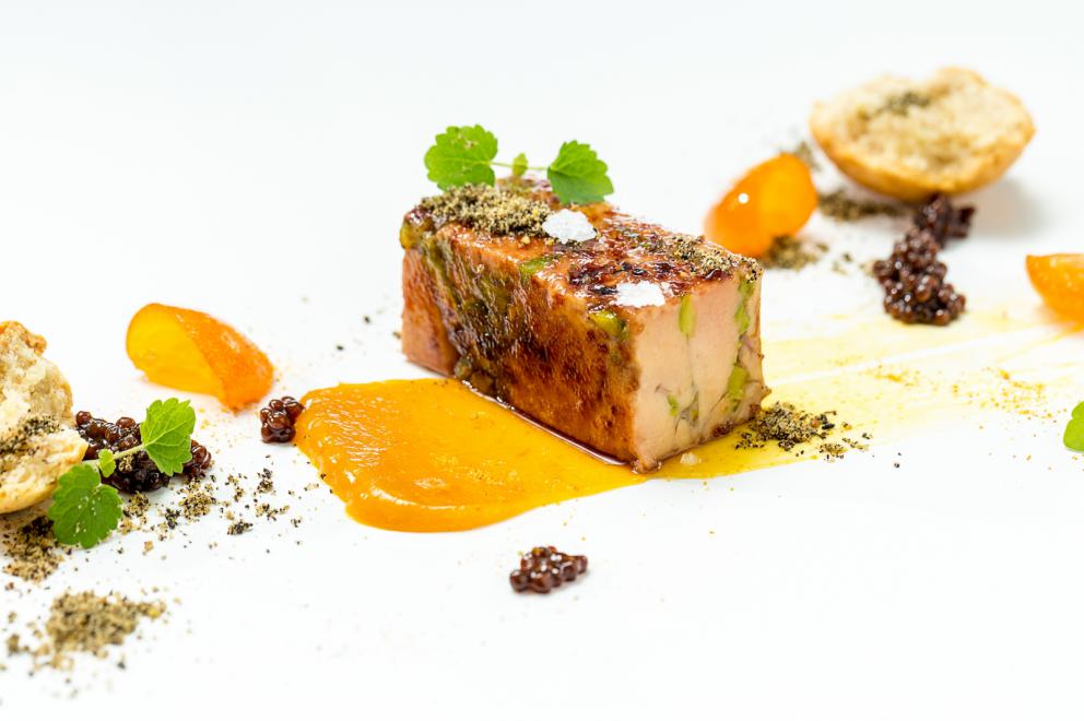 Photogallery






Together with the celebration, the report of a recent dinner at Imago inside hotel Hassler, with chef Francesco Apreda, much appreciated at Identità both professionally and as a person. As we said on the Guida Identità Golose 2017, "if you think about it, it’s a nice paradox: in the Eternal City, from the 6th floor of hotel Hassler, there’s a talented chef from Campania who makes you travel around the world for a few hours. There’s enough to make you forget the stereotype according to which Rome is so full of history it’s just concentrated on itself, and thus provincial". (Carlo Passera)









We start with Celeriac, peppers and ginger; Daikon with yuzu and black truffle; Radish with lime and gin: all in osmosis. There’s technique at the service of the creative mind, resulting in a debut that prepares the palate whetting the appetite. Followed by Egg in tempura, lime and fig mustard: delicious without trying hard to please






