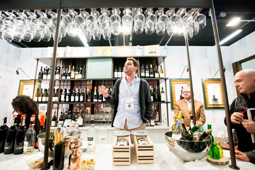 Galleria fotografica






Il viaggio nel mondo di Grana Padano è iniziato il primo giorno di congresso con due degustazioni orizzontali tenute dal Consorzio di Tutela ed è terminato con lo chef Andrea Ribaldone e i suoi sfiziosissimi finger food. La domenica Matteo Baronetto (nella foto con gli GnamBox ed Elisabetta Serraiotto, responsabile Marketing di Grana Padano) ha preparato originali tapas ideate per l'occasione, mentre per la giornata di chiusura il maestro Franco Pepe ci ha regalato la sua personale interpretazione della pizza fritta con il Grana Padano









Durante la pausa lavori, dalle 13 alle 15, lo spazio S.Pellegrino ha offerto ai visitatori del congresso la degustazione di un piatto d’autore: il sabato di Paolo Griffa e Alessandro Rapisarda (nella foto), finalisti rispettivamente della prima e della seconda edizione di S.Pellegrino Young Chef, la domenica un dolce di Loretta Fanella e lunedì il piatto Carciofo&Carciofo di Cristina Bowerman. Domenica alla tavola rotonda Coltivare il talento gli chef Cristina Bowerman, Caterina Ceraudo, Loretta Fanella, Anthony Genovese, Davide Oldani, Ciccio Sultano, Paolo Griffa e Alessandro Rapisarda hanno raccontato storie di successo tra maestri e allievi. E poi è stata da non perdere la specialissima Experience Box...









Giovanni Pellegrino, Alberto Basso e Giuseppe Lo Iudice (nella foto), giovani talenti del Premio Birra Moretti Grand Cru, hanno proposto le loro creazioni ideate in abbinamento con Birra Moretti Grand Cru, rispettivamente: Beer Donuts con Birra Moretti La Bianca, Pancia di maiale iberico, luppolo e Birra Moretti Grand Cru e Anatra alla Birra Moretti Lunga Maturazione, anche in abbinamento









Le miscele iTierra! Origins, in cui si coniugano eccellenza del prodotto, rispetto per l’ambiente e attenzione al sociale e la special edition di “Kafa”, uno dei caffè più pregiati al mondo che nasce nella foresta etiope, sono stati i  protagonisti dello spazio espositivo Lavazza, che ha ospitato un ’esperienza sensoriale con esclusivi aperitivi di food pairing firmati dallo chef Cesare Battisti e dal bartender Dennis Zoppi. A stupire i visitatori l’esclusiva auto “stellata” Smart Forfood, primo ristorante su quattro ruote nato dalla collaborazione tra Lavazza, Mercedes-Benz Italia, Michelin, Focaccia Group e Medici Style, sotto la direzione creativa di Davide Oldani (foto)






