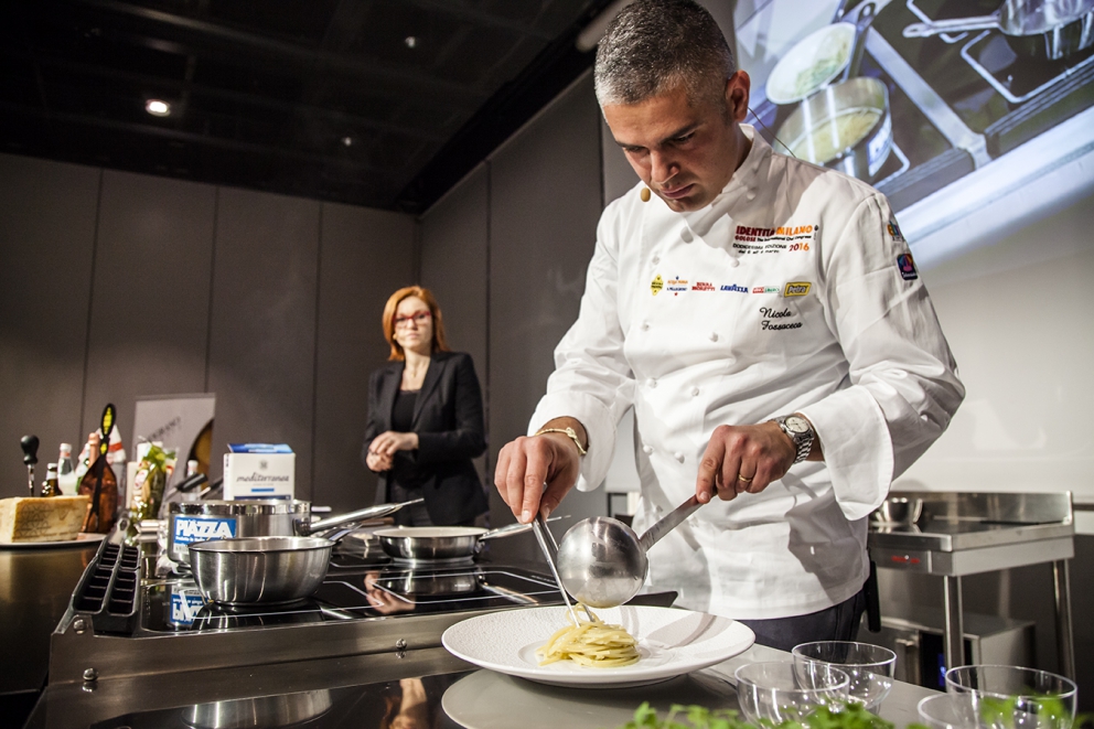 Galleria fotografica






Foto di gruppo: si riconoscono Riccardo Felicetti, Eleonora Cozzella, Davide Scabin, Beppe Rambaldi, Paolo Marchi









Alessandro Negrini






