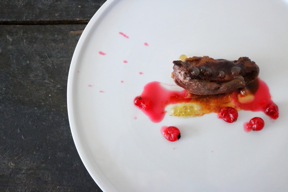 Galleria fotografica






Massimiliano Poggi, Al Cambio, Bologna

Uovo asparagi e parmigiano. Rappresenta la tradizione, non solo bolognese ma italiana. Chiaro che noi, con l'apparato di Altedo, abbiamo una fortuna che non tutte le regioni hanno: l'abbiamo in casa e di qualità assoluta! Riprendo la tradizione e trasformo le consistenze: a essere fritto non è più l'uovo ma la punta degli asparagi; il parmigiano non è più grattato ma viene reso cremoso con aggiunta di brodo di asparagi; aggiungo solo una parte di succo di asparagi crudi perché dà una notevole componente minerale amarognola. Un anticipo di primavera









Alessandro Panichi, Sotto l'Arco, Bologna

Canocchia, radicchio, bottarga e lampone. Dolce, amaro, acido e iodato (foto Bob Noto)









Isa Mazzocchi, La Palta, Borgonovo Valtidone (Piacenza)

Batarò con senape selvatica, pescegatto e pancetta. Una specie di pane schiacciato, con percentuale di polenta, ripieno di salumi piacentini (si serve soprattutto in val tidone). Piacenza in un batarò









Alberto Faccani, Magnolia, Cesenatico (Forlì-Cesena)

Triglia, amaretto, zafferano e limone. La dolcezza e la grassezza della triglia, la nota alcolica del liquore di mandorla, la profondità dello zafferano e l'aspro del limone. Un omaggio all'Italia e al Mediterraneo









Omar Casali, Marè, Cesenatico (Forlì-Cesena)

Bora Nera. Spaghettoni, inchiostro, quinto quarto di seppia, alghe e bergamotto. Materia prima, tecnica e tanto cuore per riportare nel piatto l'affascinante e profondo profumo iodato di una burrascosa giornata sul molo di Cesenatico









Fabrizio Mantovani, Fm con gusto, Faenza (Ravenna)

Patata ratta, lenticchie e caviale. E' una sintesi della mia cucina: una semplice patata con lenticchie, arricchita da un piccolo cucchiaio di caviale. Una crème fraîche allo zafferano e zest di lime. Estetica, istinto e semplicità ragionata









Massimiliano Mascia, San Domenico, Imola (Bologna)

Scampo, goletta e piselli. Amo i colori e i sapori della primavera e mi piace giocare con la contaminazione carne/pesce









Luca Marchini, L'Erba del Re, Modena

Risotto con ostriche, succo di porri, rucola e rabarbaro. E' il frutto della volontà di far coesistere la forza olfattiva del mare, proveniente dalle ostriche adagiate sulla superfice, con la pseudo-dolcezza di un risotto cremoso, la cui cottura viene fatta con un succo di porri grigliati e brasati. Giocano un ruolo di equilibrio la freschezza e asprezza del rabarbaro e il lieve amaro della rucola selvatica









Massimo Bottura, Osteria Francescana, Modena

Sometimes maillard, sometimes partrige... even bollito in civèt sauce. Ovvero, "A volte germano reale, a volte pernice... persino il bollito in salsa civet"









Irina Steccanella e Beppe Palmieri, Panino, Modena

Tortellini SuperPanna. Comprare una grande materia prima per fare un grande tortellino, e restiuire valore e qualità a un piatto della cucina domestica degenerato col tempo









Gianluca Gorini, Le Giare, Montiano (Forlì-Cesena)

Cetriolo, liquore Varnelli e uova di pesce affumicate. Note vegetali che incontrano quelle marine e affumicate per un interpretazione a 360 gradi del cetriolo, dal germoglio al fiore









Riccardo Agostini, Il Piastrino, Pennabilli (Rimini)

Animella d’agnello, latte ed estratto d’alloro. L'idea è quella di proporre un'animella inconsueta, d'agnello, senza nascondere le sue caratteristiche gustative come da tradizione ma esaltandole con il concentrato di latte di pecora per rafforzarne il gust. Vista la componente grassa, ho utilizzato l'alloro per il suo gusto amaro e la sua rinfrescante balsamicità









Terry Giacomello, Inkiostro, Parma

La pasta a modo nostro. Tagliolini tiepidi al bianco d'uovo con crema di parmigiano 36 mesi, rosso d'uovo sbattuto, caviale di tartufo e foglie di timo. E' un albume d'uovo cotto a vapore, steso come la pasta tradizionale, tagliato a mano a tagliolino, contornato da una crema di parmigiano, macchiata con un rosso d'uovo sbattuto e guarnito con foglie di timo e caviale di tartufo









Marco Parizzi, Parizzi, Parma

Consommé di buccia di patate, cipolla bruciata e ostriche con anolini di salmone. Il contrasto tra ingredienti di scarto e ingredienti pregiati, l'apparenza rassicurante di un piatto tipico con gusti completamente stravolti









Carla Aradelli, Riva, Ponte Dell'Olio (Piacenza)

Polpo, radicchio tardivo, crochetta di patate e majonese di rape rosse. Un piatto di semplicità ricercata: polpo e patate (la tradizione) e prodotti di stagione (radicchio tardivo e rapa rossa) creano un gioco di colori, radici e consistenze









Rino Duca, Il Grano di Pepe, Ravarino (Bologna)

Riso alla mandorla, gambero rosso e capperi. In Sicilia storicamente si cucinavano risi e non risotti. Nel mio piatto s'incontrano l'eleganza della mandorla, la sapidità del cappero e la profondità del gambero crudo









Matteo Salbaroli, Osteria L'Acciuga, Ravenna

Polpo arrostito, crema di topinambur e nocciole tostate. L'ho proposto al cenone e ha avuto così successo che lo riproponiamo anche l'inverno. Non solo polipo e patate









Gianni e Fulvia D'Amato, Caffè Arti e Mestieri, Reggiolo (Reggio Emilia)

Il viola della lingua. Lingua salmistrata cotta, spuma di patata viola, cavolo viola in agrodolce, polvere di lamponi disidratati









Gianpaolo Raschi, Guido, Rimini

Pancotto di pesce. Sono le mie origini marinaro-contadine, una lunga tradizione che si fonda sul concetto di recupero. Un tempo della memoria al quale sono profondamente legato e che ripercorro di continuo a bordo della mia Delorean (foto Giorgio Salvatori)









Franco Cimini, Antica Osteria del Mirasole, San Giovanni in Persiceto (Bologna)

Tagliatelle all'antico ragù di cortile. Un'antica ricetta delle campagne bolognesi che prevede l'utilizzo delle parti meno nobili degli animali da cortile (rigaglie), tra le quali creste, durelli, fegatini e ovine embrionali. Si contraddistingue per le diverse consistenze del ragù






