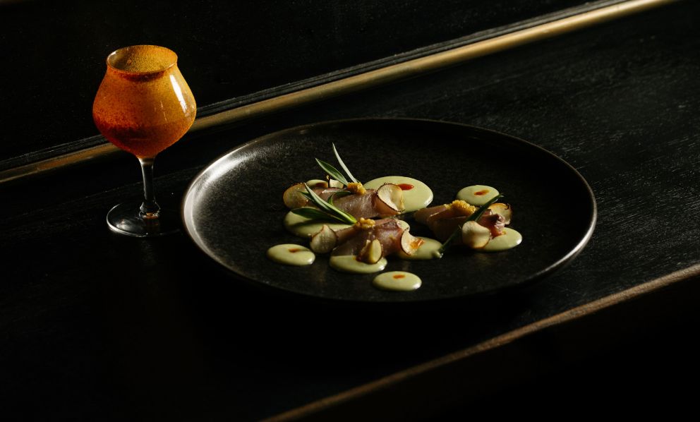 A Torino c'è un ristorante nikkei che per il suo nuovo menu si ispira a un complotto politico 
