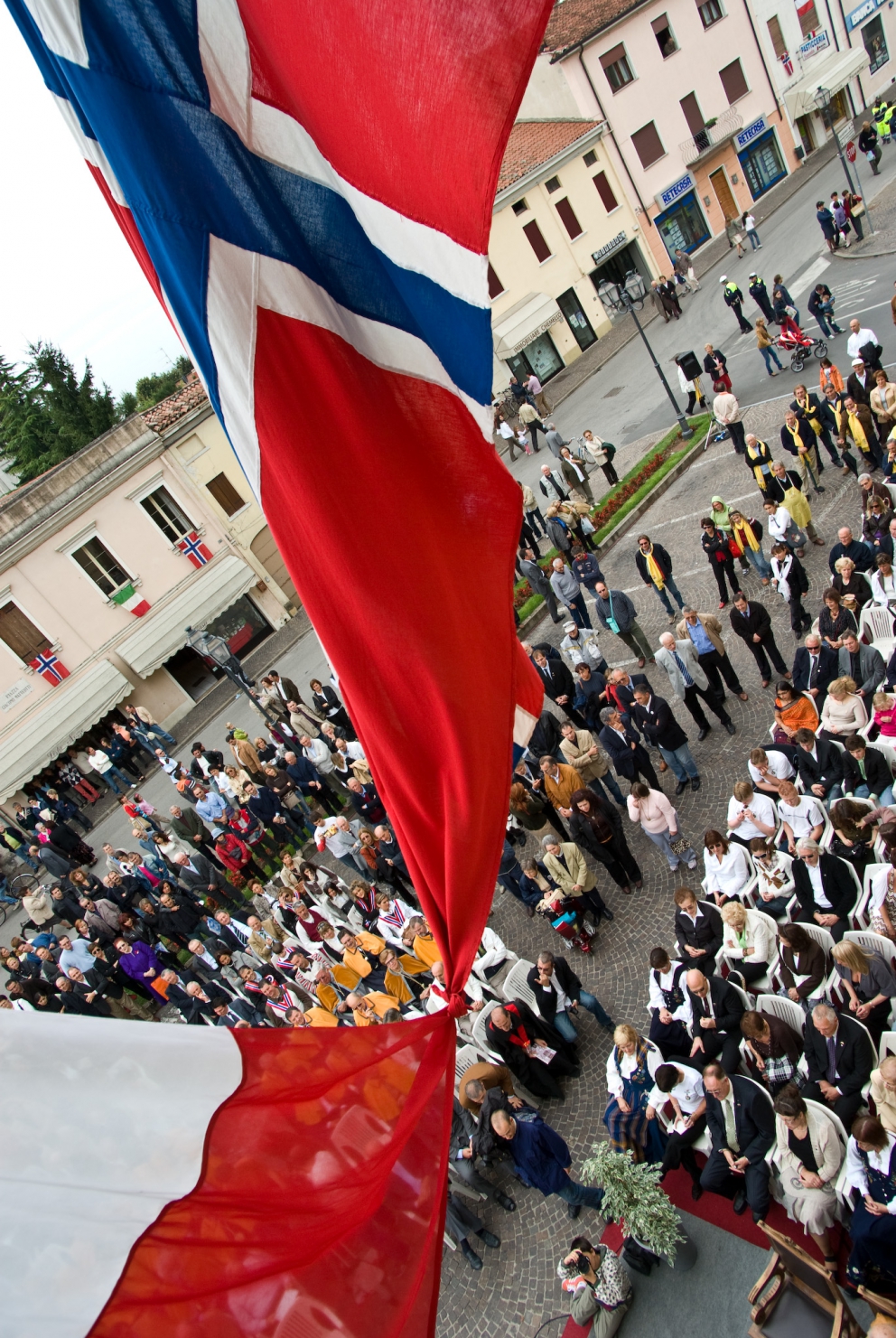 Galleria fotografica






La Via Querinissima ripercorre il tragitto compiuto del nobile Pietro Querini per rientrare a Venezia dalle Isole Lofoten nel 1431 attraverso 14 Paesi europei. E' insomma la "Via del Bacalà"









I nomi baccalà e stoccafisso esprimono soltanto due modi diversi di trattare un unico pesce, il merluzzo, della famiglia dei Gadidi che conta ben 140 specie raggruppate a loro volta in 15 generi. Quello usato per preparare il bacalà alla vicentina è il Gadus morhua, dell’ordine dei Teleostei, dal colorito verdastro o bruno, con macchiette gialle sul dorso e una linea laterale bianca su tutto il corpo, dal ventre brunastro. Può arrivare ad un metro e cinquanta centimetri di lunghezza e pesare fino a 50 kg. Si pesca nelle isole Lofoten, sulla Costa settentrionale della Norvegia, che tra dicembre e aprile pullulano di migliaia di pescherecci. La pesca viene effettuata con reti e ami. Per esca vengono usati calamari, o tranci di altro pesce









Quindi bacalà, in realtà baccalà non è, ma stoccafisso: i vicentini sanno benissimo di cosa si tratta, ma continuano e continueranno a chiamare lo stoccafisso baccalà. Non per ignoranza, ma per una ragionata e voluta difformità terminologica dettata da una ragione fonetica. Baccalà è molto più facile da pronunciare per un veneto rispetto a stoccafisso. Il nome, quindi, seppur errato continua ancora oggi, tanto da ingenerare discussioni e non poche confusioni tra i connazionali non veneti, abituati a chiamare baccalà il merluzzo salato o fresco, e stoccafisso il merluzzo seccato ai venti del Nord









Luciano Righi, presidente della Venerabile Confraternita del Bacalà alla Vicentina






