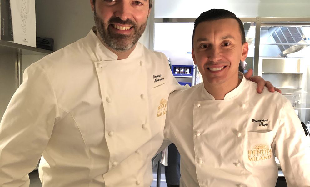 Francesco Mascheroni, varesino, è lo chef del ristorante di Armani Hotel Milano e, a destra, Giovanni Papi, sardo, chef del ristorante di Armani Hotel Dubai, la cui cucina è stata premiata di recente da una stella Michelin
