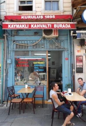 Galleria fotograficaBoğazi&ccedil;i K&ouml;pr&uuml;s&uuml;, il ponte sul Bosforo che unisce i due continentiTornati recentemente a Istanbul dopo alcuni anni di assenza, abbiamo notato con piacere un netto risveglio (o una nascita tout court) dello spirito gourmand &ldquo;all&rsquo;occidentale&rdquo; in citt&agrave;. E&rsquo; un fiorire di iniziative, spazi, proposte, stili che superano quel certo anonimato vagamente mediocre che caratterizzava fino a non molto tempo fa anche le tavole di maggior prestigio &ndash; o la schietta ruralit&agrave; della cucina basic. C&rsquo;&egrave; sempre stata cultura del cibo, oggi cresce anche la capacit&agrave; di comunicarla e renderla fruibile a chi giunge da queste parti per qualche giorno di vacanza. Sono d&rsquo;aiuto anche parecchi siti o blog di foodies turchi, che offrono consigli utilissimi, su tutti istanbuleats.com. (in foto, un piatto del talentuoso chef Mehmet G&uuml;rs, gi&agrave; presentato a Identit&agrave; Golose 2011: Dessert di zucca candita, marinata 24 ore in acqua di calce, con gelato di pistacchio e sciroppo di sesamo)Ogni discettazione sull&rsquo;alta cucina istanbuliota trova l&rsquo;alfa e l&rsquo;omega al diciottesimo piano del Marmara Pera, elegante hotel che ospita il miglior ristorante di Turchia, Mikla, regno di Mehmet G&uuml;rs (nella foto). La stessa sua biografia ne fa il rappresentante perfetto della Istanbul sfaccettata della quale abbiamo accennato: pap&agrave; turco, mamma finlandese, nonna svedese, l&rsquo;infanzia trascorsa a Tammisaari, 90 chilometri da Helsinki, scuola alberghiera a Providence, Rhode Island, Usa. E&rsquo; il profeta della New Anatolian CuisineLa vista che si gode dalle finestre di Mikla &ndash; se c&rsquo;&egrave; bel tempo e la temperatura lo consente si pu&ograve; cenare anche in terrazza, sotto le stelle &ndash; &egrave; meravigliosa: le luci della citt&agrave; ai vostri piedi, a milioni, il Corno d&rsquo;Oro col traffico di battelli, sull&rsquo;altra sponda il vecchio quartiere di Sultanahmet, il Topkapi, Santa Sofia, pi&ugrave; in l&agrave; i minareti della Moschea Blu, a destra la S&uuml;leymaniye Camii, moschea di Solimano... Imperdibile. Ma prima di accomodarvi al tavolo salite ancora d&rsquo;un piano, al diciannovesimo e ultimo, per godervi una flute di champagne (o, dopo cena, un cocktail), magari appoggiati alla balaustra con panorama sull&rsquo;infinito, il cielo come soffitto, la mente che spazia liberaMehmet G&uuml;rs segue in fondo &ldquo;solo&rdquo; le tracce di chi (penso ad Alex Atala in Brasile, Ren&eacute; Redzepi in Danimarca, Gast&oacute;n Acurio in Per&ugrave;...) un bel giorno decide di fare delle proprie radici culinarie un poco disconosciute, dei prodotti di farmers a chilometro zero o mille, ma comunque del territorio (che se &egrave; l&rsquo;Amazzonia, &egrave; un territorio gigantesco. E anche la Turchia non scherza), il punto di partenza per reinventare una tradizione. Il suo menu &egrave; proprio, innanzi tutto, un inno alle materie prime scovate nei pi&ugrave; remoti angoli in un Paese di 780mila chilometri quadrati, ossia pi&ugrave; di due volte e mezza l&rsquo;Italia: gli agnelli Kıvırcık allevati in Tracia, una sorta di gruviera che viene dall&rsquo;Anatolia del Nordest, i vini della Cappadocia, i pistacchi da Gaziantep, la marmellata di lavanda selvatica ancora prodotta dalle donne di un villaggetto non lontano da Smirne... Menu degustazione a 140 lire turche, 210 col wine pairing (sono rispettivamente 55 e 83 euro)Nella foto, un antipasto che &egrave; una sorta di riassunto perfetto di come la tradizione possa essere reinventata in modo creativo, creando un piatto che &egrave; intimamente turco eppure al 100% partorito dalla mente di G&uuml;rs. Sardine crisp, lemon &egrave; la reinterpretazione di un classico street food istanbuliota di cui parleremo tra poco, il panino col pesce del mar Nero e un goccio di succo di limone che si compra ancor oggi facendo la fila davanti ai barconi ancorati vicino al ponte di GalataEcco un piatto che invece &egrave; solo accostamento di prodotti selezionati, pura materia. Dried beef, ossia una carne di manzo a m&ograve; di bresaola, con il Kars gravyer, formaggio vaccino che &egrave; una sorta di gruviera stagionato circa 10 mesi e proveniente da Kars, citt&agrave; a poca distante dal confine armeno, famosa per i suoi pascoli e bestiameIl piatto della serata, che &egrave; ormai un cavallo di battaglia dello chef, &egrave; la spalla di agnello Kıvırcık, cotta sottovuoto per 24 ore a bassa temperatura, accompagnato da un pilaf &nbsp;&ldquo;umido&rdquo; di farro, pestil di prugna e melassa di melograno