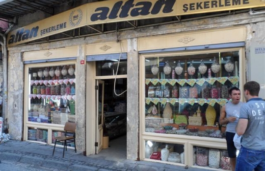 Galleria fotograficaBoğazi&ccedil;i K&ouml;pr&uuml;s&uuml;, il ponte sul Bosforo che unisce i due continentiTornati recentemente a Istanbul dopo alcuni anni di assenza, abbiamo notato con piacere un netto risveglio (o una nascita tout court) dello spirito gourmand &ldquo;all&rsquo;occidentale&rdquo; in citt&agrave;. E&rsquo; un fiorire di iniziative, spazi, proposte, stili che superano quel certo anonimato vagamente mediocre che caratterizzava fino a non molto tempo fa anche le tavole di maggior prestigio &ndash; o la schietta ruralit&agrave; della cucina basic. C&rsquo;&egrave; sempre stata cultura del cibo, oggi cresce anche la capacit&agrave; di comunicarla e renderla fruibile a chi giunge da queste parti per qualche giorno di vacanza. Sono d&rsquo;aiuto anche parecchi siti o blog di foodies turchi, che offrono consigli utilissimi, su tutti istanbuleats.com. (in foto, un piatto del talentuoso chef Mehmet G&uuml;rs, gi&agrave; presentato a Identit&agrave; Golose 2011: Dessert di zucca candita, marinata 24 ore in acqua di calce, con gelato di pistacchio e sciroppo di sesamo)Ogni discettazione sull&rsquo;alta cucina istanbuliota trova l&rsquo;alfa e l&rsquo;omega al diciottesimo piano del Marmara Pera, elegante hotel che ospita il miglior ristorante di Turchia, Mikla, regno di Mehmet G&uuml;rs (nella foto). La stessa sua biografia ne fa il rappresentante perfetto della Istanbul sfaccettata della quale abbiamo accennato: pap&agrave; turco, mamma finlandese, nonna svedese, l&rsquo;infanzia trascorsa a Tammisaari, 90 chilometri da Helsinki, scuola alberghiera a Providence, Rhode Island, Usa. E&rsquo; il profeta della New Anatolian CuisineLa vista che si gode dalle finestre di Mikla &ndash; se c&rsquo;&egrave; bel tempo e la temperatura lo consente si pu&ograve; cenare anche in terrazza, sotto le stelle &ndash; &egrave; meravigliosa: le luci della citt&agrave; ai vostri piedi, a milioni, il Corno d&rsquo;Oro col traffico di battelli, sull&rsquo;altra sponda il vecchio quartiere di Sultanahmet, il Topkapi, Santa Sofia, pi&ugrave; in l&agrave; i minareti della Moschea Blu, a destra la S&uuml;leymaniye Camii, moschea di Solimano... Imperdibile. Ma prima di accomodarvi al tavolo salite ancora d&rsquo;un piano, al diciannovesimo e ultimo, per godervi una flute di champagne (o, dopo cena, un cocktail), magari appoggiati alla balaustra con panorama sull&rsquo;infinito, il cielo come soffitto, la mente che spazia liberaMehmet G&uuml;rs segue in fondo &ldquo;solo&rdquo; le tracce di chi (penso ad Alex Atala in Brasile, Ren&eacute; Redzepi in Danimarca, Gast&oacute;n Acurio in Per&ugrave;...) un bel giorno decide di fare delle proprie radici culinarie un poco disconosciute, dei prodotti di farmers a chilometro zero o mille, ma comunque del territorio (che se &egrave; l&rsquo;Amazzonia, &egrave; un territorio gigantesco. E anche la Turchia non scherza), il punto di partenza per reinventare una tradizione. Il suo menu &egrave; proprio, innanzi tutto, un inno alle materie prime scovate nei pi&ugrave; remoti angoli in un Paese di 780mila chilometri quadrati, ossia pi&ugrave; di due volte e mezza l&rsquo;Italia: gli agnelli Kıvırcık allevati in Tracia, una sorta di gruviera che viene dall&rsquo;Anatolia del Nordest, i vini della Cappadocia, i pistacchi da Gaziantep, la marmellata di lavanda selvatica ancora prodotta dalle donne di un villaggetto non lontano da Smirne... Menu degustazione a 140 lire turche, 210 col wine pairing (sono rispettivamente 55 e 83 euro)Nella foto, un antipasto che &egrave; una sorta di riassunto perfetto di come la tradizione possa essere reinventata in modo creativo, creando un piatto che &egrave; intimamente turco eppure al 100% partorito dalla mente di G&uuml;rs. Sardine crisp, lemon &egrave; la reinterpretazione di un classico street food istanbuliota di cui parleremo tra poco, il panino col pesce del mar Nero e un goccio di succo di limone che si compra ancor oggi facendo la fila davanti ai barconi ancorati vicino al ponte di GalataEcco un piatto che invece &egrave; solo accostamento di prodotti selezionati, pura materia. Dried beef, ossia una carne di manzo a m&ograve; di bresaola, con il Kars gravyer, formaggio vaccino che &egrave; una sorta di gruviera stagionato circa 10 mesi e proveniente da Kars, citt&agrave; a poca distante dal confine armeno, famosa per i suoi pascoli e bestiameIl piatto della serata, che &egrave; ormai un cavallo di battaglia dello chef, &egrave; la spalla di agnello Kıvırcık, cotta sottovuoto per 24 ore a bassa temperatura, accompagnato da un pilaf &nbsp;&ldquo;umido&rdquo; di farro, pestil di prugna e melassa di melogranoDetto di G&uuml;rs, un weekend gastronomico a Istanbul offre anche molto altro. La cosa pi&ugrave; divertente &egrave; uscire dalle zone turistiche per scoprire indirizzi nascosti, magari sfacciatamente retr&ograve; ma custodi di luminose pepite del gusto. Come Pando, negozietto anonimo nel bel quartiere di Besiktas, Mumcu Bakkal Sokok 5, dove andare a far colazione o uno spuntino veloce per pranzo, magari seduti placidamente ai tavolini apparecchiati sulla strada chiusa al traffico dove fervono le pi&ugrave; disparate attivit&agrave; commerciali. Ad accogliervi sar&agrave; lo stesso Pando, un incredibile vecchietto 85enne d&rsquo;origine bulgara che prima vi scruter&agrave; con curiosit&agrave; e poi vi delizier&agrave; con un sorriso. E non solo&hellip;&Egrave; il regno del kaimak, versione turco-balcanica della nostra panna, ottenuto dalla fermentazione del grasso estratto durante la cottura del latte crudo vaccino. Fresco &ndash; come in questo caso &ndash; ha un gusto pi&ugrave; dolce. Viene quindi servito accompagnato da miele e pane bianco, per uno spuntino paradisiaco, specie se preceduto &ndash; come sar&agrave; lo stesso Pando a suggerirvi &ndash; da un paio di uova freschissime cotte al tegamino, per dare anche una nota salata alla vostra colazione. Il negozio &egrave; aperto dal 1895 e i prezzi sembrano rimasti quelli di allora: kaimak col miele, pane, uova (buonissime!) al tegamino e un t&eacute; o un caff&eacute; a 10 lire turche, poco meno di 4 euro