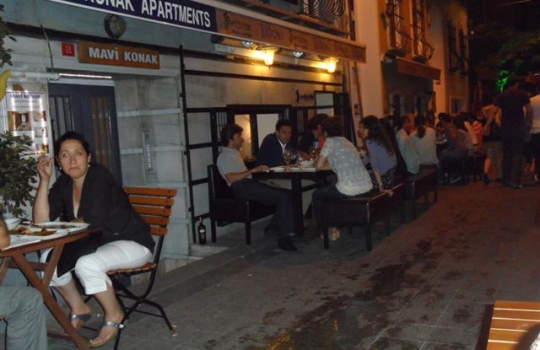 Galleria fotograficaBoğazi&ccedil;i K&ouml;pr&uuml;s&uuml;, il ponte sul Bosforo che unisce i due continentiTornati recentemente a Istanbul dopo alcuni anni di assenza, abbiamo notato con piacere un netto risveglio (o una nascita tout court) dello spirito gourmand &ldquo;all&rsquo;occidentale&rdquo; in citt&agrave;. E&rsquo; un fiorire di iniziative, spazi, proposte, stili che superano quel certo anonimato vagamente mediocre che caratterizzava fino a non molto tempo fa anche le tavole di maggior prestigio &ndash; o la schietta ruralit&agrave; della cucina basic. C&rsquo;&egrave; sempre stata cultura del cibo, oggi cresce anche la capacit&agrave; di comunicarla e renderla fruibile a chi giunge da queste parti per qualche giorno di vacanza. Sono d&rsquo;aiuto anche parecchi siti o blog di foodies turchi, che offrono consigli utilissimi, su tutti istanbuleats.com. (in foto, un piatto del talentuoso chef Mehmet G&uuml;rs, gi&agrave; presentato a Identit&agrave; Golose 2011: Dessert di zucca candita, marinata 24 ore in acqua di calce, con gelato di pistacchio e sciroppo di sesamo)Ogni discettazione sull&rsquo;alta cucina istanbuliota trova l&rsquo;alfa e l&rsquo;omega al diciottesimo piano del Marmara Pera, elegante hotel che ospita il miglior ristorante di Turchia, Mikla, regno di Mehmet G&uuml;rs (nella foto). La stessa sua biografia ne fa il rappresentante perfetto della Istanbul sfaccettata della quale abbiamo accennato: pap&agrave; turco, mamma finlandese, nonna svedese, l&rsquo;infanzia trascorsa a Tammisaari, 90 chilometri da Helsinki, scuola alberghiera a Providence, Rhode Island, Usa. E&rsquo; il profeta della New Anatolian CuisineLa vista che si gode dalle finestre di Mikla &ndash; se c&rsquo;&egrave; bel tempo e la temperatura lo consente si pu&ograve; cenare anche in terrazza, sotto le stelle &ndash; &egrave; meravigliosa: le luci della citt&agrave; ai vostri piedi, a milioni, il Corno d&rsquo;Oro col traffico di battelli, sull&rsquo;altra sponda il vecchio quartiere di Sultanahmet, il Topkapi, Santa Sofia, pi&ugrave; in l&agrave; i minareti della Moschea Blu, a destra la S&uuml;leymaniye Camii, moschea di Solimano... Imperdibile. Ma prima di accomodarvi al tavolo salite ancora d&rsquo;un piano, al diciannovesimo e ultimo, per godervi una flute di champagne (o, dopo cena, un cocktail), magari appoggiati alla balaustra con panorama sull&rsquo;infinito, il cielo come soffitto, la mente che spazia liberaMehmet G&uuml;rs segue in fondo &ldquo;solo&rdquo; le tracce di chi (penso ad Alex Atala in Brasile, Ren&eacute; Redzepi in Danimarca, Gast&oacute;n Acurio in Per&ugrave;...) un bel giorno decide di fare delle proprie radici culinarie un poco disconosciute, dei prodotti di farmers a chilometro zero o mille, ma comunque del territorio (che se &egrave; l&rsquo;Amazzonia, &egrave; un territorio gigantesco. E anche la Turchia non scherza), il punto di partenza per reinventare una tradizione. Il suo menu &egrave; proprio, innanzi tutto, un inno alle materie prime scovate nei pi&ugrave; remoti angoli in un Paese di 780mila chilometri quadrati, ossia pi&ugrave; di due volte e mezza l&rsquo;Italia: gli agnelli Kıvırcık allevati in Tracia, una sorta di gruviera che viene dall&rsquo;Anatolia del Nordest, i vini della Cappadocia, i pistacchi da Gaziantep, la marmellata di lavanda selvatica ancora prodotta dalle donne di un villaggetto non lontano da Smirne... Menu degustazione a 140 lire turche, 210 col wine pairing (sono rispettivamente 55 e 83 euro)Nella foto, un antipasto che &egrave; una sorta di riassunto perfetto di come la tradizione possa essere reinventata in modo creativo, creando un piatto che &egrave; intimamente turco eppure al 100% partorito dalla mente di G&uuml;rs. Sardine crisp, lemon &egrave; la reinterpretazione di un classico street food istanbuliota di cui parleremo tra poco, il panino col pesce del mar Nero e un goccio di succo di limone che si compra ancor oggi facendo la fila davanti ai barconi ancorati vicino al ponte di GalataEcco un piatto che invece &egrave; solo accostamento di prodotti selezionati, pura materia. Dried beef, ossia una carne di manzo a m&ograve; di bresaola, con il Kars gravyer, formaggio vaccino che &egrave; una sorta di gruviera stagionato circa 10 mesi e proveniente da Kars, citt&agrave; a poca distante dal confine armeno, famosa per i suoi pascoli e bestiameIl piatto della serata, che &egrave; ormai un cavallo di battaglia dello chef, &egrave; la spalla di agnello Kıvırcık, cotta sottovuoto per 24 ore a bassa temperatura, accompagnato da un pilaf &nbsp;&ldquo;umido&rdquo; di farro, pestil di prugna e melassa di melogranoDetto di G&uuml;rs, un weekend gastronomico a Istanbul offre anche molto altro. La cosa pi&ugrave; divertente &egrave; uscire dalle zone turistiche per scoprire indirizzi nascosti, magari sfacciatamente retr&ograve; ma custodi di luminose pepite del gusto. Come Pando, negozietto anonimo nel bel quartiere di Besiktas, Mumcu Bakkal Sokok 5, dove andare a far colazione o uno spuntino veloce per pranzo, magari seduti placidamente ai tavolini apparecchiati sulla strada chiusa al traffico dove fervono le pi&ugrave; disparate attivit&agrave; commerciali. Ad accogliervi sar&agrave; lo stesso Pando, un incredibile vecchietto 85enne d&rsquo;origine bulgara che prima vi scruter&agrave; con curiosit&agrave; e poi vi delizier&agrave; con un sorriso. E non solo&hellip;&Egrave; il regno del kaimak, versione turco-balcanica della nostra panna, ottenuto dalla fermentazione del grasso estratto durante la cottura del latte crudo vaccino. Fresco &ndash; come in questo caso &ndash; ha un gusto pi&ugrave; dolce. Viene quindi servito accompagnato da miele e pane bianco, per uno spuntino paradisiaco, specie se preceduto &ndash; come sar&agrave; lo stesso Pando a suggerirvi &ndash; da un paio di uova freschissime cotte al tegamino, per dare anche una nota salata alla vostra colazione. Il negozio &egrave; aperto dal 1895 e i prezzi sembrano rimasti quelli di allora: kaimak col miele, pane, uova (buonissime!) al tegamino e un t&eacute; o un caff&eacute; a 10 lire turche, poco meno di 4 euroUn altro indirizzo prezioso: Kiblecesme Caddesi 96, a Kantarcilar (Kucuk Pazari), nel quartiere di Eminonu, un poco fuori mano anche questo. Ci troviamo in un dedalo di viuzze polverose e di caravanserragli di epoca ottomana non lontani dal Corno d&rsquo;Oro: diciamo che il modo pi&ugrave; facile per raggiungerlo &egrave; scendervi &ndash; puntando verso il mare - dopo aver visitato la S&uuml;leymaniye Camii. Qui &egrave; Altan Sekerleme, bottega di dolciumi, un po&rsquo; fan&eacute; ma che trasuda autenticit&agrave;. Di propriet&agrave; della stessa famiglia da quattro generazioni, banconi di marmo, espositori di legno usurato: il tempo da queste parti sembra essersi fermatoSe avete gi&agrave; assaggiato una scatola di lokum, anche detti turkish delight (cos&igrave; li chiamarono gli inglesi, che per primi li portarono in Europa), magari di fattura industriale e comprata all&rsquo;ultimo momento in aeroporto, avete solo una vaga di idea di cosa siano questi dolcetti antichissimi (venivano prodotti gi&agrave; nel XV secolo lavorando la melassa e il miele, oggi sostituiti da amido e zucchero). Sono quadrotti di consistenza gelatinosa, che invitano al morso, aromatizzati  - qui da Altan con deliziosi aromi fatti in casa &ndash; nei modi pi&ugrave; svariati: alla rosa canina, ai frutti rossi, al limone, alla cannella, alle spezie.... A volte racchiudono una gemma croccante di pistacchio, mandorla o nocciola; sono ricoperti di zucchero a velo o cocco grattugiato. Impossibile non comprarne almeno una scatola, visti anche i prezzi (10 lire turche al chilo, meno di 4 euro; qualcosa in pi&ugrave; la variante al pistacchio o alla mandorla). Da Altan sono prodotti anche buonissimi dolcetti di mandorla (nella foto) e caramelle artigianaliUn posto come &Ccedil;iya Sofrası (G&uuml;neşli Bah&ccedil;e Sokak 43) piacerebbe enormemente a Carlin Petrini: &egrave; il luogo della tradizione riscoperta. E&rsquo; entrato anche nei nostri cuori, intanto perch&eacute; si trova a Kadik&ouml;y, sponda asiatica, almeno mezz&rsquo;ora di taxi (ma tanto costano pochissimo), quartiere del tutto fuori dai giri turistici ma di splendida autenticit&agrave;: una Istanbul vera, vivace, vitale, che ama uscire la sera (&egrave; un susseguirsi di ristorantini, caff&eacute;, pasticcerie, chioschi da street food...) e mangiare bene. Qualcuno considera addirittura &Ccedil;iya il miglior ristorante in citt&agrave;: di certo &egrave; uno spettacolo ammirare la serie infinita di squisite pietanze nei pentoloni, gi&agrave; pronte per essere servite, tra le quali scegliere i vostri molteplici assaggi, a prezzi a dir poco irrisori (si cena pantagruelicamente, bevendo birra, per 15-20 lire turche, 6-8 euro)Sia chiaro: &Ccedil;iya &egrave; una trattoriaccia con banconi di legno, cibo pronto e servizio avventuroso. Ma la qualit&agrave; &egrave; eccellente e qui davvero potrete sbizzarrirvi creando da soli una sorta di menu degustazione tra i pi&ugrave; tipici piatti turchi (le verdure sono tutte da urlo). Inutile elencarvi i piatti: sono decine e cambiano di continuo a seconda della stagione e del mercato. Costituiscono una sorta di compendio delle cucine regionali grazie all&rsquo;opera instancabile del proprietario e chef Musa Dagdeviren, originario della citt&agrave; sud-orientale di Gaziantep e sorta di antropologo culinario: raccoglie e pubblica ricette da tutto il Paese e pubblica persino una rivista dedicata alla cultura del cibo turco (Yemek ve Kultur). Di fronte a &Ccedil;iya Sofrası &egrave; &Ccedil;iya Kebap, figlioccio ancor pi&ugrave; easy tutto dedito al tipico piatto turco-arabo a base di carne. E per un perfetto dopocena, sempre in zona, c&rsquo;&egrave; Fazil Bey (Serasker Caddesi 1), che vi aiuter&agrave; a superare ogni possibile pregiudizio attorno al turkish coffeeBalik significa pane, ekmek pesce. Balik ekmek, dunque, &egrave; il tipicissimo panino col pesce che potrete degustare all&rsquo;imbarcadero di Eminonu, all&rsquo;estremit&agrave; meridionale del ponte di Galata. Qui sono ancorate diverse barche-cucina con grandi griglie dove gli sgombri sfrigolano pronti per essere serviti tra due fette di pane bianco, un po&rsquo; di cipolla appena scottata, sale e limone a volont&agrave;, anche in funzione anti-vibrione. Non leggero, magari un po&rsquo; junk food, ma davvero gustosoBalik ekmek &egrave; solo uno dei tanti tipi di street food che potete assaggiare in citt&agrave;. Sempre all&rsquo;imbarcadero di Eminonu (ma non solo l&igrave;) ci sono svariati chioschetti che vendono anche misir, la classica pannocchia arrostita, o tulumba, una specie di gnocco fritto e condito con abbondante sciroppo dolce (nella foto)Altra zona da street food per antonomasia &egrave; piazza Taksim e dintorni, centro nevralgico della Istanbul moderna e notturna. Chioschi e negozietti sono tantissimi, segnaliamo solo Kizilkayalar in Siraselviler Caddesi 6 per il suo islak burger (islak significa &ldquo;bagnato&rdquo;), che &egrave; risorsa straordinaria per uno spuntino alle ore piccole, post-disco e/o post-sbornia. E&rsquo; un panino curioso perch&eacute;... fa il bagno turco: viene infatti prima inumidito con una salsa a base di pomodoro e poi, farcito con una polpetta di carne all&rsquo;aglio, posto in una teca a vapore, sorta di hamam che lo consegna caldo e umoroso alle vostre fauci voraci. Da leccarsi le dita!