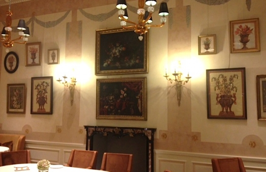 Galleria fotografica






L'ingresso di Palazzo Parigi








Carlo Cracco e il sommelier milanese Matteo Ghiringhelli. In serata berremo bollicine Giulio Ferrari, Malvasia Istriana di Vie di Romans e una mirabile Barbera 2001 di Vigneti Massa. 720 le referenze in carta inserite da Ghiringhelli: 60% italiane, 30% Francia, 10% resto del mondo








Carlo Cracco (in fasci di beatitudine per colpa del pessimo fotografo) con un ragazzo della brigata di Palazzo Parigi. L'executive è Diego Giglio, una lunga militanza in via Victor Hugo al fianco di CC e del corregionale piemontese Matteo Baronetto: "Da Matteo ci divide solo la fede calcistica", scherza Giglio, nato a Carmagnola, "juventino io, granata lui"








Quattro dei tavoli in sala, tutti in posizione angolare, sfoggiano questi divani perfetti per cene chick to chick





