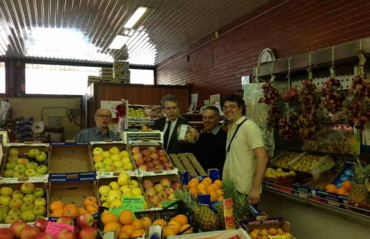 Galleria fotografica






Fabio Baldassarre al mercato Prealpi








Fabio Barbaglini fa la spesa al mercato Morsenchio per l'iniziativa Cuoco sociale








Lo chef Francesco Costanzo con il volontario del Comune di Milano al mercato Fusina








A ogni bollino corrisponde 1 euro: con 2 euro si può ricevere il ricettario con i menu di tutti gli chef, mentre con 5 euro si riceve la borsa con il logo del Comune di Milano contenente anche il numero di maggio de La Cucina Italiana








Costanzo al mercato Fusina








I banchi del mercato Prealpi








Mercato Ticinese





