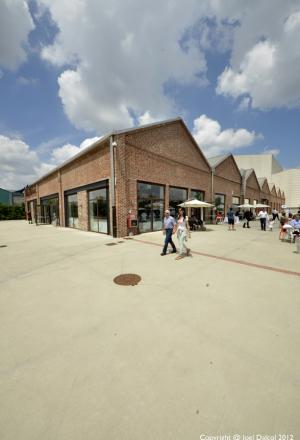 Galleria fotograficaPaolo Casanova, chef padrone di casa del Dopolavoro
Sullo sfondo, il nippo-brasiliano Roberto Okabe, protagonista con i maki in versione rubitt
La Lingua cotta in due modi di Eugenio Roncoroni e Beniamino Nespor del ristorante Al MercatoProve generali della Brass Jazz Band
L'Anguria con quartirolo e menta di Alice Delcourt, chef dell'Erba BruscaDegustazione di rubitt
Acqua Panna e S.Pellegrino e Birra Moretti, sponsor della maratona insieme a Lavazza, Inoxpi&ugrave;, San Bitter e Macelleria Annunciata
Cesare Battisti, il "padre" dei rubitt: al Ratan&agrave;, Battisti propone da sempre le "piccole cose di pregio" all'ora dell'aperitivo
&nbsp;Il Panino con lampredotto in due bocconi: il rubitt &egrave; a firma Roncoroni&Nespor
La Tartare di vitello sanato con bottarga, uova di trota e topinambur croccante di Cesare Battisti. La splendida carne &egrave; della Macelleria Annunciata di Milano
Maratona a suon di jazz
La Frittura di schie su polentina mediterranea di Paolo Casanova
Uno dei tre dolci rubitt del pasticciere Luca De Santi: il Biscotto bretone croccante con albicocca marinata al lime e cremoso allo yogurt. De Santi ha anche firmato la merenda del pomeriggio con biscotti e gelatine.
La lavagna del Dopolavoro con il Menu Rubitt
