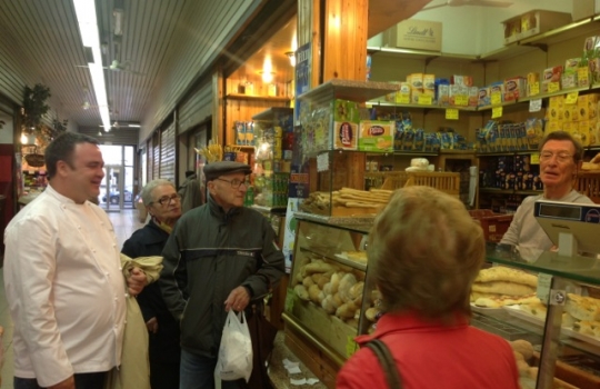 Galleria fotografica






Fabio Baldassarre al mercato Prealpi








Fabio Barbaglini fa la spesa al mercato Morsenchio per l'iniziativa Cuoco sociale








Lo chef Francesco Costanzo con il volontario del Comune di Milano al mercato Fusina








A ogni bollino corrisponde 1 euro: con 2 euro si può ricevere il ricettario con i menu di tutti gli chef, mentre con 5 euro si riceve la borsa con il logo del Comune di Milano contenente anche il numero di maggio de La Cucina Italiana








Costanzo al mercato Fusina








I banchi del mercato Prealpi








Mercato Ticinese








Fabio Barbaglini fa la spesa con l'assessore Franco D'Alfonso al mercato Morsenchio








Matias Perdomo con Giuseppe Zen, patron di Mangiari di Strada, ieri mattina al mercato Ticinese





