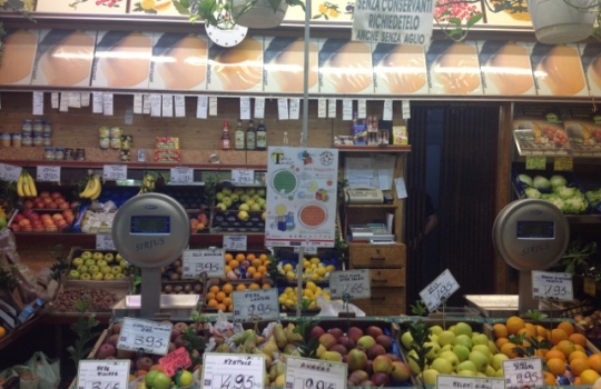 Galleria fotografica






Fabio Baldassarre al mercato Prealpi








Fabio Barbaglini fa la spesa al mercato Morsenchio per l'iniziativa Cuoco sociale








Lo chef Francesco Costanzo con il volontario del Comune di Milano al mercato Fusina








A ogni bollino corrisponde 1 euro: con 2 euro si può ricevere il ricettario con i menu di tutti gli chef, mentre con 5 euro si riceve la borsa con il logo del Comune di Milano contenente anche il numero di maggio de La Cucina Italiana








Costanzo al mercato Fusina





