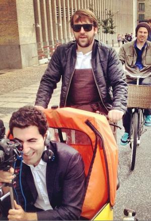 Galleria fotografica






In cammino verso il Noma. Il ristorante è al piano terra del palazzone più a sinistra. Per arrivarci dalla popolare insenatura di Nyhavn (il punto da cui è scattata la foto), occorre fare un bel giro. Ma si notano i lavori per la costruzione di un ponte. Che condurrà dritto all'insegna








Altra prospettiva sul Noma da Nyhavn. Il ristorante galleggia sulla Christianshavn, una delle tante isole artificiali che compongono Copenhagen








Di là del fiume, sulla lunga via che conduce allo spiazzo del Noma








Uno scenario molto tranquillo, di case pastello. Il silenzio è perché vanno tutti in bici













Al massimo si sente rombare qualche scafo








Il vascello davanti al Noma. Oltre a quella danese, sventolano le bandiere di Isole Far Oer e Groenlandia: le loro ambasciate sono nello stesso palazzo del ristorante. Coerenza nordica








Il retro del ristorante. L'80% delle 80 persone che lavorano al Noma viene a lavorare in bici, chef incluso








Dietro al ristorante, un'iscrizione ricorda i passeggeri scomparsi a bordo della danese Hans Hedtoft. Il transatlantico si scontrò il 30 gennaio 1959 contrò un iceberg in Groenlandia. Fu ritrovata solo una cintura di sicurezza
 








L'ingresso del ristorante, al civico 93 di Strandgade








La vista, ingresso alle spalle








Tra l'ingresso e la cucina a vista, spicca un corner di decoro simil-giapponese. A sinistra s'intravede Noma, time and place in Nordic Cuisine, edizioni Phaidon, un testo fondamentale per approfondire tutti i rivoli del Redzepi-mondo. La versione italiana si ordina qui








Una pianta di piccoli agrumi orla la cucina a vista








La porta d'ingresso vista dalla cucina








Le sedie, molto comode, sono anni Sessanta con schienali foderati di pelle di pecora, alcune più morbide di altre








I tavoli sono ampi e senza tovaglie. Attorno prevale il grigio e i colori rustici, sulle travi in legno del soffitto ma anche sulle divise dei ragazzi di sala








La finestra accanto al nostro tavolo








E' lo chef Rene Redzepi a introdurci al pasto: in un vaso di fiori danesi, l'unico pendaglio commestibile è una sorta di carta musica croccante (flatbread) di farina di malto all'aroma di ginepro. Nel piattino in basso, una deliziosa crème fraîche acida per intingerlo








Il flatbread è quello che svetta. "Ma se ci tenete, provate a mangiare anche i fiori", scherza Redzepi. Il cuoco scompare nelle segrete del Noma. Lo ritroveremo solo alla fine del pasto








Tutti i 14 appetizer si mangeranno con le mani. Unica posata, il coltello per tirar su e leccare la crème fraîche da sola (da fare quando tutti gli altri clienti son distratti, però)








Moss and Cep: Muschio di renna con polvere di funghi porcini. E' il corpo bianco, molto saporito ed evanescente, da intingere anch'esso nella crème fraîche
 








Crispy pork skin and black currant: Pelle di maiale croccante e ribes nero, lo strato più esterno. Aspro e croccante








Il ribes nero non ci lascerà prima di molto tempo








Blue mussels and celery: cozze e sedano. Solo due sono quelle buone








La parte inferiore del guscio è commestibile (ancora farina di malto)








Il quinto appetizer è nascosto in una deliziosa scatola di biscotti in latta della tradizione danese (chi non ricorda i Danish butter cookies?)








Cinque tondini, ma solo due "interessanti"








Si chiamano Cheese cookies, rocket and stems, letteralmente Biscotti al formaggio, ruchetta e gambi di erbe aromatiche, un felice snack potenzialmente riproducibile nei nord e nei sud del mondo








Appetizer #6: Potato and duck liver, Patate e fegato d'anatra: le patate croccanti sono in due strati e a mo' di sandwich racchiudono la mousse di fegato. La spolverata è di funghi trombette dei morti, disidratati e polverizzati, una tecnica che troveremo frequentemente








Dried carrot and sorrel, Carote grigliate a fuoco lento per 14 ore, disidratate e servite su polvere di fieno. Si intingono nell'emulsione di acetosella accanto. Un grande piatto perché di inattesa, energica acidità








Ottava entrée: Caramelized milk and cod liver, Biscotto di latte caramellato e fegato di merluzzo, quest'ultimo ghiacciato e pulito. Il secondo dona un aroma molto strong, che domina sul biscotto croccante. Per palati muscolari








Le uova dentro l'uovo








Pickled and smoked quails eggs, Uova di quaglia sbollentate, marinate e affumicate, un classico del Noma. Il tuorlo è completamente liquido








Col Veal fibres and söl, Filamenti di vitello e söl, decimo appetizer, entra in gioco per la prima volta un'alga di mare. E' il söl, appunto, dulse in inglese, Palmaria palmata nella tassonomia scientifica, un'alga rossa incastrata nei filamenti di vitello precedentemente tagliati sottili e poi fritti. Curioso l'impiatto a nido di ingredienti che alla fine incastrano terra e mare








Herb Toast and smoked cod roe, Toast alle erbe e uova di merluzzo affumicato, un'altra grandiosa tapa nordica da far su in due bocconi. Se non ricordiamo male, lo strato superiore è brodo di fegato d'anatra disidratato








Radish, soil and grass, Rapanello, "suolo" ed erba, un altro grande classico del Noma, un paesaggio commestibile di chiara genesi basca-adrianesca, molto replicato negli anni. Carote baby e rapanelli sono interrati in un "suolo" che è una crema di farina di malto con nocciole disidratate. Sotto ancora, uno yogurt di erbe. Finite le verdure, abbiamo chiesto dei cucchiaini per ripulire il suolo








Una foto (di spreadbutter) chiarisce meglio il contenuto del vasetto








Æbleskiver e muikku, penultimo appetizer, di concezione piuttosto recente. Un'antica tradizione dolce danese (Æbleskiver significa "piccoli pezzi di mela" ma la mela qui non c'è) è presentata in versione salata. Code e teste dei muikku, sorta di aringhe baby, sono infilzate in due bigné dall'impasto molto morbido con del ripieno di cetriolo marinato, ben riconoscibile al palato. L'aspetto dispone il cliente alla sfida ma la sua bizzarria visiva si scioglie presto in due bocconi morbidi, eleganti e deliziosi








Ultimo di 14 appetizer: Sorrel leaf and cricket paste, Foglia di acetosella (leggermente piccante) con pasta di grillo. Sì, proprio l'insetto dei prati, qui in consistenza di crema, inserita nel gambo dell'acetosella. Mettendo a fermentare grilli e orzo fermentato, Redzepi ha ottenuto una sorta di garum molto interessante, simile alla soia. Completa il piatto in foto, una granita di nasturzio ghiacciato








E il vino? Non producendo la Danimarca nettari di rilievo, è forse il capitolo meno allettante del Noma. La carta è un trionfo di vini ottenuti in climi freddi: francesi, tedeschi o austriaci soprattutto. Vini di acidità spinta che si combinano bene con le prevalenti acidità dei piatti. Le persone inquadrate nella foto hanno optato per il pairing coi succhi di frutta, quelli sì interessanti e autoctoni: il percorso prevede 7-8 succhi tra cui carote e ginepro, sedano e sedanorapa, cetriolo, eccetera. E i vini italiani? Pochi e tutti rossi, soprattutto di produttori di nebbiolo del Piemonte. "Ma li chiedono solo i norvegesi", ci raccontano








Terminati appetizer e main courses, sbirciamo i lavori in cucina. In primo piano, Samuel Nutter, sous chef inglese








Al centro, riconosciamo Matthew Orlando di San Diego, 35 anni e da 4 e mezzo head chef del Noma. Più tardi ci rivelerà che entro un paio d'anni aprirà il suo ristorante a Copenhagen. "E Renè che ne pensa?", chiediamo. "E' proprio lui a incoraggiarci a metterci in proprio", risponde Orlando. Vero, chiedere anche a Christian Puglisi








Ancora Orlando ci spiegherà che, tra sala, cucina, preparazioni e laboratorio, il Noma arriva a impiegare dall'alba a mezzanotte fino a 80 persone








La cucina prevede 7 comparti: il caldo, il freddo, la pasticceria, gli snack, produzione e mise-en-place, le preparazioni della squadra del mattino e la ricerca (su quest'ultima torneremo più avanti). Gli stagisti scelgono di lavorarci, sapendo di non essere pagati. Redzepi riceve un centinaio di curricula a settimana








Torniamo a tavola e troviamo nuove posate: rami appuntiti di sambuco








Servono a infilzare il primo delle portate "serie", Potato and snails, patate e lumache, servito in due piatti. Il primo è una terrina (rovente) di piccole deliziose patate affumicate e semiaffogate in una salsa al burro dolce e al tavolo spolverate con sale proprio di sambuco. Accanto, piccoli ceppi d'albero affumicati








Accanto, l'altra metà del piatto da infilzare coi bastoncini di sambuco: lumache glassate nel loro succo con burro dolce, olio al prezzemolo ed emulsione di piselli fermentati








Dopo 15 portate arrivano le posate. "Si torna alla civiltà", scherza il ragazzo di sala








...e arriva pure il pane, nascosto in una stoffa soffice con accanto due ciotoline che contengono burro da latte di capra e burro di grasso e crumble di maiale. Colesterolemici, vade retro








Solleviamo la stoffa: il pane è una pagnotta di lievito naturale di grano locale. La crosta è super-fragrante e il cuore molto sofficie e poroso








Cooked fava beans and beach herbs, Fave stufate gentilmente ed "erbe di spiaggia" (che poi sono diversi tipi di alghe di mare). Le fave sono fantastiche nella loro compattezza inaspettatamente dolce








Con la terza portata del ciclo "serio" veniamo ai ragazzi di sala: sono tutti molto professionali ma anche rilassati. Tra i 30 e i 40 anni, molti tatuati, ruotano di continuo al nostro tavolo: una trentina dei piatti sono stati serviti e illustrati da 10 camerieri diversi, molti dei quali cuochi dei livelli più alti della gerarchia. Il ragazzo in foto che ci serve Berries and cucumber, Bacche e cetrioli, si chiama Beau Clugston, è australiano e da poche ore è un nuovo sous-chef del Noma








Ai frutti di bosco e insalata di cetrioli si unisce del succo di camomilla...








...et voilà








Insalata di brown crab (granchi atlantici), tuorlo d'uovo, erbe di campo e il rosso sono le uova del granchio. I ragazzi si raccomandano di fare attenzione perchè potrebbe esserci del carapace o delle chele: la carne del granchio è stata rimossa tutta a mano. Noi ci scontriamo solo con un fresco schiaffo iodato








Accanto alle langoustine, scampi norvegesi, torna l'alga söl, questa volta in forma di emulsione con acqua di ostriche. I puntini rossi sono segale disidratata








Cavolfiore e pino, crema e rafano. Pensi a una capasanta e invece è un trancio di cavolfiore quello che spunta da sotto gli aghi di pino. E' ricavato dalla parte alta dell'ortaggio, arrostito a arricchito con gli aromi di pino, abete, ginepro e rafano. L'orto e il silvestre








Lucioperca con gambi di verdure. Impeccabile ma insolitamente classico nella sua concezione su salsa al burro e capperi. Incuriosisce la disposizione, che lascia intonsa più di metà del piatto. Come a voler lasciar libero il lucioperca di sguazzare di nuovo








Arrivano in tavola nuovi oggetti: olio di fieno e un cronometro. E' l'inizio del gioco di The hen and the egg, La gallina e l'uovo








The hen and the egg #2: attorno a un tegamino rovente su del fieno appena umido, notiamo una chips a spirale di patata e un uovo (d'anatra, ci dicono)








The hen and the egg #3: accanto al tegame, foglie di spinaci, aglio selvatico, germogli e fiori di campo vari








The hen and the egg #4. "Dovete rompere voi l'uovo e cuocerlo", ci spiegano armati di olio di fieno, che spruzzeranno nel tegame prima del nostro esercizio








The hen and the egg #5: son riuscito a non sbrodolare. Il piatto, spiegherà Redzepi poi, "E' un po' un invito sdrammatizzante a cucinare. Sono rimasto sorpreso dal fatto che tanti clienti non hanno mai rotto un uovo. Cerco di mostrare loro che la cucina è in fondo un esercizio molto elementare"








The hen and the egg #6: dopo 120 secondi esatti di cronometro, si uniscono all'uovo le verdure e si rimesta il tutto








The hen and the egg #7: tocco finale, una salsa di acetosella. Il piatto non è memorabile...








...ma il risultato è lo stesso delle 21 portate precedenti: piatto spazzolato The hen and the egg #8








Animelle di vitello, erbe di campo, funghi e sedanorapa. Un gran piatto, ma non esattamente quello che ti aspetti al Noma. Sottigliezze eh








A un passo dai dolci, il brusio in sala si fa più sostenuto. L'alcol e le discussioni sull'incredibile girandola di piatti provati








E il brusio lievita ancora al primo dei due dolci: Blueberries and ants, Mirtilli e formiche (la foto è di garyalanfine, avevo terminato le batterie). Il piatto è duplice: la foto mostra la prima metà, che racchiude una confettura di formiche tra due foglie di nasturzio. Ce la porta al tavolo Rosio Sanchez da Chicago, splendida coordinatrice dei dessert del Noma. E le formiche? Ci torniamo alla fine della gallery








Mirtilli e formiche parte seconda: accanto alle foglie di nasturzio con formiche, arriva un geniale sandwich con gelato di mirtilli (la foto è ancora di garyalanfine)








Ventiquattresimo e ultimo piatto, un "classico" Gammel Dansk, sorta di Jaegermeister danese qui sposato ad acetosella e latte disidratato. Apprezziamo la voglia di non sovraccaricare con ulteriori bombe al cioccolato o altre grasse cremosità che a fine pasto chiederebbero gli straordinari ai succhi gastrici (grazie ancora a garyalanfine)








Dopo oltre 3 ore di degustazione, ci si accomoda tutti nel dehors accanto: in vetrina spiccano grappe di Brunello








Potevano farti mancare lo skyr, il formaggio fermentato acido degli islandesi? Certo che no: agli albori della New Nordic Cuisine venne praticamente brandito da Redzepi come simbolo delle rivoluzione. L'arma per contrastare il dilagare dei formaggi francesi in Danimarca, così come l'olio di colza in vece dell'olio d'oliva








Riordinata la sala per la sera, Kim Sander e Matthew Orlando ci invitano a fare un sopralluogo nei back office del Noma








I ragazzi si divertono ma il lavoro è un massacro: tra il pranzo e la cena ci sono solo 45 minuti di pausa, dalle 17 alle 17.45. "Per questo", spiega Redzepi, "è fondamentale tenere chiuso due giorni, domenica e lunedì. Così stacchiamo da ogni pensiero. 7 su 7 sarebbe controproducente per l'umore di tutti"








Orlando ci mostra il gazebo all'aperto sul retro, dove si griglia e affumica qualsiasi cosa








Al primo piano, un tavolo da 9-15 persone che si aggiunge ai coperti del piano terra. "E' il nostro table's chef' , dice Orlando








Alle pareti, una felice riproduzione caricaturale della cucina di sotto








Nella sala accanto, uno squadrone di giovanissimi è perennemente alle prese con le pre-preparazioni








Tagliare, separare, sgusciare, sminuzzare...








Il terzo ambiente al primo piano è la sala del relax dei ragazzi...








...ma anche quella del grande capo...








...che infatti troviamo defilato ad affettare un mega-cavolo...








...che cavolo non è: "E' un fungo", rivela Renè Redzepi, "un regno che mi affascina tantissimo perché è vasto così", dice disegnando un cerchio molto ampio con le braccia, "mentre noi ne sappiamo tanto così", mima chiudendo pollice e indice. "Purtroppo questa stagione non è propizia per i funghi, troppo secca, ma non dispero"








Ma parliamo di formiche. Redzepì tira fuori un tupperwear brulicante di insetti che vagano rintontiti. "Non è questione di stravaganza o sensazionalismo", spiega, "occorre solo infrangere i nostri tabù, non come esercizio fine a se stesso, ma come esplorazione di tutti i flavour possibili"








"Senti che effluvi naturali di cardamomo escono da qui? Le formiche li rilasciano in modo del tutto naturale per tenere lontani i nemici", spiega








La sera stessa ci scrive su twitter la giornalista spagnola Julia Perez da Lima, spiegando che gli insetti amazzoni che cucina il cuoco venezuelano Sumito Estévez sanno invece di limone
 








"Un giorno, quando avrò tempo, spero non tra 10 anni, voglio trovare il modo di andare a visitare i più grandi macellai italiani". Un messaggio da girare subito a Cazzamali & co.








Formiche again, questa volta col petto rosso. La mirmecologia classifica nel mondo oltre 10mila specie di formiche, ognuna con il suo bagaglio aromatico








Si torna in cucina di sotto: Orlando controlla i vasi di malt flatbred che apriranno anche la cena








E i ragazzi affilano i rami di sambuco...








Mi preparano il conto: 576 euro in due, somma di due menu degustazione (200 euro l'uno) più una bottiglia di Grüner Veltliner Auslese trocken Spiegel di Fred Loimer (154 euro) e due calici di champagne di Christophe Mignon. A destra, Sune Østergaard, restaurant manager








Usciamo per esplorare il laboratorio del Nordic Food Lab che ci ha indicato Redzepi, in pratica una dépendance sull'acqua, proprio davanti al ristorante








L'ingresso del Nordic Food Lab. Ci lavorano quotidianamente 5 persone: docenti di scienze sensoriali dell'università di Copenaghen, antroplogi e docenti e studenti di Yale, parte del progetto Yale Sustainable Food Project








Il Nordic Food Lab è un'organizzazione no profit, fondata nel 2008 da Redzepi e Claus Meyer. Il suo scopo è esplorare gli orizzonti della cucina nordica attraverso la gastronomia tradizionale e moderna e condividere i risultati con chef, accademici, industria e pubblico








A fine pasto, ci sono 3 modi per riattivare la circolazione dopo il lungo pasto: il primo è salire sulla torre della Vor Frelser Kirke di Christianshavn (foto)








Una sfacchinata che vale, considerato il panorama. Al centro della foto, riecco la costruzione che ospita il Noma








Una seconda opzione, non proprio salutista, prevede di tornare di là del canale e attendere il tramonto con uno dei supercocktail del gazebo Ofelia. Prima che arrivi il gelo, però








La terza opzione è quella di mettersi a smaltire correndo, in una città in cui corrono praticamente tutti e in continuazione. Non hai portato le scarpe? Nell'Hotel Kong Arthur, sulla Nørre Søgade 11, te le affittano





