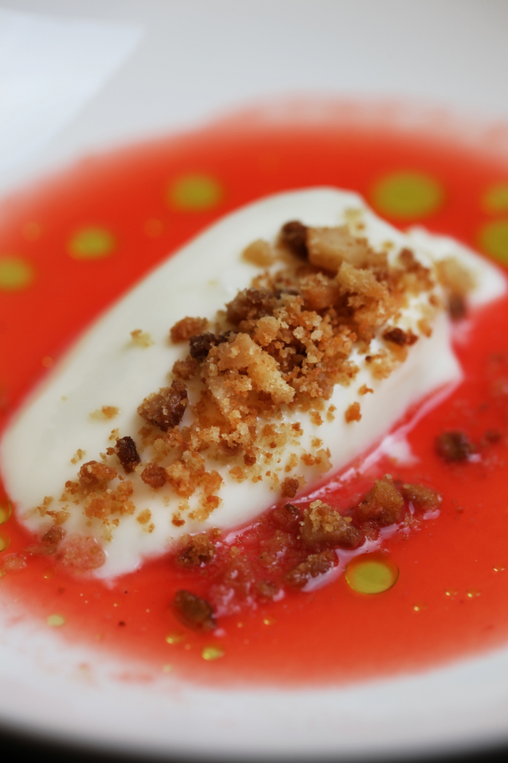 Galleria fotografica






Alcune immagini della straordinaria cena preparata da Jock Zonfrillo al Bulgari di Milano. Qui due appetizer, Gambero rosso e prugne di Davidson e Nuvole di canguro









Cavolo rapa sottaceto e pepe dorrigo, Lilli Pilly e baccusia









Vongole affumicate e pane cotto sui carboni









Patata al forno, fagioli, zucca, uovo ed acetosella









Ricciola e uova, di Roberto Di Pinto









Scampo avvolto nel lardo e cotto alla brace con geraldton wax









Il prete piemontese






