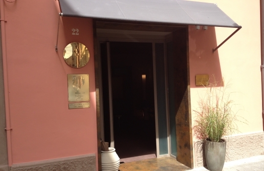 Photogallery






 
Modena’s colonnades, 186 thousand inhabitants and 3 restaurants with at least one Michelin star: Hostaria del Mare (1), Erba del Re (1) and Osteria Francescana (3 stars), our destination
 








Yellow and red tones prevail








The city still bears the signs of the May 2012 earthquake. On May 4th 2013, the day of our visit, a 3.8 magnitude earthquake was registered













By chance, Giuseppe Palmieri, maître and sommelier, appears from the grey door








Palmieri, 38, born in Matera. His first service in Francescana was on September 12th 2000








The old entrance to the restaurant, at number 24 in Via della Stella - as on the opening in 1995. It changed in September 2012: today you enter from number 22. Funnily enough, Google Maps is still set on the old entrance





