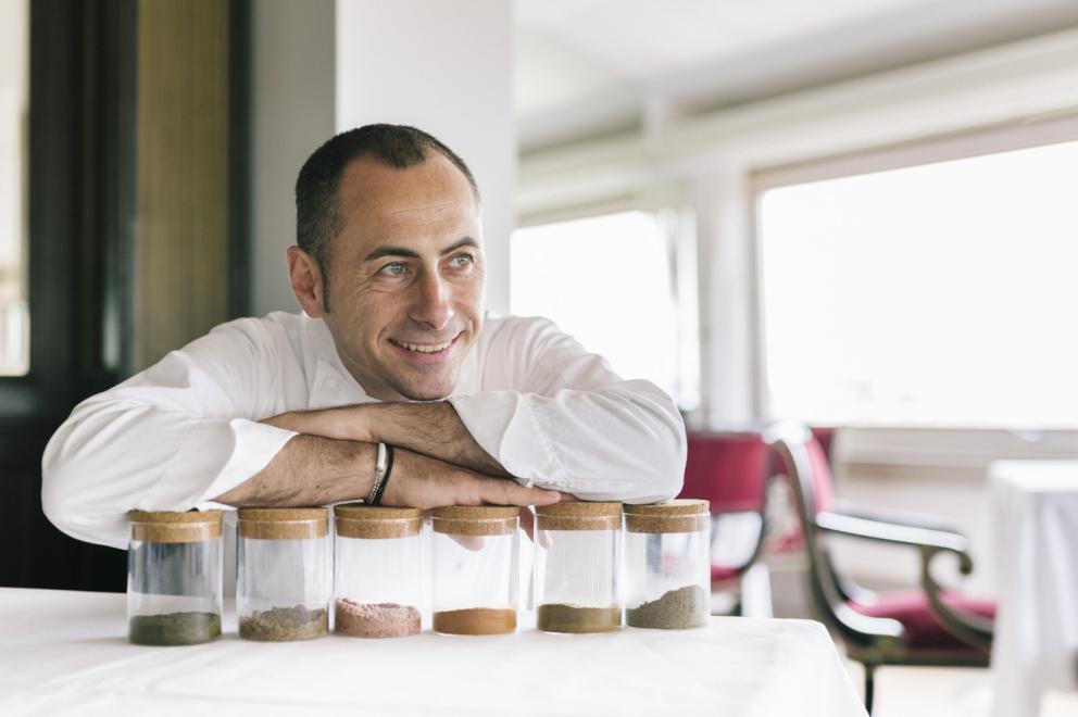 Photogallery






Together with the celebration, the report of a recent dinner at Imago inside hotel Hassler, with chef Francesco Apreda, much appreciated at Identità both professionally and as a person. As we said on the Guida Identità Golose 2017, "if you think about it, it’s a nice paradox: in the Eternal City, from the 6th floor of hotel Hassler, there’s a talented chef from Campania who makes you travel around the world for a few hours. There’s enough to make you forget the stereotype according to which Rome is so full of history it’s just concentrated on itself, and thus provincial". (Carlo Passera)









We start with Celeriac, peppers and ginger; Daikon with yuzu and black truffle; Radish with lime and gin: all in osmosis. There’s technique at the service of the creative mind, resulting in a debut that prepares the palate whetting the appetite. Followed by Egg in tempura, lime and fig mustard: delicious without trying hard to please









Foie gras and scones, Sweet Rain blend (2015): this, like most of the dishes by Apreda, is characterised by the blend of spices that originate from the chef’s long experience around the world (see also: I Sapori di Viaggio di Apreda). It was part of the "menu 10 anni"






