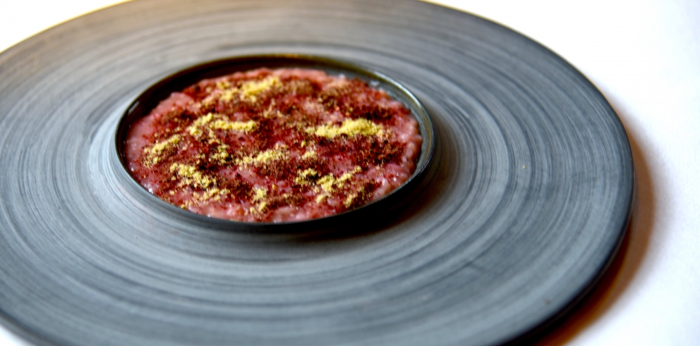 Galleria fotografica






Giorgio Damini, Damini & Affini, Arzignano (Vicenza)

La mia caesar salad - L'idea è sicuramente nata dopo le mie esperienze londinesi, quando ho scoperto come una salsa cambi completamante il gusto dell'insalata. Quindi ho cercato di esaltare tutti gli ingredienti dividendoli uno per uno, senza mescolare nulla, poi un pizzico di macelleria con la carne disidratata al posto del pollo e, dulcis in fundo, il pane di Eugenio Pol









Alessandro Dal Degan, La Tana, Asiago (Vicenza)

Crudo di anatra fiammeggiata, topinambur, foglie di faggio e sorbo dell'uccellatore - E' un piatto che per tonalita amaro-salate e per quelle dei colori è un simbolo della stagione fredda e della monocromia invernale. Un omaggio alla lentezza









Alessio Longhini, Stube Gourmet dell'hotel Europa, Asiago (Vicenza)

Riso carnaroli mantecato alla crema di topinambur, crudo di ricciola, caramello di birra stout, uova di salmone - Piatto che rispecchia le mie esperienze. Raccoglie gusti e consistenze diversi tra loro









Alfio Ghezzi, Locanda Margon, Trento

Non aglio e olio, non cacio e pepe, ma insolito Trentino - Spaghetti Monograno Felicetti, TrentoDoc Ferrari Perlé, Trentingrana e olio extravergine Garda Trentino Dop Uliva... Un piatto che nasce sulla suggestione di Bottura: «...ma siamo proprio sicuri che la tradizione sia rispettosa del territorio?». E che si sviluppa attraverso la tecnica dei due classici, aglio e olio e cacio e pepe, declinati però in chiave trentina









Giuliano Baldessari, Aqua Crua, Barbarano Vicentino (Vicenza)

Mungotto alle capesante, artemisia e argilla - Lo propongo perché offre un punto di vista diverso sul mondo del risotto. Il mungotto è il nome che ho dato al "risotto" fatto con i fagioli mung al posto del riso









Lionello Cera, Antica Osteria Cera, Campagna Lupia (Venezia)

Spaghettino freddo con cavolfiore, champagne rosé, scampo e ostrica - Un piatto che nasce dopo avere cotto il cavolfiore assieme ai gusci delle canocchie. Ho pensato di conferirgli acidità e ho fatto ridurre dello champagne con anice stellato. Poi scampo crudo battuto e un pezzo di ostrica per ricordare il mare in purezza









Nicola Dinato, Feva, Castelfranco Veneto (Treviso)

Risotto al broccolo di Bassano, cannocchie, mandarino, alici - "...with tangerine trees and broccoli skies..". Citiamo, modificandola, una frase del brano Lucy in the Skies with Diamonds, dei Beatles. Proponiamo l'italianità in un primo piatto invernale, che coglie spunti dal territorio limitrofo (il broccolo di Bassano del Grappa, le cannocchie della Laguna di Venezia), ma anche da altrove (i mandarini siciliani, la colatura di alici di Cetara). Il tutto unito da un grande riso, il Principato di Lucedio









Giuseppe D’Aquino, Oseleta, Cavaion Veronese (Verona)

Spaghetti al pomodoro del piennolo, burrata e scorza di limone – Un piatto che nella sua semplicità è diventato il must del ristorante Oseleta. Un piatto per il quale a detta di tanti vale la pena fare il viaggio









Riccardo Gaspari, El Brite de Larieto, Cortina d'Ampezzo (Belluno)

Spaghetto di montagna - Il profumo del bosco sfida la tradizione italiana in un semplice spaghetto aglio e olio









Donato Episcopo, La Corte dell'hotel Villa Abbazia, Follina (Treviso)

Mandorla di Toritto, composta di fichi “paradiso”, spugna all’alloro e gelato moka - Questo dessert nasce da un capriccio di mia mamma che, durante un mio viaggio, decise di mettermi di nascosto, in valigia, un vasetto di fichi secchi. Non so come fece a passare i controlli in aeroporto e comunque quando lo trovai fu una bella sorpresa. Mi ricordo che da ragazzo, quando andavo a casa delle zie o dei nonni, con il caffè offrivano dei fichi secchi con al centro una mandorla e un pezzettino di foglia di alloro (usanza della mia terra, che è il Salento)









Alberto Basso, 3Quarti, Grancona (Vicenza)

Risi e latte, miele, sfere di birra al lampone e ribes - Riso e latte è la tradizione, il cibo povero per eccellenza nelle nostre zone. Siamo partiti quindi da questo e dalla semplicità per sviluppare un dolce inusuale e per certi versi anche un po' estremo. Il riso viene cotto nel latte e mantecato col gorgonzola, per dare un po’ di sapidità, e miele del bosco di Rigoni di Asiago. Lo serviamo con lamponi disidratati, ribes e sfere di birra al lampone









Nicola Portinari, La Peca, Lonigo (Vicenza)

Anguilla in forno di braci con guava e tamarindo - L'anguilla è difficile da affrontare per la clientela a causa della sua grassezza. Quindi la sfida è creare un piatto da consigliare per poi ricevere complimenti e la conseguente voglia di mangiarlo di nuovo. Risulta croccante fuori e morbido dentro, con la guava che con la sua fresca tannicità doma la parte grassa dell'anguilla, mentre il tamarindo addolcisce e rende raffinato e vellutato il suo sapore rustico e leggermente terroso









Leandro Luppi, Vecchia Malcesine, Malcesine (Verona)

Raviolo aperto di spaghetti, lago e zafferano - Un chiaro omaggio al Marchesi del Raviolo aperto e allo Scabin dello spaghetto cotto in sottovuoto. In più, il mio lago









Lorenzo Cogo, El Coq, Marano Vicentino (Vicenza)

Ritorno alla sapidità - Alice sotto sale, rapa, dragoncello, kiwi fermentato, petali di carciofo e umibudo









Piergiorgio Siviero, Lazzaro 1915, Pontelongo (Padova)

Scam-pato verso i colli – Uno scampo di Chioggia tostato in saor, noce salata e tarassaco, chips di topinambur. Risalendo dalle valli di Chioggia lungo il Bacchiglione, il percorso tra storia e identità del mio territorio









Massimiliano Alajmo, Le Calandre, Rubano (Padova)

Mozzarella di mandorle - Una finta mozzarella di pasta cotta di zucchero, miele e albume soffiato come uno zucchero filato, senza l’utilizzo di coloranti o altri elementi artificiali. La ricostruzione olfattiva del piatto rimanda a una vera mozzarella per la presenza dell’acqua, dell’olio extra vergine di oliva, dell’origano e dei canditi vegetali. Ironia e immaginazione per travestire la mandorla e proiettarla in un’altra dimensione, per far riscoprire in pochi istanti una sensazione lattico-tattile-olfattiva e visiva in un dolce che non contiene nemmeno una goccia di latte – foto Bob Noto









Pierchristian Zanotto, Gambrinus, San Polo di Piave (Treviso)

Gamblù – E’ il nostro "blu" vegetale affinato in bacche di uva rabosa bio, sedano rapa e pane al pepe rosa. Seguendo il nostro percorso di cucina etica e responsabile, senza rinunciare alla golosità dei grandi formaggi









Oliver Piras e Alessandra del Favero, Aga dell'hotel Villa Trieste, San Vito di Cadore (Belluno)

Linguine, mirtilli, luppolo e salsiccia di manzo cruda - Abbiamo ricreato con due varietà di mirtilli diverse lo stesso ph del pomodoro e il condimento ricorda il classico sugo alla campidanese delle mie zone d'origine









Fabrizia Meroi, Laite, Sappada (Belluno)

Piatto del Piave - Salmerino leggermente marinato, yogurt alla camomilla di fiume, salsa di patate dolci e olio al crescione, meringhe all'alga spirulina e caramella effervescente.
Il piatto è dedicato al fiume che nasce a Sappada. Nel 2015 ricorreva inoltre il centenario della Prima Guerra Mondiale, evento storico che ha visto protagonista proprio il Piave









Corrado Fasolato, Spinachile Resort, Schio (Vicenza)

Filetto di Triglia con iceberg di ortaggi invernali e moka ai germogli di bosco - È una triglia cotta a bassa temperatura e poi messa su degli iceberg di ortaggi (frullati di verdure sifonati a -40°) e un brodo denso di gallina. Il tutto va irrorato con un’estratto di germogli di piante di bosco profumato con riccioli freschi di legno di castagno. Il calore scioglie gli iceberg e il tutto si trasforma quasi in un passato di verdure









Andrea Stella, Dalla Libera, Sernaglia della Battaglia (Treviso)

Gnocchi di patate soffiati con acciuga di Cetara e puntarelle - Già mia zia Libera circa cinquant'anni preparava ottimi gnocchi; così io ho deciso di riproporli in forma e consistenze nuove. Vengono soffiati in forno, mentre la base viene realizzata con l'acciuga di Cetara che per sua caratteristica è meno salata delle altre. La croccantezza viene data dalle puntarelle









Michele Cella, Basilico Tredici, Treviso

Riso, carbone, baccalà e “saor” - Sono particolarmente legato a questo piatto in quanto è stato premiato come miglior ricetta alla sesta edizione del Festival Triveneto del Baccalà - Trofeo Tagliapietra, vincendo così la manifestazione gastronomica itinerante che quest'anno ha raccolto 28 ristoranti tra Veneto, Friuli Venezia Giulia e Trentino Alto Adige e che rappresenta l’evento simbolo ed esemplare della passione per il baccalà in cui gli chef e le loro brigate si sfidano per ideare “la migliore ricetta innovativa”. Sono particolarmente legato a questo piatto anche perché rappresenta in pieno il mio concetto di cucina, in quanto ci sono prodotti che amo del mio territorio. Rispecchia la mia chiave di lettura della tradizione – foto Tobia Berti






