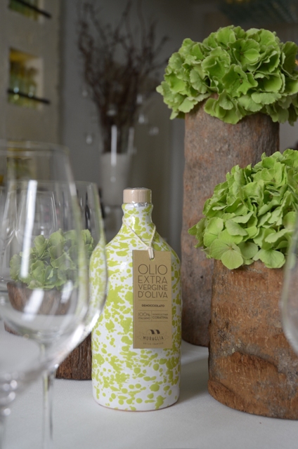 Galleria fotografica






Baccalà Giraldo, patate di Nardò e olive Leccine di Andrea Ribaldone









Cialledda, ventresca di tonno rosso Balfegò con quintessenza prima di origano di Domenico Schingaro









Sedanino di grano arso con crema di peperoni gialli, salsiccia a punta di coltello di Altamura croccante e ricotta leggermente acidula di Pietro Zito









Ricciola candita, insalata di ceci, limoni e olive di Paolo Rota









Finto hamburger di agnello Varvara, alici, salsa all'olio di oliva monocultivar coratina Muraglia e agrumi di Cristina Bowerman









Saltimbocca alla Martina Franca style, by Combal.Zero di Davide Scabin









Da Sud a Oriente di Corrado Assenza









Pietro Zito, Corrado Assenza, Paolo Rota e Andrea Ribaldone









Ferrarelle sponsor de Il Pranzo Possibile






