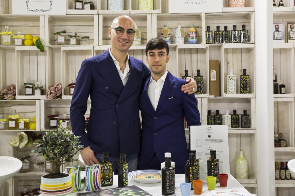 Galleria fotografica






Acetaia Giusti - Il Gran Deposito Aceto Balsamico di Giuseppe Giusti, la più antica azienda produttrice di Aceto Balsamico di Modena fondata nel 1605, ha portato al congresso l’intera Collezione Storica Giusti, una selezione di pregiati aceti balsamici invecchiati fino a 100 anni, assieme a un panettone all’aceto balsamico creato per Acetaia Giusti dall’Antica Pasticceria Muzzi. «Il nostro aceto è sempre in viaggio – ci ha raccontato Claudio Giusti – E' molto interessante vedere come viene utilizzato nelle cucine fusion di tutto il mondo, in Giappone, in Korea e nelle cucine americane e sudamericane». A Identità Golose il Banda Rossa, un aceto balsamico che invecchia in antiche botticelle risalenti al 1600, è stato in assoluto il preferito dagli chef









Agrimontana - Con Agrimontana abbiamo fatto un viaggio tra estetica, ragione e sentimento grazie a diversi appuntamenti con il pastry consultant Emmanuele Forcone che ci ha fatto scoprire forme e strutture in pasticceria; Andrea Tortora, pastry chef, che ha fatto la colomba, preparato la colazione e reinterpretato il pandoro; Diego Crosara, pastry consultant, che ha preparato un Gelato e cioccolato tra dolce e salato; e lo chef Marco Perez che ci ha mostrato un “cibo da favola” in un gioco di molteplici sapori dal gusto unico. Protagonisti i frutti della natura: zenzero candito, amarena chiara, albicocche, pere e olive siciliane candite









Alaska Seafood Marketing Institute (ASMI) - Presenti allo stand di Alaska Seafood i pesci che rappresentano l'eccellenza del gusto, il trionfo della naturalità e, soprattutto, della qualità. Abbiamo scoperto la raffinatezza dei prodotti ittici dell'Alaska: salmone selvaggio, black cod, granchio reale e ikura. Alessio Taffarello, chef di Lile in cucina, ha preparato deliziosi finger food con alcune di queste prelibatezze. Un viaggio meraviglioso dove l'alta qualità della materia prima e la libertà creativa dello chef hanno creato un'esperienza gustativa indimenticabile









Ambasciatori del Gusto - Presenti al congresso anche gli Ambasciatori del Gusto: cuochi, ristoratori, pizzaioli, sommelier, persone di sala, pasticcieri e gelatieri che attraverso il proprio mestiere si sono distinti nella valorizzazione del patrimonio agroalimentare ed enogastronomico italiano. L’associazione Ambasciatori del Gusto è una realtà senza scopo di lucro, espressione dell’eccellenza della ristorazione e della pasticceria italiana









Angelo dello chef - Angelo e Roberta Castellani hanno presentato tutto ciò che può essere utile per uno chef e ristoratore: arredo tavola, forniture complete per cucine professionali, pregiate porcellane, tutto per il finger food, macchinari, specialità alimentari e articoli per la pasticceria









Antica Corte Pallavicina - Come ogni anno i fratelli Spigaroli ci hanno proposto un viaggio di gusto tra i migliori salumi della Bassa Parmense. In primis il mitico culatello di Zibello che ora come 500 anni fa viene prodotto naturalmente, senza conservanti e affinato nelle cantine dell’Antica Corte Pallavicina. La proposta di salumi ha visto inoltre protagonisti il salame gentile, la mariola, il lardo di maiale nero e il “fioccaccio”, assieme a un culatello di Suino Nero di Parma 36 mesi abbinato a un metodo classico della cantina Berlucchi









Artmenu Factory - Con Artmenu Factory abbiamo intrapreso un viaggio all’insegna della qualità e del made in Italy: portamenu e carte dei vini nei materiali più svariati, dall’ecopelle stile canvas all’ecopelle imitazione legno. Lontana da qualsiasi criterio di standardizzazione, l’azienda lavora rigorosamente a mano le proprie realizzazioni coniugando sempre eleganza e funzionalità









Associazione Le Soste - L’associazione Le Soste riunisce ottantacinque tra i migliori ristoranti di cucina italiana nel nostro Paese e nel Mondo. L’idea originaria prese forma nel 1982 durante una cena tra ristoratori amici: alcuni tra i maggiori chef italiani stabilirono di incontrarsi periodicamente per condividere spunti e progetti sull’enogastronomia italiana d’eccellenza e rendere noti ai propri clienti i ristoranti che perseguivano quotidianamente gli ideali di cultura gastronomica, convivialità, accoglienza, cortesia e raffinatezza. Il modello di riferimento furono dal principio le grandi associazioni francesi come Traditions et Qualité e Relais Gourmands. Da allora tanti anni sono passati, ma lo spirito di amicizia tra i diversi soci, nonché il percorso comune teso all’alta qualità, animano ancora oggi i membri Le Soste









Azienda agricola San Pietro a Pettine - L’azienda agricola San Pietro a Pettine è stata presente a Identità Milano 2017 per rappresentare l’Umbria e per raccontare l’eccellenza di un territorio che sta vivendo un momento difficile. Allo stand si sono alternate degustazioni di specialità gastronomiche al tartufo, tra cui il succo di tartufo nero pregiato, ultimo nato in azienda, che ha fatto il suo debutto al congresso









Azienda agricola Valier - Daniele Valier è stato il primo a credere nella valorizzazione della noce verde e ora la sua azienda agricola Valier è la prima e unica a livello nazionale a lavorarla e valorizzarla in ogni sua stagionalità. Allo stand dell’azienda abbiamo conosciuto l’intera linea di prodotti Noce Verde e Noce Secca: farina e pasta di noci, noci sgusciate e olio di noce estratto a freddo dalla spremitura della noce Lara prima qualità









Berlucchi - Berlucchi ha accolto gli ospiti nella sua lounge all black dove, oltre all’assaggio di ’61 Brut, Satèn e Rosè, si sono tenute degustazioni di audaci abbinamenti di salmone Upstream, culatello da maiale nero affinato 36 mesi dell’Antica Corte Pallavicina, con ’61 Nature 2009, Franciacorta non dosato, affinato 5 anni sui lieviti. Cristina Bowerman di Glass Hostaria ha deliziato il pubblico con tre finger in un originale “elogio della purezza”









Bonaventura Maschio - Prime Uve, il prodotto simbolo di Bonaventura Maschio, ha ispirato i cocktail dei bartender in abbinamento alle creazioni di grandi chef. Marco Russo e Wicky Priyan, Flavio Angiolillo e Moreno Cedroni, Mattia Pastori e Marcello Trentini sono stati i protagonisti di “Alambicchi, sorsi e assaggi”, le degustazioni ispirate all’uso versatile di Prime Uve che Bonaventura Maschio ha proposto ogni giorno presso lo stand. Per Prime Uve sono stati anche studiati dei cocktails da Noi di Sala, in particolare da Marco Civitelli e Abdel El Attaoui di Ceresio 7. «Abbiamo raccontato il tema del viaggio con i nostri prodotti e la loro diversità d’origine: alcuni, come la grappa, sono tradizionalmente italiani, altri sono dei gin che parlano un’altra lingua ma noi li abbiamo reinterpretati in chiave tricolore – ci hanno spiegato Anna e Andrea Maschio - I nostri prodotti per la mixology hanno fatto un viaggio che parte dal Messico, dai Caraibi, dall’Inghilterra, dall’Irlanda, per arrivare fino a noi»









Carozzi Formaggi - Shottini di taleggio, limone e Martini, muffin al cioccolato e olive taggiasche accompagnati da primosale, gazpacho e formaggio di capra: Carozzi Formaggi quest’anno ha voluto proprio stupire il pubblico di Identità Golose che ha potuto vivere un viaggio nel mondo del formaggio più raffinato e gustoso. Durante la kermesse, ad accompagnare l’azienda valsassinese c’era lo chef Marco Rossi che con il suo estro ha saputo conquistare i presenti declinando il formaggio in una serie di finger food ricercati. La collaborazione tra Carozzi e lo chef del ristorante Al Rustico di Lambrugo è sfociata nella creazione del libro “Dal mare alla montagna, e ritorno”: uno scrigno composto da una serie di ricette volte a presentare i formaggi Top Level Carozzi sotto diversi punti di vista. I formaggi Carozzi hanno chiuso la tre giorni da protagonisti all’evento Identità di Champagne organizzato da Ruinart









Coltelleria Silvano Collini - Per la prima volta al congresso la Coltelleria Collini ha presentato Ibrà, una nuova linea artigianale e semi-artigianale di coltelleria da chef firmata Silvano Collini. «L’insolita forma a “B” di questi coltelli è un omaggio a Bra, la mia città» ci ha spiegato Silvano Collini, che nei tre giorni di congresso ci ha offerto degustazioni di vini e assaggi di prodotti tipici del territorio delle Langhe e Roero, elaborati e presentati dallo chef Luca Dall'Aglio









Comune di Arenzano – Villa Figoli - La Villa Figoli Des Geneys è la sede per la nuova Accademia di Alta Formazione per l'Hótellerie di Bordo. È la prima scuola in Italia dedicata esclusivamente alla formazione di professionisti dell'hótellerie che lavoreranno sulle navi passeggeri: cuochi, pasticceri, panettieri, animatori, addetti al servizio clienti e altre figure legate all'accoglienza e all'intrattenimento di bordo. L’iniziativa nasce dalla collaborazione tra Regione Liguria, Comune di Arenzano e Fondazione ITS Accademia Italiana Marina Mercantile, che gestisce la scuola con l’obiettivo di promuovere l’eccellenza italiana nel comparto dell’ospitalità di bordo









Consorzio Prugne della California - Il Consorzio delle Prugne della California, realtà che raggruppa 900 coltivatori di susine e 29 confezionatori di prugne che da oltre 150 anni si dedicano alla coltivazione e alla raccolta di questo superalimento di pregio, ci ha fatto scoprire i suoi prodotti con degustazioni giornaliere di prugne, concentrati e puree assieme a brioche e biscotti preparati dallo chef Andrea Valentinetti. Ricche di sostanze nutrienti e considerate estremamente benefiche per la salute e il benessere, le prugne rappresentano il prodotto per eccellenza da tenere anche in cucina. Per questa ragione, sia i cuochi professionisti che quelli meno esperti amano includere le prugne nelle loro creazioni culinarie per sostituire un po’ del burro, dell’olio o dello zucchero nella ricetta









Consorzio tutela Arancia Rossa Igp - Il Consorzio Tutela Arancia Rossa di Sicilia Igp ha proposto una serie di degustazioni dedicate all’arancia rossa, prodotta esclusivamente in Sicilia (a Catania, Enna e Siracusa) grazie alle forti escursioni termiche. Il Consorzio, che conta oggi oltre 600 soci fra produttori e confezionatori per 6.500 ettari di coltivazione certificata, ha l’obiettivo di tutelare, promuovere e valorizzare Tarocco, Moro e Sanguinello che, con le varie cultivar, sono le varietà di arancia rossa previste dal disciplinare di produzione









Contadi Castaldi - Contadi Castaldi ha presentato la sua filosofia aziendale e prodotti di alto livello per quella che l’azienda stessa definisce “una nuova generazione di Franciacorta”: il Soul Satèn, una riserva franciacortina, 100% Chardonnay, affinata 72 mesi sui lieviti per un gusto scattante, fresco e piacevole









Coppini Arte Olearia - L’olio extravergine T.o.p. di Coppini Arte Olearia è stato l’olio ufficiale di Identità Milano 2017, utilizzato per le preparazioni di tutti gli chef durante i tre giorni di congresso. T.o.p. - Tracciabilità Origine Prodotto è un’iniziativa che racchiude e rappresenta l’anima più profonda della Coppini Arte Alearia. Il nucleo del progetto è stato concepito nei primi anni ’80 e ora è un sigillo che contiene l’anima, la filosofia e la storia step by step dell’azienda, dai primi passi fino a oggi. I prodotti di Coppini sono stati esaltati da degustazioni con abbinamenti innovati di Stefano Guizzetti, Terry Giacomello del ristorante stellato Inkiostro e Alfonso Vitelli del ristorante Areadocks









Dissapore-Ifood - Dalla rete al congresso più importante d’Italia: iFood.it e Dissapore.com a Identità Golose 2017 sono stati presenti con più di 20 iFood Social Reporter per raccontare live attraverso i social gli istanti più significativi del congresso, assieme a interviste con gli ospiti e i protagonisti dell’evento al Dissapore Café. «Sono passati cinque anni da quando venni per la prima volta al congresso come blogger, esserci oggi con questo spazio è una grandissima soddisfazione» ci ha raccontato Vatinee Suvimol, responsabile iFood









Divine Creazioni Surgital - Allo stand di Divine Creazioni si sono alternate preparazioni e degustazioni di panciotti con finferli e fontina e spaghetti cacio e pepe della linea Divine Creazioni, assieme alle due ricette realizzate dallo chef stellato Paolo Gramaglia. Novità presentata al congresso i mammoli, delicati e morbidi gnocchi di patata viola della miglior specie: le vitelotte









East Lombardy - Lo stand di East Lombardy ha scandito i tre giorni di congresso a ritmo di colazioni, pranzi e aperitivi preparati dagli chef e dalle aziende protagoniste del grande progetto che vede la Lombardia Orientale Regione Gastronomica Europea 2017. Alla Scuola di Identità Golose, inoltre, è stato ospitato l’evento di lancio di East Lombardy con brindisi a cura del Franciacorta e cooking show con degustazione di Petronilla e Paolo Frosio del Frosio di Almè, Riccardo Camanini del Lido 84 di Gardone Riviera, Sergio Carboni del ristorante Locanda degli Artisti a Cappella De' Picenardi e Vera Caffini dell'Aquila Nigra di Mantova









Eccellenza Ellenica - Eccellenza Ellenica ha riportato al congresso la cooperativa di produttori di zafferano ellenico, krokos kozanis, insieme a un nuovo prodotto, la bottarga trikalinos, e un calendario di attività ricco e goloso con degustazioni di gelati d’autore. Ad aprire le danze allo stand sono state le signore della pasticceria Il Girasole e, a seguire, gli chef Felix Lo Basso, Cesare Grandi, Gaetano Riccio Pesciolini, Fabio Zanetello, Laura Ghezzi, Marcello Trentini, Cesare Battisti, Paolo Paciaroni e Vasiliki Pierrakea









Famiglia Cecchi - Famiglia Cecchi ha presentato tutti i giorni un abbinamento perfetto tra il vino Coevo, flagship aziendale, e i piatti principi della cucina toscana della tradizione. Assieme a Coevo, degustazioni di Primocolle, il Chianti Classico DOCG di Villa Cerna, vino rappresentativo della Famiglia Cecchi, e di Litorale, il Vermentino dell’estate italiana









Federazione Italiana Cuochi - La Federazione Italiana Cuochi, una rete capillare di 114 associazioni italiane ed estere, con i suoi 16mila associati costituisce la rappresentanza sul territorio nazionale dei professionisti e degli allievi della cucina. Presente nei principali saloni culinari del mondo nel circuito della World Association of Cooks Societies (World-Chef), ha un ruolo di primo piano nelle grandi competizioni internazionali attraverso i suoi Team Nazionali (NIC) e la Direzione Continentale dei Paesi de Sud Europa. La Fic ha sempre operato nella formazione e nell’aggiornamento professionale, affrontano ogni problematica legata alla categoria e alle linee di tendenza del settore culinario









Fingerlime - Espositori e visitatori hanno potuto assaggiare l’esplosivo gusto del Fingerlime, innovative perline 100% naturali, in tre diverse varietà appena arrivate dall’Australia, assieme a emulsioni a caldo e a freddo del frutto intero e del frutto candito. Il Fingerlime è un agrume comunemente chiamato “Limone Caviale” o “Caviale di agrumi” perché la polpa è composta da tante vescicole sferiche, cariche di succo, che lo fanno somigliare al caviale. Grazie al suo sapore unico e alla bellezza dei chicchi, viene utilizzato come ingrediente per le preparazioni gastronomiche: dai piatti più semplici ai piatti d’alta ristorazione









Fiorirà un giardino - Fiorirà un giardino è un’azienda italiana che, da più di venti anni, crea e commercializza prodotti in tutto il mondo. Alta qualità e rispetto per l’ambiente sono alla base di questo marchio che produce arredi, tessili, oggetti e profumi d’arredo made in Italy. La raffinata collezione è dedicata a chi desidera distinguersi e possiede un occhio attento alla cura dei dettagli. Fiorirà un giardino è un marchio dove ogni singolo oggetto è disegnato e realizzato con estrema attenzione, allo scopo di creare linee armoniose e immediatamente riconoscibili









Franciacorta - La Franciacorta è la zona vitivinicola per eccellenza nell'area geografica di East Lombardy, il territorio delle province di Bergamo, Brescia, Cremona e Mantova, che quest'anno è l'European Region of Gastronomy. Tutti i giorni di Identità Milano i visitatori hanno potuto degustare le migliori selezioni di bollicine della Franciacorta allo stand di East Lombardy






