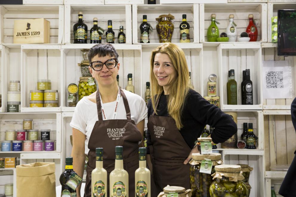 Galleria fotografica






Acetaia Giusti - Il Gran Deposito Aceto Balsamico di Giuseppe Giusti, la più antica azienda produttrice di Aceto Balsamico di Modena fondata nel 1605, ha portato al congresso l’intera Collezione Storica Giusti, una selezione di pregiati aceti balsamici invecchiati fino a 100 anni, assieme a un panettone all’aceto balsamico creato per Acetaia Giusti dall’Antica Pasticceria Muzzi. «Il nostro aceto è sempre in viaggio – ci ha raccontato Claudio Giusti – E' molto interessante vedere come viene utilizzato nelle cucine fusion di tutto il mondo, in Giappone, in Korea e nelle cucine americane e sudamericane». A Identità Golose il Banda Rossa, un aceto balsamico che invecchia in antiche botticelle risalenti al 1600, è stato in assoluto il preferito dagli chef









Agrimontana - Con Agrimontana abbiamo fatto un viaggio tra estetica, ragione e sentimento grazie a diversi appuntamenti con il pastry consultant Emmanuele Forcone che ci ha fatto scoprire forme e strutture in pasticceria; Andrea Tortora, pastry chef, che ha fatto la colomba, preparato la colazione e reinterpretato il pandoro; Diego Crosara, pastry consultant, che ha preparato un Gelato e cioccolato tra dolce e salato; e lo chef Marco Perez che ci ha mostrato un “cibo da favola” in un gioco di molteplici sapori dal gusto unico. Protagonisti i frutti della natura: zenzero candito, amarena chiara, albicocche, pere e olive siciliane candite









Alaska Seafood Marketing Institute (ASMI) - Presenti allo stand di Alaska Seafood i pesci che rappresentano l'eccellenza del gusto, il trionfo della naturalità e, soprattutto, della qualità. Abbiamo scoperto la raffinatezza dei prodotti ittici dell'Alaska: salmone selvaggio, black cod, granchio reale e ikura. Alessio Taffarello, chef di Lile in cucina, ha preparato deliziosi finger food con alcune di queste prelibatezze. Un viaggio meraviglioso dove l'alta qualità della materia prima e la libertà creativa dello chef hanno creato un'esperienza gustativa indimenticabile









Ambasciatori del Gusto - Presenti al congresso anche gli Ambasciatori del Gusto: cuochi, ristoratori, pizzaioli, sommelier, persone di sala, pasticcieri e gelatieri che attraverso il proprio mestiere si sono distinti nella valorizzazione del patrimonio agroalimentare ed enogastronomico italiano. L’associazione Ambasciatori del Gusto è una realtà senza scopo di lucro, espressione dell’eccellenza della ristorazione e della pasticceria italiana









Angelo dello chef - Angelo e Roberta Castellani hanno presentato tutto ciò che può essere utile per uno chef e ristoratore: arredo tavola, forniture complete per cucine professionali, pregiate porcellane, tutto per il finger food, macchinari, specialità alimentari e articoli per la pasticceria









Antica Corte Pallavicina - Come ogni anno i fratelli Spigaroli ci hanno proposto un viaggio di gusto tra i migliori salumi della Bassa Parmense. In primis il mitico culatello di Zibello che ora come 500 anni fa viene prodotto naturalmente, senza conservanti e affinato nelle cantine dell’Antica Corte Pallavicina. La proposta di salumi ha visto inoltre protagonisti il salame gentile, la mariola, il lardo di maiale nero e il “fioccaccio”, assieme a un culatello di Suino Nero di Parma 36 mesi abbinato a un metodo classico della cantina Berlucchi









Artmenu Factory - Con Artmenu Factory abbiamo intrapreso un viaggio all’insegna della qualità e del made in Italy: portamenu e carte dei vini nei materiali più svariati, dall’ecopelle stile canvas all’ecopelle imitazione legno. Lontana da qualsiasi criterio di standardizzazione, l’azienda lavora rigorosamente a mano le proprie realizzazioni coniugando sempre eleganza e funzionalità









Associazione Le Soste - L’associazione Le Soste riunisce ottantacinque tra i migliori ristoranti di cucina italiana nel nostro Paese e nel Mondo. L’idea originaria prese forma nel 1982 durante una cena tra ristoratori amici: alcuni tra i maggiori chef italiani stabilirono di incontrarsi periodicamente per condividere spunti e progetti sull’enogastronomia italiana d’eccellenza e rendere noti ai propri clienti i ristoranti che perseguivano quotidianamente gli ideali di cultura gastronomica, convivialità, accoglienza, cortesia e raffinatezza. Il modello di riferimento furono dal principio le grandi associazioni francesi come Traditions et Qualité e Relais Gourmands. Da allora tanti anni sono passati, ma lo spirito di amicizia tra i diversi soci, nonché il percorso comune teso all’alta qualità, animano ancora oggi i membri Le Soste









Azienda agricola San Pietro a Pettine - L’azienda agricola San Pietro a Pettine è stata presente a Identità Milano 2017 per rappresentare l’Umbria e per raccontare l’eccellenza di un territorio che sta vivendo un momento difficile. Allo stand si sono alternate degustazioni di specialità gastronomiche al tartufo, tra cui il succo di tartufo nero pregiato, ultimo nato in azienda, che ha fatto il suo debutto al congresso









Azienda agricola Valier - Daniele Valier è stato il primo a credere nella valorizzazione della noce verde e ora la sua azienda agricola Valier è la prima e unica a livello nazionale a lavorarla e valorizzarla in ogni sua stagionalità. Allo stand dell’azienda abbiamo conosciuto l’intera linea di prodotti Noce Verde e Noce Secca: farina e pasta di noci, noci sgusciate e olio di noce estratto a freddo dalla spremitura della noce Lara prima qualità









Berlucchi - Berlucchi ha accolto gli ospiti nella sua lounge all black dove, oltre all’assaggio di ’61 Brut, Satèn e Rosè, si sono tenute degustazioni di audaci abbinamenti di salmone Upstream, culatello da maiale nero affinato 36 mesi dell’Antica Corte Pallavicina, con ’61 Nature 2009, Franciacorta non dosato, affinato 5 anni sui lieviti. Cristina Bowerman di Glass Hostaria ha deliziato il pubblico con tre finger in un originale “elogio della purezza”









Bonaventura Maschio - Prime Uve, il prodotto simbolo di Bonaventura Maschio, ha ispirato i cocktail dei bartender in abbinamento alle creazioni di grandi chef. Marco Russo e Wicky Priyan, Flavio Angiolillo e Moreno Cedroni, Mattia Pastori e Marcello Trentini sono stati i protagonisti di “Alambicchi, sorsi e assaggi”, le degustazioni ispirate all’uso versatile di Prime Uve che Bonaventura Maschio ha proposto ogni giorno presso lo stand. Per Prime Uve sono stati anche studiati dei cocktails da Noi di Sala, in particolare da Marco Civitelli e Abdel El Attaoui di Ceresio 7. «Abbiamo raccontato il tema del viaggio con i nostri prodotti e la loro diversità d’origine: alcuni, come la grappa, sono tradizionalmente italiani, altri sono dei gin che parlano un’altra lingua ma noi li abbiamo reinterpretati in chiave tricolore – ci hanno spiegato Anna e Andrea Maschio - I nostri prodotti per la mixology hanno fatto un viaggio che parte dal Messico, dai Caraibi, dall’Inghilterra, dall’Irlanda, per arrivare fino a noi»









Carozzi Formaggi - Shottini di taleggio, limone e Martini, muffin al cioccolato e olive taggiasche accompagnati da primosale, gazpacho e formaggio di capra: Carozzi Formaggi quest’anno ha voluto proprio stupire il pubblico di Identità Golose che ha potuto vivere un viaggio nel mondo del formaggio più raffinato e gustoso. Durante la kermesse, ad accompagnare l’azienda valsassinese c’era lo chef Marco Rossi che con il suo estro ha saputo conquistare i presenti declinando il formaggio in una serie di finger food ricercati. La collaborazione tra Carozzi e lo chef del ristorante Al Rustico di Lambrugo è sfociata nella creazione del libro “Dal mare alla montagna, e ritorno”: uno scrigno composto da una serie di ricette volte a presentare i formaggi Top Level Carozzi sotto diversi punti di vista. I formaggi Carozzi hanno chiuso la tre giorni da protagonisti all’evento Identità di Champagne organizzato da Ruinart









Coltelleria Silvano Collini - Per la prima volta al congresso la Coltelleria Collini ha presentato Ibrà, una nuova linea artigianale e semi-artigianale di coltelleria da chef firmata Silvano Collini. «L’insolita forma a “B” di questi coltelli è un omaggio a Bra, la mia città» ci ha spiegato Silvano Collini, che nei tre giorni di congresso ci ha offerto degustazioni di vini e assaggi di prodotti tipici del territorio delle Langhe e Roero, elaborati e presentati dallo chef Luca Dall'Aglio









Comune di Arenzano – Villa Figoli - La Villa Figoli Des Geneys è la sede per la nuova Accademia di Alta Formazione per l'Hótellerie di Bordo. È la prima scuola in Italia dedicata esclusivamente alla formazione di professionisti dell'hótellerie che lavoreranno sulle navi passeggeri: cuochi, pasticceri, panettieri, animatori, addetti al servizio clienti e altre figure legate all'accoglienza e all'intrattenimento di bordo. L’iniziativa nasce dalla collaborazione tra Regione Liguria, Comune di Arenzano e Fondazione ITS Accademia Italiana Marina Mercantile, che gestisce la scuola con l’obiettivo di promuovere l’eccellenza italiana nel comparto dell’ospitalità di bordo









Consorzio Prugne della California - Il Consorzio delle Prugne della California, realtà che raggruppa 900 coltivatori di susine e 29 confezionatori di prugne che da oltre 150 anni si dedicano alla coltivazione e alla raccolta di questo superalimento di pregio, ci ha fatto scoprire i suoi prodotti con degustazioni giornaliere di prugne, concentrati e puree assieme a brioche e biscotti preparati dallo chef Andrea Valentinetti. Ricche di sostanze nutrienti e considerate estremamente benefiche per la salute e il benessere, le prugne rappresentano il prodotto per eccellenza da tenere anche in cucina. Per questa ragione, sia i cuochi professionisti che quelli meno esperti amano includere le prugne nelle loro creazioni culinarie per sostituire un po’ del burro, dell’olio o dello zucchero nella ricetta









Consorzio tutela Arancia Rossa Igp - Il Consorzio Tutela Arancia Rossa di Sicilia Igp ha proposto una serie di degustazioni dedicate all’arancia rossa, prodotta esclusivamente in Sicilia (a Catania, Enna e Siracusa) grazie alle forti escursioni termiche. Il Consorzio, che conta oggi oltre 600 soci fra produttori e confezionatori per 6.500 ettari di coltivazione certificata, ha l’obiettivo di tutelare, promuovere e valorizzare Tarocco, Moro e Sanguinello che, con le varie cultivar, sono le varietà di arancia rossa previste dal disciplinare di produzione









Contadi Castaldi - Contadi Castaldi ha presentato la sua filosofia aziendale e prodotti di alto livello per quella che l’azienda stessa definisce “una nuova generazione di Franciacorta”: il Soul Satèn, una riserva franciacortina, 100% Chardonnay, affinata 72 mesi sui lieviti per un gusto scattante, fresco e piacevole









Coppini Arte Olearia - L’olio extravergine T.o.p. di Coppini Arte Olearia è stato l’olio ufficiale di Identità Milano 2017, utilizzato per le preparazioni di tutti gli chef durante i tre giorni di congresso. T.o.p. - Tracciabilità Origine Prodotto è un’iniziativa che racchiude e rappresenta l’anima più profonda della Coppini Arte Alearia. Il nucleo del progetto è stato concepito nei primi anni ’80 e ora è un sigillo che contiene l’anima, la filosofia e la storia step by step dell’azienda, dai primi passi fino a oggi. I prodotti di Coppini sono stati esaltati da degustazioni con abbinamenti innovati di Stefano Guizzetti, Terry Giacomello del ristorante stellato Inkiostro e Alfonso Vitelli del ristorante Areadocks









Dissapore-Ifood - Dalla rete al congresso più importante d’Italia: iFood.it e Dissapore.com a Identità Golose 2017 sono stati presenti con più di 20 iFood Social Reporter per raccontare live attraverso i social gli istanti più significativi del congresso, assieme a interviste con gli ospiti e i protagonisti dell’evento al Dissapore Café. «Sono passati cinque anni da quando venni per la prima volta al congresso come blogger, esserci oggi con questo spazio è una grandissima soddisfazione» ci ha raccontato Vatinee Suvimol, responsabile iFood









Divine Creazioni Surgital - Allo stand di Divine Creazioni si sono alternate preparazioni e degustazioni di panciotti con finferli e fontina e spaghetti cacio e pepe della linea Divine Creazioni, assieme alle due ricette realizzate dallo chef stellato Paolo Gramaglia. Novità presentata al congresso i mammoli, delicati e morbidi gnocchi di patata viola della miglior specie: le vitelotte









East Lombardy - Lo stand di East Lombardy ha scandito i tre giorni di congresso a ritmo di colazioni, pranzi e aperitivi preparati dagli chef e dalle aziende protagoniste del grande progetto che vede la Lombardia Orientale Regione Gastronomica Europea 2017. Alla Scuola di Identità Golose, inoltre, è stato ospitato l’evento di lancio di East Lombardy con brindisi a cura del Franciacorta e cooking show con degustazione di Petronilla e Paolo Frosio del Frosio di Almè, Riccardo Camanini del Lido 84 di Gardone Riviera, Sergio Carboni del ristorante Locanda degli Artisti a Cappella De' Picenardi e Vera Caffini dell'Aquila Nigra di Mantova









Eccellenza Ellenica - Eccellenza Ellenica ha riportato al congresso la cooperativa di produttori di zafferano ellenico, krokos kozanis, insieme a un nuovo prodotto, la bottarga trikalinos, e un calendario di attività ricco e goloso con degustazioni di gelati d’autore. Ad aprire le danze allo stand sono state le signore della pasticceria Il Girasole e, a seguire, gli chef Felix Lo Basso, Cesare Grandi, Gaetano Riccio Pesciolini, Fabio Zanetello, Laura Ghezzi, Marcello Trentini, Cesare Battisti, Paolo Paciaroni e Vasiliki Pierrakea









Famiglia Cecchi - Famiglia Cecchi ha presentato tutti i giorni un abbinamento perfetto tra il vino Coevo, flagship aziendale, e i piatti principi della cucina toscana della tradizione. Assieme a Coevo, degustazioni di Primocolle, il Chianti Classico DOCG di Villa Cerna, vino rappresentativo della Famiglia Cecchi, e di Litorale, il Vermentino dell’estate italiana









Federazione Italiana Cuochi - La Federazione Italiana Cuochi, una rete capillare di 114 associazioni italiane ed estere, con i suoi 16mila associati costituisce la rappresentanza sul territorio nazionale dei professionisti e degli allievi della cucina. Presente nei principali saloni culinari del mondo nel circuito della World Association of Cooks Societies (World-Chef), ha un ruolo di primo piano nelle grandi competizioni internazionali attraverso i suoi Team Nazionali (NIC) e la Direzione Continentale dei Paesi de Sud Europa. La Fic ha sempre operato nella formazione e nell’aggiornamento professionale, affrontano ogni problematica legata alla categoria e alle linee di tendenza del settore culinario









Fingerlime - Espositori e visitatori hanno potuto assaggiare l’esplosivo gusto del Fingerlime, innovative perline 100% naturali, in tre diverse varietà appena arrivate dall’Australia, assieme a emulsioni a caldo e a freddo del frutto intero e del frutto candito. Il Fingerlime è un agrume comunemente chiamato “Limone Caviale” o “Caviale di agrumi” perché la polpa è composta da tante vescicole sferiche, cariche di succo, che lo fanno somigliare al caviale. Grazie al suo sapore unico e alla bellezza dei chicchi, viene utilizzato come ingrediente per le preparazioni gastronomiche: dai piatti più semplici ai piatti d’alta ristorazione









Fiorirà un giardino - Fiorirà un giardino è un’azienda italiana che, da più di venti anni, crea e commercializza prodotti in tutto il mondo. Alta qualità e rispetto per l’ambiente sono alla base di questo marchio che produce arredi, tessili, oggetti e profumi d’arredo made in Italy. La raffinata collezione è dedicata a chi desidera distinguersi e possiede un occhio attento alla cura dei dettagli. Fiorirà un giardino è un marchio dove ogni singolo oggetto è disegnato e realizzato con estrema attenzione, allo scopo di creare linee armoniose e immediatamente riconoscibili









Franciacorta - La Franciacorta è la zona vitivinicola per eccellenza nell'area geografica di East Lombardy, il territorio delle province di Bergamo, Brescia, Cremona e Mantova, che quest'anno è l'European Region of Gastronomy. Tutti i giorni di Identità Milano i visitatori hanno potuto degustare le migliori selezioni di bollicine della Franciacorta allo stand di East Lombardy









Frantoio Muraglia - La famiglia Muraglia produce in Puglia olio extravergine d’oliva da 5 generazioni. L’olio è estratto a freddo nel frantoio di famiglia dalle olive coltivate nell’azienda agricola. Alla tradizione e storia che accompagna i prodotti del Frantoio Muraglia, si è associata una forte vocazione e attenzione al packaging dei prodotti. Al congresso ha proposto degustazioni di oli aromatizzati naturali, per un viaggio territoriale e gustativo






