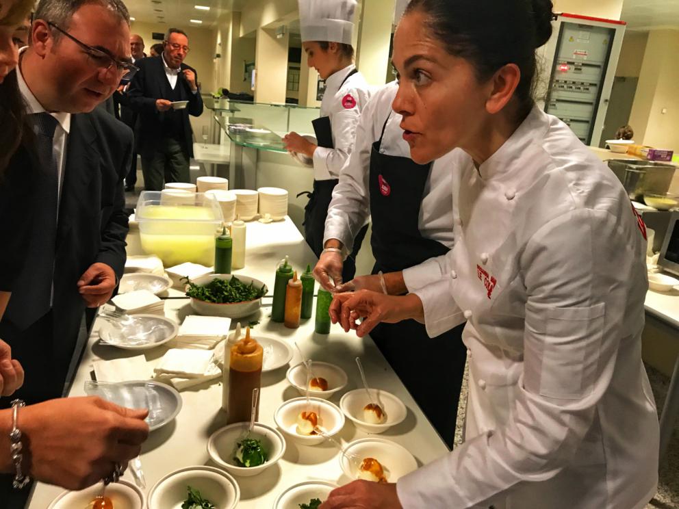 Galleria fotograficaMarco Baglieri&nbsp;del ristorante&nbsp;Crocifisso&nbsp;di Noto intervistato da Niccol&ograve; Torielli
Da sinistra:&nbsp;Rosanna Marziale&nbsp;de&nbsp;Le Colonne&nbsp;di Caserta,&nbsp;Eugenio Roncoroni&nbsp;di&nbsp;Al Mercato,&nbsp;Alessandro Negrini&nbsp;de&nbsp;Il Luogo di Aimo e Nadia&nbsp;ed&nbsp;Eugenio Boer&nbsp;&nbsp;
Roncoroni al lavoro
