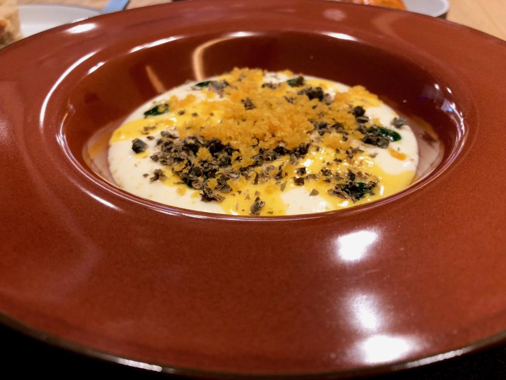 Photogallery






Our lunch at Cinque in the photos by Tanio Liotta. We start with Cream of pumpkin from Mantua, almond milk, cream of anchovies and puntarelle with lemon. Aside from the bread basket and the salted butter with porcini (every restaurant of Bartolini’s has butter aromatised in a different way)









Manita: puffed rice with aromatic herbs, tuna sauce






