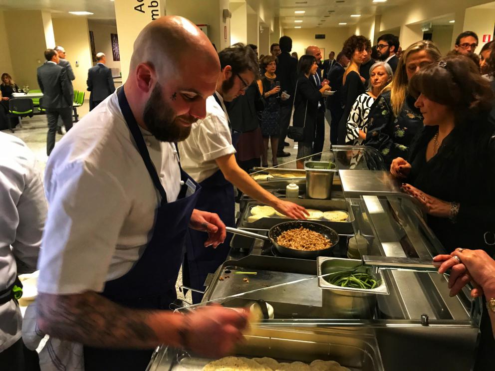 Galleria fotograficaMarco Baglieri&nbsp;del ristorante&nbsp;Crocifisso&nbsp;di Noto intervistato da Niccol&ograve; Torielli
Da sinistra:&nbsp;Rosanna Marziale&nbsp;de&nbsp;Le Colonne&nbsp;di Caserta,&nbsp;Eugenio Roncoroni&nbsp;di&nbsp;Al Mercato,&nbsp;Alessandro Negrini&nbsp;de&nbsp;Il Luogo di Aimo e Nadia&nbsp;ed&nbsp;Eugenio Boer&nbsp;&nbsp;

