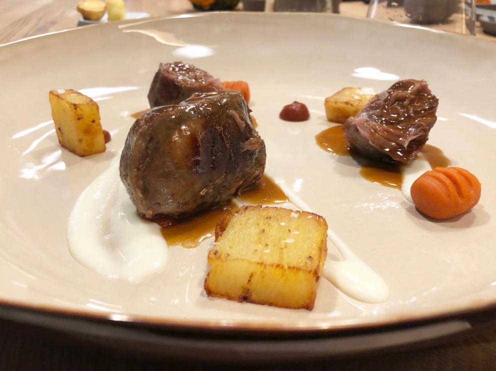 Photogallery






Our lunch at Cinque in the photos by Tanio Liotta. We start with Cream of pumpkin from Mantua, almond milk, cream of anchovies and puntarelle with lemon. Aside from the bread basket and the salted butter with porcini (every restaurant of Bartolini’s has butter aromatised in a different way)









Manita: puffed rice with aromatic herbs, tuna sauce









Potato mousse, parsley sauce, bottarga, powdered capers: a dish that recalls the famous Patata soffice, uovo e uova. Delicious









Risotto "Tricolore" – sun dried tomatoes, Grana Padano 24 months, herbs (chives, basil). The San Marzano is both as sauce and chopped, the rice thickened with butter. Delicious, of course









Spaghetti garlic and oil with a soup of sea urchins. Unexpectedly delicate









Sturgeon with parsley sauce, anise and mushrooms. The sturgeon is from Ticino, from Ars Italica, plus turnip tops, peperoni cruschi, bread sauce






